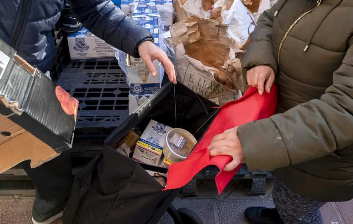 Archivo - Personas en situaci&oacute;n de vulnerabilidad en una recogida de alimentos.
- Alberto Ortega - Europa Press - Archivo