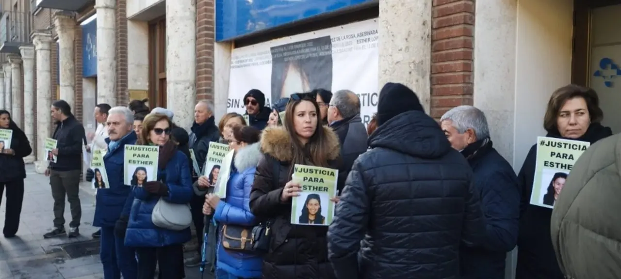 Una treintena de vecinos de Traspinedo, entre ellos el padre y la hermana de Esther L&oacute;pez, durante la concentraci&oacute;n de hoy frente al Edificio de los Juzgados de Valladolid
- EUROPA PRESS