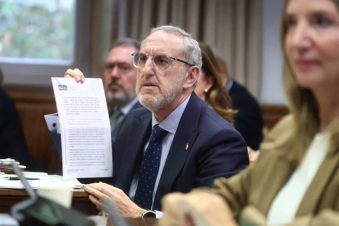 
<p>    MADRID, 4 (EUROPA PRESS)</p>
<p>   El portavoz adjunto del PSOE en el Senado Alfonso Gil ha aprovechado este jueves su intervenci&oacute;n ante la comisi&oacute;n de investigaci&oacute;n sobre el 'caso Koldo' para denunciar que, a su juicio, la sentencia del fiscal general del Estado, &Aacute;lvaro Garc&iacute;a Ortiz, "ya estaba escrita" antes del juicio.</p>
<p>   Durante la comparecencia de Juanfran Serrano, que fue adjunto a la Secretar&iacute;a de Organizaci&oacute;n del PSOE durante la etapa de Santos Cerd&aacute;n, Alfonso Gil se ha quejado de que se le haya citado a esta comisi&oacute;n de investigaci&oacute;n cuando no aparece en procedimientos judiciales.</p>
<p>   Por ello, ha criticado que esta comparecencia se produzca "de manera paralela" a procedimientos judiciales, "que son los que determinar&aacute;n la verdad judicial": "Porque, si se ha fijado usted, aqu&iacute; ya se ha sentenciado a la gente".</p>
<p>   Y haciendo un paralelismo con este hecho, Alfonso Gil ha puesto como ejemplo el caso del fiscal general. "La sentencia estaba escrita", ha a&ntilde;adido el dirigente socialista sobre el fallo del Tribunal Supremo (TS) que condena a Garc&iacute;a Ortiz a dos a&ntilde;os de inhabilitaci&oacute;n.</p>
      