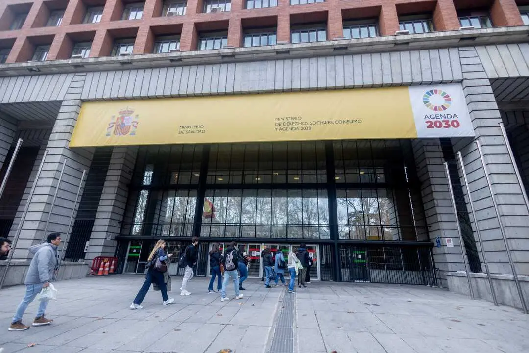 
<p>Muestran su "sorpresa" y esperan que se trate de un "olvido accidental"</p>
<p>   MADRID, 4 (EUROPA PRESS)</p>
<p>   Organizaciones representantes de m&eacute;dicos y enfermeros pedi&aacute;tricos de Atenci&oacute;n Primaria han lamentado este jueves que el Ministerio de Sanidad "ignore" a estos profesionales en la informaci&oacute;n publicada sobre su Plan de Acci&oacute;n de Atenci&oacute;n Primaria y Comunitaria 2025-2027, que busca reforzar la longitudinalidad en este &aacute;mbito, una dimensi&oacute;n asistencial entendida como la relaci&oacute;n sostenida entre personas y sus profesionales de referencia a lo largo del tiempo.</p>
<p>   La Asociaci&oacute;n Espa&ntilde;ola de Pediatr&iacute;a de Atenci&oacute;n Primaria (AEPap), la Sociedad Espa&ntilde;ola de Pediatr&iacute;a Extrahospitalaria y Atenci&oacute;n Primaria (SEPEAP), la Asociaci&oacute;n Espa&ntilde;ola de Enfermer&iacute;a Pedi&aacute;trica (AEEP), la Federaci&oacute;n de Asociaciones de Enfermer&iacute;a Pedi&aacute;trica (FEDAEP) y la Sociedad Espa&ntilde;ola de Enfermer&iacute;a Neonatal (SEEN) han mostrado su "sorpresa" ante la exposici&oacute;n realizada por Sanidad, en la que "se olvidan de la existencia de los pediatras y enfermeras de Pediatr&iacute;a", todo ello despu&eacute;s de una reuni&oacute;n entre las partes para abordar esta cuesti&oacute;n.</p>
<p>   As&iacute; han hecho referencia a uno de los puntos de una nota t&eacute;cnica del Ministerio con recomendaciones estrat&eacute;gicas, en el que se expone que la organizaci&oacute;n de la Atenci&oacute;n Primaria se har&aacute; en microequipos compuestos de m&eacute;dico de familia, enfermero y administrativo con cupos asignados, funcionando como "unidad b&aacute;sica de referencia para el seguimiento longitudinal".</p>
<p>    Tras ello, han coincidido en la importancia de la longitudinalidad en la atenci&oacute;n infantil, pues consideran que de esta forma se disminuyen los ingresos infantiles, la asistencia a urgencias de pediatr&iacute;a y la mejor relaci&oacute;n con los ni&ntilde;os, ni&ntilde;as y familias.</p>
<p>    "Esperemos que tanto por parte del Ministerio de Sanidad como de nuestros compa&ntilde;eros en el centro de salud haya sido un olvido accidental, y que no sea el deseo de que a ni&ntilde;as y ni&ntilde;os no les atiendan los profesionales mejor formados para su atenci&oacute;n, que son los pediatras y las enfermeras pedi&aacute;tricas, que trabajamos tambi&eacute;n para lograr la longitudinalidad en la atenci&oacute;n de la infancia", han se&ntilde;alado el presidente de AEPap, Pedro Gorrotxategi, y el presidente de SEPEAP, Crist&oacute;bal Coronel.</p>
<p>    Del mismo modo, han criticado que Sanidad tome como referencia el Real Decreto de Estructuras B&aacute;sicas de Salud de 1984 sin tener en cuenta que en dicho Decreto aparecen como componentes de los Equipos de Atenci&oacute;n Primaria los m&eacute;dicos de medicina general y pediatr&iacute;a, puericultura de zona, ayudantes t&eacute;cnicos sanitarios o diplomados en enfermer&iacute;a, matronas y practicantes de zona y auxiliares de cl&iacute;nica, adscritos a la zona y el personal preciso para desempe&ntilde;ar las tareas de administraci&oacute;n.</p>
<p>   La Asociaci&oacute;n Espa&ntilde;ola de Pediatr&iacute;a de Atenci&oacute;n Primaria ya demand&oacute; hace unas semanas, en el marco del D&iacute;a Mundial de la Infancia, "blindar la Pediatr&iacute;a en Atenci&oacute;n Primaria para proteger la salud infantil en Espa&ntilde;a", una reclamaci&oacute;n parecida a la de las asociaciones de enfermer&iacute;a pedi&aacute;trica, que tambi&eacute;n se encuentra "ausente" tanto en la propuesta del Ministerio de Sanidad como en las consideraciones de diversas asociaciones de enfermer&iacute;a comunitaria.</p>
<p>   Es por ello por lo que la presidenta de la AEEP, Isabel Mar&iacute;a Morales Gil, la presidenta de FEDAEP, Diana Fl&oacute;rez Rodr&iacute;guez, y la presidenta de la SEEN, Leticia Bazo Hern&aacute;ndez, han recordado que llevan a&ntilde;os reivindicando la "presencia indispensable" de la enfermera pedi&aacute;trica en todos los niveles asistenciales.</p>
<p>   Adem&aacute;s, han subrayado su "papel insustituible" en Atenci&oacute;n Primaria, donde su labor resulta "esencial" para garantizar una atenci&oacute;n y unos cuidados seguros y de calidad a la poblaci&oacute;n infantil y adolescente.</p>
<p>    Las asociaciones tambi&eacute;n han recordado que el mismo Ministerio de Sanidad remarc&oacute; la importancia de velar por la seguridad desde el inicio de la vida durante la Jornada sobre Seguridad del Paciente celebrada el pasado mes de septiembre, en la que subray&oacute; que los ni&ntilde;os deben ser atendidos por profesionales especialistas en Pediatr&iacute;a para asegurar una asistencia segura, espec&iacute;fica y de m&aacute;xima calidad.</p>
      