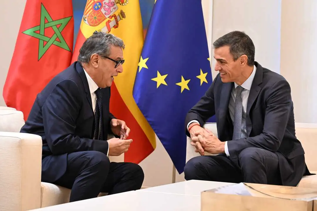 
<p>Marruecos se felicita del posicionamiento de Espa&ntilde;a y su "apoyo activo" a poner el plan en el centro para la resoluci&oacute;n del conflicto</p>
<p>   MADRID, 4 (EUROPA PRESS)</p>
<p>   El Gobierno ha expresado este jueves su "satisfacci&oacute;n" por la resoluci&oacute;n aprobada hace un mes por el Consejo de Seguridad de la ONU sobre el S&aacute;hara Occidental en la que se respalda la negociaci&oacute;n entre las partes sobre la base del plan de autonom&iacute;a marroqu&iacute; y se sostiene que una "verdadera autonom&iacute;a" podr&iacute;a ser "la soluci&oacute;n m&aacute;s factible" para resolver el conflicto.</p>
<p>   Este posicionamiento, incluido en la declaraci&oacute;n conjunta firmada por Espa&ntilde;a y Marruecos al t&eacute;rmino de la XIII Reuni&oacute;n de Alto Nivel (RAN) que ha tenido lugar en el Palacio de la Moncloa, ha sido r&aacute;pidamente celebrado por Marruecos, que considera que la resoluci&oacute;n supone un nuevo espaldarazo a sus esfuerzos por hacer del plan de autonom&iacute;a la &uacute;nica soluci&oacute;n posible y ver reconocida la soberan&iacute;a sobre la antigua colonia espa&ntilde;ola, a la que la ONU sigue considerando un territorio pendiente de descolonizar.</p>
<p>   La declaraci&oacute;n, de 23 folios y 119 puntos, solo menciona el S&aacute;hara Occidental en uno de ellos, el octavo, en el que se indica adem&aacute;s que el presidente del Gobierno, Pedro S&aacute;nchez, "ha reiterado la posici&oacute;n de Espa&ntilde;a sobre la cuesti&oacute;n del Sahara Occidental".</p>
<p>   Sin repetirla, el texto remite a la declaraci&oacute;n conjunta suscrita el 7 de abril de 2022 por la que se sell&oacute; la reconciliaci&oacute;n tras una grave crisis diplom&aacute;tica entre los dos pa&iacute;ses tras el encuentro mantenido por S&aacute;nchez y el rey Mohamed VI en Rabat.</p>
<p>   En ella, "Espa&ntilde;a reconoce la importancia de la cuesti&oacute;n del S&aacute;hara Occidental para Marruecos, as&iacute; como los esfuerzos serios y cre&iacute;bles de Marruecos en el marco de las Naciones Unidas para encontrar una soluci&oacute;n mutuamente aceptable".</p>
<p>   En este sentido, a&ntilde;ade la citada declaraci&oacute;n, "Espa&ntilde;a considera la iniciativa de autonom&iacute;a marroqu&iacute;, presentada en 2007, como la base m&aacute;s seria, realista y cre&iacute;ble para resolver este diferendo", en l&iacute;nea con lo que hab&iacute;a trasladado S&aacute;nchez en su misiva de marzo de ese a&ntilde;o al monarca alau&iacute;.</p>
<p>RESPALDO A LA RESOLUCI&Oacute;N DE LA ONU</p>
<p>   Por otra parte, en la declaraci&oacute;n publicada tras esta RAN, en la que no ha habido rueda de prensa, el Gobierno se ha pronunciado finalmente por la resoluci&oacute;n adoptada el pasado 31 de octubre por el Consejo de Seguridad y que, entre otras cosas, renov&oacute; el mandato de la Misi&oacute;n de Naciones Unidas para el Refer&eacute;ndum en el S&aacute;hara Occidental (MINURSO), tras haberse eludido desde el Ministerio de Asuntos Exteriores en todo momento hacer una valoraci&oacute;n sobre la misma.</p>
<p>   "Espa&ntilde;a acoge con satisfacci&oacute;n la adopci&oacute;n de la resoluci&oacute;n 2797 del Consejo de Seguridad de las Naciones Unidas", sostiene la declaraci&oacute;n, para pasar a citar algunos de los puntos de la misma que han sido particularmente valorados por Marruecos, cuyo monarca sostuvo que abre "un nuevo y victorioso cap&iacute;tulo" para resolver el conflicto 50 a&ntilde;os despu&eacute;s.</p>
<p>   As&iacute;, se recuerda que el texto respalda "plenamente la labor del secretario general (de la ONU, Antonio Guterres) y su enviado personal (Staffan de Mistura) para facilitar y celebrar negociaciones tomando como base la propuesta de autonom&iacute;a de Marruecos con miras a lograr una soluci&oacute;n de la controversia que sea justa, duradera y aceptable para todas las partes, con arreglo a la Carta de las Naciones Unidas, y acoge con benepl&aacute;cito cualquier sugerencia constructiva de las partes en respuesta a la propuesta de autonom&iacute;a".</p>
<p>   Y se incide en que la resoluci&oacute;n reconoce que "una verdadera autonom&iacute;a bajo soberan&iacute;a marroqu&iacute; podr&iacute;a ser la soluci&oacute;n m&aacute;s factible" para una soluci&oacute;n mutuamente aceptable, siendo este el punto que particularmente ha gustado en Rabat, ya que considera que se est&aacute;n avalando sus tesis.</p>
<p>RABAT CELEBRA EL POSICIONAMIENTO DE ESPA&Ntilde;A</p>
<p>   Prueba de la importancia que esta cuesti&oacute;n tiene para Rabat --Mohamed VI ya dej&oacute; claro que el S&aacute;hara es el "prisma con el que Marruecos mira el mundo"-- es que la agencia oficial de noticias marroqu&iacute;, MAP, se ha apresurado a resaltar el respaldo de Espa&ntilde;a a la resoluci&oacute;n de la ONU.</p>
<p>   "S&aacute;hara marroqu&iacute;: Espa&ntilde;a se felicita de la adopci&oacute;n de la resoluci&oacute;n 2797 que subraya que una verdadera autonom&iacute;a bajo soberan&iacute;a marroqu&iacute; es una soluci&oacute;n de las m&aacute;s realizables", ha titulado su informaci&oacute;n, que ha sido r&aacute;pidamente repicada por varios medios marroqu&iacute;es.</p>
<p>   En ella, se hace eco del punto de la declaraci&oacute;n y destaca que el Gobierno espa&ntilde;ol tambi&eacute;n ha "reafirmado su posici&oacute;n constante y constructiva" que ya qued&oacute; expresada en abril de 2022.</p>
<p>    Adem&aacute;s, la agencia oficial considera que con su posicionamiento respecto a la resoluci&oacute;n, Espa&ntilde;a confirma su "apoyo activo" a la hoja de ruta actual de la ONU, "que pone la iniciativa marroqu&iacute; en el coraz&oacute;n del proceso de arreglo".</p>
      