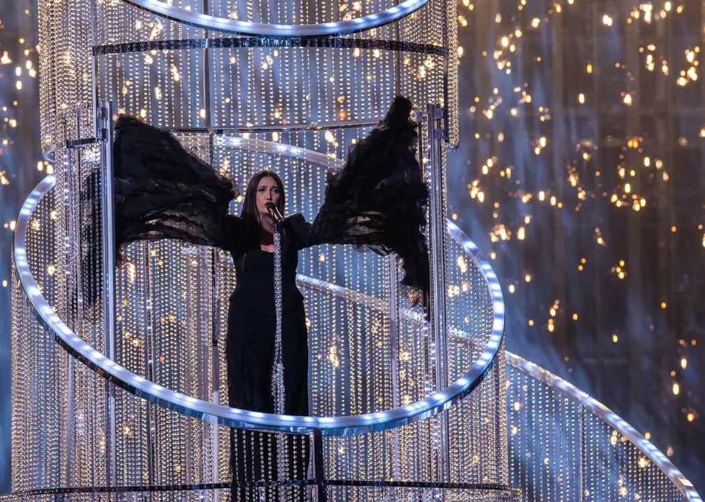 
<p>La corporaci&oacute;n p&uacute;blica asegura que mantendr&aacute; el Benidorm Fest, pese a que Espa&ntilde;a no participar&aacute; en el certamen europeo</p>
<p>   MADRID, 4 (EUROPA PRESS TELEVISI&Oacute;N)</p>
<p>   RTVE ha anunciado este jueves en un comunicado la retirada de Espa&ntilde;a del Festival de Eurovisi&oacute;n, tras las votaciones celebradas en la 95&ordf; Asamblea General de la UER en Ginebra, que han concluido con la permanencia de Israel en el certamen musical europeo.</p>
<p>   Fuentes de RTVE han confirmado a Europa Press que Espa&ntilde;a mantendr&aacute; el Benidorm Fest en 2026, al que est&aacute; previsto que acudan Funambulista, Luna Ki, Mar&iacute;a Le&oacute;n y Julia Medina, Mikel Herzog Jr, Rosalinda Gal&aacute;n o Dani J, entre otros.</p>
<p>   El Consejo de Administraci&oacute;n de RTVE acord&oacute; el pasado mes de septiembre que Espa&ntilde;a se retirar&iacute;a de Eurovisi&oacute;n si Israel formaba parte. Junto a Espa&ntilde;a --miembro del grupo de los cinco mayores contribuyentes a la UER conocido como 'Big Five'-- hay otros cuatro pa&iacute;ses que han condicionado su presencia en el certamen a la expulsi&oacute;n de Israel: Irlanda (RT&Eacute;), Eslovenia (RTVSLO), Islandia (R&Uacute;V) y Pa&iacute;ses Bajos (AVROTROS).</p>
<p>   La salida de Espa&ntilde;a del festival implica que RTVE no emitir&aacute; la final de Eurovision 2026, que se celebrar&aacute; en Viena (Austria) el pr&oacute;ximo 16 de mayo, ni las semifinales previas del concurso, que se realizar&aacute;n los d&iacute;as 12 y 14.</p>
<p>   Seg&uacute;n el comunicado de RTVE, la corporaci&oacute;n p&uacute;blica ha solicitado por escrito la votaci&oacute;n secreta en la Asamblea, junto con otros 7 pa&iacute;ses. La presidencia de UER ha denegado a RTVE la realizaci&oacute;n de una votaci&oacute;n espec&iacute;fica sobre la participaci&oacute;n de Israel.</p>
<p>   En su intervenci&oacute;n ante la Asamblea General previa a las votaciones, el secretario general de RTVE, Alfonso Morales, ha explicado que la Corporaci&oacute;n "reconoce y valora" las medidas adoptadas por la UER y el Grupo de Referencia para defender los principios y valores centrales del Festival de Eurovisi&oacute;n.</p>
<p>   "Sin embargo, consideramos que estas medidas son insuficientes. Nos gustar&iacute;a expresar nuestras serias dudas sobre la participaci&oacute;n de la televisi&oacute;n israel&iacute; KAN en Eurovisi&oacute;n 2026. La situaci&oacute;n en Gaza, a pesar del alto el fuego y la aprobaci&oacute;n del proceso de paz, y la utilizaci&oacute;n del certamen para objetivos pol&iacute;ticos por parte de Israel, hacen cada vez m&aacute;s dif&iacute;cil mantener Eurovisi&oacute;n como un evento cultural neutral", ha remarcado.</p>
<p>   El responsable de la Corporaci&oacute;n tambi&eacute;n ha expresado su preocupaci&oacute;n por la "instrumentalizaci&oacute;n" del voto en las recientes ediciones y la ausencia de sanciones a este respecto. "No deber&iacute;amos aceptar dobles raseros. La neutralidad y transparencia es un objetivo com&uacute;n para garantizar un resultado veraz que respete a la audiencia y a los ciudadanos", ha se&ntilde;alado.</p>
<p>   Tambi&eacute;n ha solicitado una votaci&oacute;n sobre la posible suspensi&oacute;n temporal de la participaci&oacute;n de KAN por un periodo m&iacute;nimo de un a&ntilde;o, con la opci&oacute;n de una revisi&oacute;n posterior al t&eacute;rmino de este periodo y ha avanzado que en caso de no aprobarse, RTVE no podr&aacute; participar en esta edici&oacute;n.</p>
<p>   Por su parte, el presidente de RTVE, Jos&eacute; Pablo L&oacute;pez, ha asegurado en X que lo sucedido en la Asamblea confirma que "Eurovisi&oacute;n no es un concurso de canciones sino un festival dominado por intereses geopol&iacute;ticos y fracturado".</p>
<p> IM&Aacute;GENES DISPONIBLES EN EUROPA PRESS TELEVISI&Oacute;N</p>
<p>URL DE DESCARGA: <a target="_blank" href="https://www.europapress.tv/sociedad/1033606/1/rtve-anuncia-espana-retira-eurovision-decidirse-israel-participe">https://www.europapress.tv/sociedad/1033606/1/rtve-anuncia-espana-retira-eurovision-decidirse-israel-participe</a></p>
<p>TEL&Eacute;FONO DE CONTACTO 91 345 44 06 </p>
      