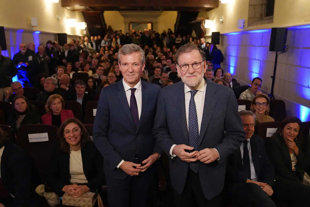 
<p>El expresidente celebra la nutrida asistencia a la presentaci&oacute;n de su libro: "Somos seres humanos y estas cosas nos alegran</p>
<p>   SANTIAGO DE COMPOSTELA, 4 (EUROPA PRESS TELEVISI&Oacute;N)</p>
<p>   El expresidente del Gobierno Mariano Rajoy se ha reafirmado en que en pol&iacute;tica resulta clave "elegir bien" los tiempos y ha recalcado que "saber esperar es muy importante". Al tiempo, ha reiterado su "preocupaci&oacute;n" ante el alza que ve de "populismos" y "extremismos" con otro aviso: "A un extremista no se le puede oponer otro extremista" porque puede suponer "un da&ntilde;o incalculable para la democracia".</p>
<p>    "No se puede confundir democracia con votar: hay m&aacute;s, est&aacute;n sus valores superiores (ha citado la separaci&oacute;n de poderes o la independencia judicial, entre otros). Y cuidado con los que lo arreglan todo a gritos y desde el extremismo", ha recomendado, en el acto de presentaci&oacute;n de su libro 'El arte de gobernar' en Santiago de Compostela, su ciudad natal, como ha recordado &eacute;l mismo y el titular de la Xunta y l&iacute;der del PPdeG, Alfonso Rueda, encargado de presentarle.</p>
<p>   En el marco de sus reflexiones contra el populismo y el extremismo, ha defendido tambi&eacute;n la "obligaci&oacute;n" de tratar las cuestiones de inmigraci&oacute;n "con mucho cuidado". "Ni papeles para todos, ni los vamos a expulsar a todos. Pero esto se ha convertido en munici&oacute;n electoral para los populistas", ha lamentado y ha reivindicado una inmigraci&oacute;n "ordenada y legal".</p>
<p>    Lo ha hecho ante un nutrido auditorio en el Hotel Monumento San Francisco, donde no faltaron dirigentes de la c&uacute;pula del PP gallego y conselleiros, Rajoy ha dejado otros consejos y frases de un libro pensado, ha dicho, para que sea "f&aacute;cil de leer" y no concebido como "un tratado de filosof&iacute;a pol&iacute;tica". Una actividad en la que ha recetado a los m&aacute;s j&oacute;venes "no desde&ntilde;ar" la experiencia, adem&aacute;s de tener paciencia.</p>
<p>    Pero tambi&eacute;n ha advertido contra el "enfado", que ve "una excelente forma de perder el tiempo"; ha llamado a cuidar el vocabulario y ha recalcado que un Parlamento "no es el bar" ni la indumentaria debe ser la de "ir a la playa". De hecho, cree que existe "un problema de guardarrop&iacute;a". Y tambi&eacute;n ha prevenido contra "los presurosos" en pol&iacute;tica y ante la toma de decisiones "bajo presi&oacute;n pol&iacute;tica y medi&aacute;tica" porque suelen derivar en "un error".</p>
<p>"NO MIENTAS. SI NO ES POSIBLE DECIR LA VERDAD, C&Aacute;LLATE"</p>
<p>    "Y no mientas. Si no es posible decir la verdad, pues c&aacute;llate", ha a&ntilde;adido un Rajoy que ha dejado otras frases que han provocado desde la risa a la carcajada de los asistentes. De hecho, ha arrancado su intervenci&oacute;n agradeciendo la afluencia, con gente incluso "de pie". "Es muy reconfortante. Somos seres humanos y estas cosas nos alegran. Imag&iacute;nense c&oacute;mo estar&iacute;amos Rueda y yo aqu&iacute; solos", ha bromeado.</p>
<p>    El expresidente popular, que volver&aacute; a participar en el v&iacute;deo de Navidad del PPdeG como ya es casi una tradici&oacute;n, tambi&eacute;n ha repasado su trayectoria estudiantil y pol&iacute;tica tanto en Santiago como en Pontevedra, con un punto de humor. "En Pontevedra soy persona non grata, cosa que no he logrado a&uacute;n en Santiago", se ha chanceado.</p>
<p>"REGULAR" LAS REDES SOCIALES </p>
<p>   En una intervenci&oacute;n con varias cr&iacute;ticas hacia "el gobierno Frankenstein", en relaci&oacute;n al Ejecutivo que lidera Pedro S&aacute;nchez, cuyo "principal acervo negativo" considera que ha sido "cargarse los consensos", ha bromeado con que estuvo a punto de retirar del libro el dec&aacute;logo de buen gobernante "por si uno que no cumple ni una" de las premisas, ha dicho, se daba por aludido y le sentaba mal.</p>
<p>    M&aacute;s all&aacute;, se ha reafirmado en que hay "un problema de calidad en la democracia en muchos lugares del mundo, y tambi&eacute;n en Europa y Espa&ntilde;a". Y ha advertido de los riesgos de que "no exista la independencia judicial o se cuestione a los jueces". Cuando esto ocurre, "la democracia retrocede, pierde calidad", ha advertido. "Y qui&eacute;n sabe lo que puede ocurrir. Tenemos ejemplos y muchos en el continente americano", ha a&ntilde;adido.</p>
<p>   "Preocupado" por la "degradaci&oacute;n de la palabra" e incluso "los problemas de guardarrop&iacute;a" en el Parlamento --ha esgrimido que "al Parlamento vas de una forma y a la playa, a otra"--, tambi&eacute;n ha advertido de que "revisar la historia va contra el esp&iacute;ritu de la Constituci&oacute;n y contra la convivencia entre espa&ntilde;oles".</p>
<p>    Rajoy ha repasado algunos otros asuntos que aborda en el libro, como el cap&iacute;tulo de la Corona, e igual que ha manifestado que cree que el rey em&eacute;rito Juan Carlos I ha sido "injustamente tratado", se ha mostrado convencido de que, con Felipe VI, los espa&ntilde;oles pueden estar "tranquilos". Y ha relexionado unos minutos sobre la econom&iacute;a, que "es la vida a la gente", mirando hacia la crisis que &eacute;l mismo tuvo que gestionar.</p>
<p>   Asimismo, ha alertado del papel de las redes sociales a la hora de difundir "mensajes extremistas y radicales", y ha manifestado su convicci&oacute;n de que, "igual que se ha regulado el mundo anal&oacute;gico, esto necesita una regulaci&oacute;n".</p>
<p> IM&Aacute;GENES DISPONIBLES EN EUROPA PRESS TELEVISI&Oacute;N</p>
<p>URL DE DESCARGA: </p>
<p><a target="_blank" href="https://www.europapress.tv/politica/1033634/1/rajoy-aconseja-elegir-bien-tiempos-politica">https://www.europapress.tv/politica/1033634/1/rajoy-aconseja-elegir-bien-tiempos-politica</a></p>
<p>TEL&Eacute;FONO DE CONTACTO 91 345 44 06 </p>
      