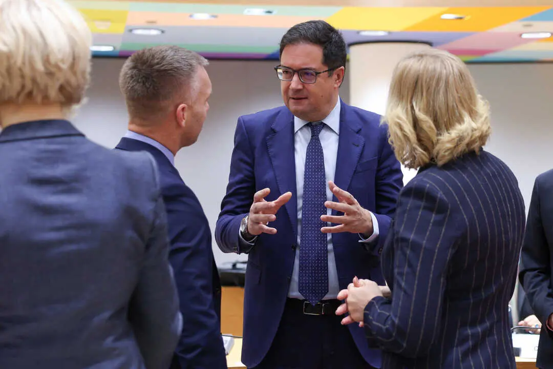 
<p>    BRUSELAS, 5 (EUROPA PRESS)</p>
<p>   El ministro para la Transformaci&oacute;n Digital y de la Funci&oacute;n P&uacute;blica y secretario general del PSOE-M, &Oacute;scar L&oacute;pez, ha avisado este viernes de que el Gobierno har&aacute; "todo" lo posible para "revertir" la privatizaci&oacute;n de la sanidad de Madrid, despu&eacute;s de considerar "muy grave" el caso de Ribera Salud y el Hospital Universitario de Torrej&oacute;n de Ardoz.</p>
<p>   "Vamos a hacer todo lo que est&eacute; en nuestra mano para paralizar lo que est&aacute; pasando con la privatizaci&oacute;n de la sanidad de Madrid y para revertir esa privatizaci&oacute;n", ha declarado L&oacute;pez a la prensa en Bruselas, a donde asiste a una reuni&oacute;n de ministros europeos.</p>
<p>   As&iacute;, el ministro ha considerado "muy grave" el caso del hospital de Torrej&oacute;n de Ardoz y defendido que el sistema de sanidad p&uacute;blica en Espa&ntilde;a "era la joya de la corona", un "pilar b&aacute;sico" del estado de bienestar en Espa&ntilde;a que "hoy est&aacute; en manos de las Comunidades Aut&oacute;nomas" y algunas, como la de Madrid", est&aacute;n "desmantelando la sanidad p&uacute;blica para hacer un negocio privado".</p>
<p>   "Lo que hemos conocido en este caso no pone los pelos de punta. Estamos conociendo c&oacute;mo se ha despedido a profesionales por no estar de acuerdo, estamos conociendo c&oacute;mo se han engordado listas de espera para maximizar el beneficio de las empresas privadas y hemos conocido incluso que se han reutilizado materiales de un solo uso", ha criticado el ministro, en referencia a las &uacute;ltimas informaciones aparecidas en la prensa.</p>
<p>   En este contexto, L&oacute;pez ha advertido de que esta situaci&oacute;n es el resultado de querer "convertir un derecho en un negocio" y que "los pacientes se conviertan en clientes", al tiempo que ha reiterado que tanto del Gobierno como desde el Partido Socialista de Madrid est&aacute;n "muy preocupados" y van a tomar "todas las acciones que podamos" para exigir responsabilidades y "llegar hasta el final" y "revertir esa privatizaci&oacute;n, que es verdaderamente desastrosa".</p>
<p>   De este modo, ha argumentado que la presidenta de la Comunidad de Madrid, Isabel D&iacute;az Ayuso, "ve una sanidad de CEO y 'Ebitda'(en referencia al indicador de salud financiera) y lo que hace es una sanidad p&uacute;blica que no distinga en funci&oacute;n de la cartera y de la cuenta corriente de ning&uacute;n ciudadano".</p>
      