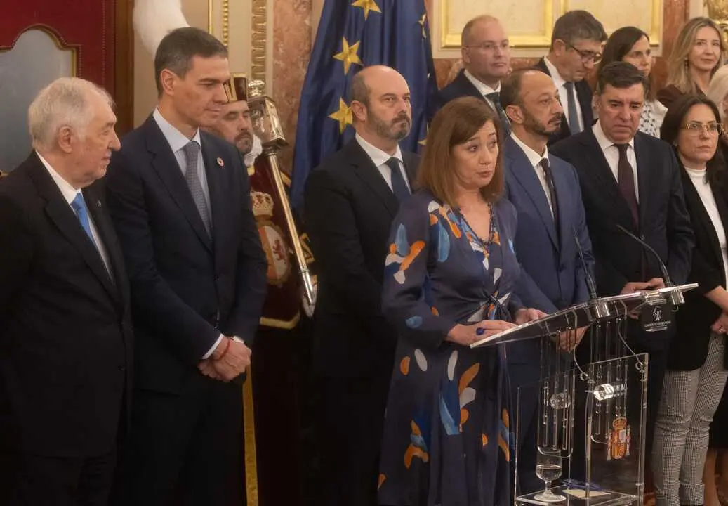 
<p>Diputados y senadores del PP y del PSOE copar&aacute;n el Sal&oacute;n de Pasos Perdidos del Congreso, escenario principal del acto conmemorativo </p>
<p>    MADRID, 5 (EUROPA PRESS)</p>
<p>    La Cortes Generales celebrar&aacute;n este s&aacute;bado, 6 de diciembre, el cuadrag&eacute;simo s&eacute;ptimo aniversario de la Constituci&oacute;n de 1978 en un clima de crispaci&oacute;n pol&iacute;tica y con el 'plante' de m&aacute;s de la mitad de los grupos parlamentarios, entre ellos los socios parlamentarios del Gobierno de Pedro S&aacute;nchez.</p>
<p>   El Sal&oacute;n de Pasos Perdidos ser&aacute; el escenario del acto institucional con motivo del aniversario de la Carta Magna en un a&ntilde;o marcado por la celebraci&oacute;n de los 50 a&ntilde;os de las muerte del dictador Francisco Franco y la restauraci&oacute;n de la Monarqu&iacute;a.</p>
<p>   Pero sobre todo un a&ntilde;o en el que la tensi&oacute;n y la crispaci&oacute;n han marcado el curso pol&iacute;tico y jur&iacute;dico, con socialistas y 'populares' principalmente enfrentados por diversos asuntos, entre ellos los casos de corrupci&oacute;n que rodean al PSOE y al entorno del presidente del Gobierno, Pedro S&aacute;nchez.</p>
<p>   En concreto, el 'caso Koldo' ha provocado, de entrada, la prisi&oacute;n provisional para los dos exsecretarios de Organizaci&oacute;n del PSOE, Jos&eacute; Luis &Aacute;balos, a&uacute;n diputado del Grupo Mixto, y Santos Cerd&aacute;n --ahora est&aacute; en libertad--, as&iacute; como del exasesor de &Aacute;balos, Koldo Garc&iacute;a.</p>
<p>OTROS CONFLICTOS</p>
<p>   Otro de los hitos de este a&ntilde;o ha sido la condena de inhabilitaci&oacute;n del fiscal general del Estado, &Aacute;lvaro Garc&iacute;a Ortiz, por parte del Tribunal Supremo por un delito de revelaci&oacute;n de datos privados del empresario Alberto Gonz&aacute;lez Amador, pareja de la presidenta madrile&ntilde;a, Isabel D&iacute;az Ayuso, un fallo que el Gobierno acata pero que le ha llevado a criticarlo e incluso a hablar de 'lawfare'. De hecho, siguen defendiendo la inocencia de Garc&iacute;a Ortiz.</p>
<p>   Tambi&eacute;n han estado encima de la mesa diversos conflictos de atribuciones entre el Congreso y el Senado, con mayor&iacute;a absoluta del PP; la crisis con los cribados de c&aacute;ncer de mama en Andaluc&iacute;a; la salida del Gobierno valenciano de su presidente, Carlos Maz&oacute;n, tras su gesti&oacute;n de la dana de 2024; el adelanto electoral en Extremadura por la ruptura del PP con Vox --ahora est&aacute;n en plena campa&ntilde;a--; o la reciente ruptura del pacto de investidura de Junts con el Gobierno.</p>
<p>   Este &uacute;ltimo episodio ha provocado que S&aacute;nchez se enfrente desde hace semanas a una mayor&iacute;a absoluta en contra en el Congreso, como se evidenci&oacute; recientemente con el rechazo de la senda de d&eacute;ficit aprobado por el Consejo de Ministros, paso previo para la presentaci&oacute;n de los Presupuestos Generales de 2026.</p>
<p>   El pasado martes, el Consejo de Ministros aprob&oacute; de nuevo la misma senda de d&eacute;ficit, que se votar&aacute; en el Pleno de la pr&oacute;xima semana, si bien antes S&aacute;nchez ha tratado de acercarse a Junts aprobando un paquete de medidas de financiaci&oacute;n para los ayuntamientos y empresas, como as&iacute; solicitaban los de Carles Puigdemont.</p>
<p>    Sin embargo, desde Junts insisten en que la ruptura es firme. As&iacute; las cosas, todo apunta a que el Congreso volver&aacute; a tumbar este nuevo intento del Gobierno por tratar de presentar y aprobar sus primeros Presupuestos de esta legislatura.</p>
<p>   Con todos estos asuntos encima de la mesa, parece m&aacute;s que probable que este 6 de diciembre se respire cierta tensi&oacute;n en el acto con motivo del aniversario de la Constituci&oacute;n, que comenzar&aacute; las doce del mediod&iacute;a en el Sal&oacute;n de Pasos Perdidos. Antes del tradicional discurso de la presidenta del Congreso, la socialista Francina Armengol, ni&ntilde;os alumnos de Primaria de distintas nacionalidades europeas dar&aacute;n lectura de art&iacute;culos de la Constituci&oacute;n.</p>
<p>   As&iacute;, Paula Mart&iacute;nez Gernhardt y Camilo Cuesta Aschenberg leer&aacute;n en alem&aacute;n el art&iacute;culo 23, que reconoce el derecho a la participaci&oacute;n pol&iacute;tica ciudadana; Gael Camus Nogales y Mariam Belayachi Chaves leer&aacute;n en franc&eacute;s el art&iacute;culo 27, que regula el derecho a la educaci&oacute;n, y, seguidamente, Emma Tutone Montilla recitar&aacute; en italiano el art&iacute;culo 48, dedicado a la juventud.</p>
<p>    Los actos de conmemoraci&oacute;n de la Carta Magna se iniciar&aacute;n a las 10.30 horas, con el izado solemne de la bandera nacional en la Carrera de San Jer&oacute;nimo, y a continuaci&oacute;n, a partir de las 11.20 horas, Armengol y el presidente del Senado, el 'popular' Pedro Roll&aacute;n, saludar&aacute;n a los invitados al acto principal.</p>
<p>   Adem&aacute;s de Armengol y Roll&aacute;n, est&aacute; confirmada la presencia del presidente del Gobierno y el grueso de su Gabinete de Ministros, de integrantes de las Mesas del Congreso y del Senado, del l&iacute;der de la oposici&oacute;n, Alberto N&uacute;&ntilde;ez Feij&oacute;o, de representantes del Poder Judicial y de miembros de la sociedad civil.</p>
<p>AUSENCIA DE INDEPENDENTISTAS, NACIONALISTAS, PODEMOS Y VOX</p>
<p>   Quienes ya se han borrado del evento son los socios parlamentarios del Gobierno, esto es, ERC, Bildu, PNV y BNG, as&iacute; como Junts, seg&uacute;n confirmaron a Europa Press fuentes de estas formaciones. Tampoco acudir&aacute;n representaci&oacute;n de Podemos porque tanto su l&iacute;der, Ione Belarra, como la eurodiputada Irene Montero se trasladar&aacute;n a Extremadura para participar en la campa&ntilde;a electoral.</p>
<p>   Entre las bajas tambi&eacute;n se encuentran los diputados y senadores de Vox pues, tal y como recordaron recientemente, los de Santiago Abascal no asistir&aacute;n a ning&uacute;n acto oficial en el que "no puedan coger un micr&oacute;fono y denunciar la acci&oacute;n criminal y corrupta del Ejecutivo". Su portavoz, Pepa Mill&aacute;n, har&aacute; unas declaraciones a la entrada y luego se ir&aacute;.</p>
<p>    De hecho, Vox no particip&oacute; ya el pasado 21 de noviembre del acto que el Congreso celebr&oacute; por los 50 a&ntilde;os de la reinstauraci&oacute;n de la Monarqu&iacute;a, 'plantando' as&iacute; a los Reyes, que lo presidieron junto a sus hijas, la Princesa Leonor y la infanta Sof&iacute;a. As&iacute; las cosas, los diputados y senadores del PSOE y el PP copar&aacute;n este s&aacute;bado el Sal&oacute;n de Pasos Perdidos del Congreso, donde al t&eacute;rmino del acto se celebrar&aacute;n previsiblemente los conocidos 'corrillos' entre pol&iacute;ticos y periodistas.</p>
<p>IZADO SOLEMNE DE LA BANDERA NACIONAL </p>
<p>   El izado solemne de la bandera nacional en la Carrera de San Jer&oacute;nimo que, adem&aacute;s de con Armengol y Roll&aacute;n, contar&aacute; con la presencia del Jefe del Estado Mayor de la Defensa (JEMAD), los Jefes de Estado Mayor del Ej&eacute;rcito de Tierra, de la Armada y del Ej&eacute;rcito del Aire y del Espacio, as&iacute; como representantes parlamentarios y presidentes y jefes de las delegaciones de parlamentos iberoamericanos.</p>
<p>    A las 10.30 horas, el jefe del Estado Mayor de la Defensa, almirante general Teodoro Esteban L&oacute;pez C&aacute;lderon, recibir&aacute; a los presidentes de las C&aacute;maras y los acompa&ntilde;ar&aacute; para recibir los Honores de Ordenanza. Concluidos los honores, el mando de la compa&ntilde;&iacute;a dar&aacute; novedades a los presidentes, que pasar&aacute;n revista a la Fuerza.</p>
<p>    A continuaci&oacute;n, el equipo de izado se dirige con la bandera extendida hacia la Carrera de San Jer&oacute;nimo donde se proceder&aacute; a la interpretaci&oacute;n del Himno Nacional por la Unidad de M&uacute;sica al tiempo que se procede al izado. Posteriormente, un relator leer&aacute; la efem&eacute;ride por el D&iacute;a de la Constituci&oacute;n y posteriormente tendr&aacute;n lugar el desfile de la Fuerza con el que concluir&aacute; el acto de izado solemne.</p>
<p>   Los actos de conmemoraci&oacute;n de la Carta Magna de 1978 concluir&aacute;n los d&iacute;as 12 y 13 de diciembre, para cuando est&aacute;n previstas las Jornadas de Puertas Abiertas, durante las que los ciudadanos que as&iacute; lo deseen pueden pasearse por el Palacio del Congreso y conocer algunas de las salas m&aacute;s emblem&aacute;ticas de la C&aacute;mara Baja, entre ellas, el hemiciclo. </p>
      