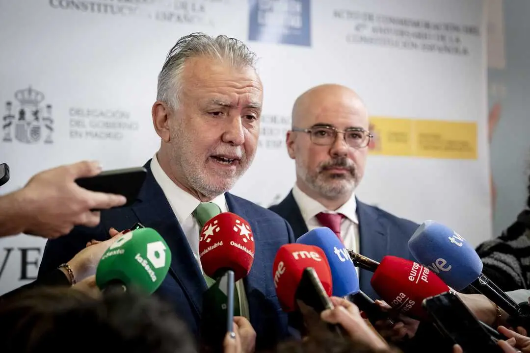 
<p> MADRID, 5 (EUROPA PRESS)</p>
<p> El ministro de Pol&iacute;tica Territorial y Memoria Democr&aacute;tica, &Aacute;ngel V&iacute;ctor Torres, ha eludido hoy responder si el PSOE deber&iacute;a enviar a la Fiscal&iacute;a las denuncias por acoso sexual que hay contra el exdirigente y exasesor y de Moncloa, Francisco Salazar. Se ha limitado a decir que actuaron con contundencia apart&aacute;ndole del partido y del Gobierno.</p>
<p>   &Aacute;ngel V&iacute;ctor Torres ha respondido as&iacute; al ser preguntado, durante un acto conmemorativo de la Constituci&oacute;n organizado por la Delegaci&oacute;n del Gobierno de Madrid en la sede de la UNED-Escuelas P&iacute;as, si en el PSOE ten&iacute;an previsto llevar a la Fiscal&iacute;a las citadas denuncias contra su ya excompa&ntilde;ero de partido.</p>
<p> Torres se ha remontado al verano para recordar que cuando en el Partido Socialista se supieron estas denuncias, horas antes de un Comit&eacute; Federal en el que se iban a producir cambios en la direcci&oacute;n --estaba previsto nombrar a Salazar para Organizaci&oacute;n--, "autom&aacute;ticamente Salazar dej&oacute; de estar en el partido y en Moncloa".</p>
<p> "El PSOE actu&oacute; de manera inmediata", ha exclamado y ha querido comparar esta actitud con la de otras formaciones pol&iacute;ticas que tienen, ha dicho, denuncias contra otros cargos institucionales y "siguen en el cargo meses y meses como ocurri&oacute; en la comunidad gallega".</p>
<p>   El ministro ha insistido en que "ante estos casos hay que actuar con contundencia, se hizo y ante ellos, si finalmente lo que se ha publicado es verdad, son acciones vomitivas y no caben en nuestra organizaci&oacute;n".</p>
<p>   Sin embargo Torres no se ha querido pronunciar sobre si las denuncias de las mujeres que trabajaron con &eacute;l en Moncloa deben llevarse ante los tribunales, ni tampoco ante la pregunta de por qu&eacute; estas denuncias han estado dormidas en el PSOE durante cinco meses.</p>
      