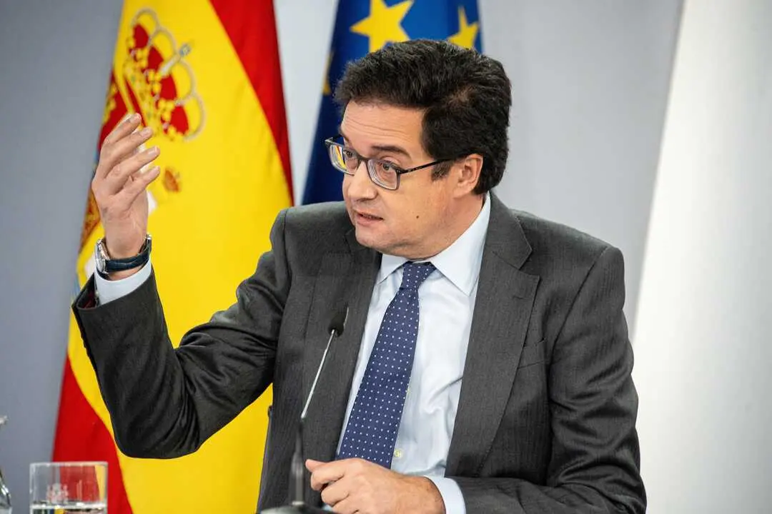 
<p>    BRUSELAS, 5 (EUROPA PRESS)</p>
<p>   El ministro para la Transformaci&oacute;n Digital y de la Funci&oacute;n P&uacute;blica y secretario general del PSOE-M, &Oacute;scar L&oacute;pez, ha negado este viernes que el PSOE protegiera de las denuncias ant&oacute;nimas de acoso al excargo del PSOE y del Gobierno Francisco Salazar, al tiempo que se ha mostrado convencido de que se aplicar&aacute;n todos los protocolos del partido, aunque ha evitado responder a si cree que el caso deber&iacute;a ser elevado a la Fiscal&iacute;a.</p>
<p>   "Lo que hemos le&iacute;do de las denuncias es verdaderamente intolerable", ha declarado L&oacute;pez en respuesta a preguntas de la prensa en Bruselas, a donde asiste a una reuni&oacute;n de ministros de Telecomunicaciones de la UE.</p>
<p>   En este contexto, el ministro ha subrayado que el PSOE tiene "protocolos" y "los tiene que aplicar", por lo que se ha mostrado "absolutamente convencido de que lo van a aplicar".</p>
<p>   Adem&aacute;s ha defendido que, frente a "otros partidos que ni siquiera tienen esos protocolos" o en los que se "aplaude" a consejeros despu&eacute;s de haber denuncias en el juzgado, el PSOE cuenta con protocolos espec&iacute;ficos y que "est&aacute; actuando" y pronunci&aacute;ndose sobre el caso "todos los d&iacute;as".</p>
<p>   Con todo, el ministro no ha querido responder a las preguntas de si considera que han fallado los protocolos o si piensa que los casos deber&iacute;an ser elevados a la Fiscal&iacute;a, porque, se ha escudado, no conoce el caso "en primera persona".</p>
<p>   "No conozco el expediente, no es mi responsabilidad. Yo insisto en que conf&iacute;o plenamente en qui&eacute;n tiene que hacerlo para tomar las decisiones que tenga que tomar", ha zanjado ante las preguntas reiteradas.</p>
<p>   A la pregunta de si Salazar ha seguido asesorando al PSOE durante los a&ntilde;os en que se ha retrasado la investigaci&oacute;n de las denuncias, el ministro ha dicho que no le consta y que "no tiene ninguna noticia al respecto"; pero ha respondido rotundo con un "no" a la pregunta de si el partido ha protegido a su exalto cargo.</p>
      