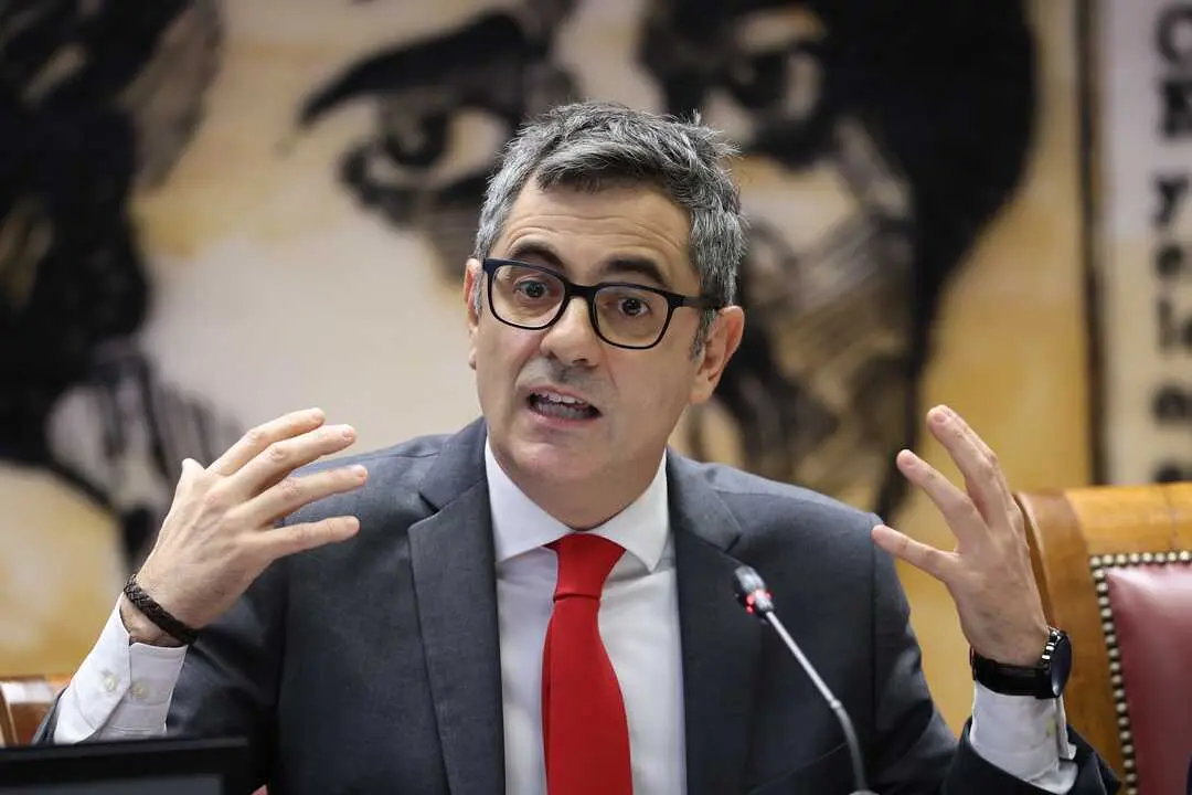 
<p> Califica la comisi&oacute;n del Senado como una "p&eacute;rdida de tiempo" en un interrogatorio tenso del PP</p>
<p>   MADRID, 5 (EUROPA PRESS)</p>
<p>   El ministro de la Presidencia, Justicia y Relaciones con las Cortes, F&eacute;lix Bola&ntilde;os, ha negado este viernes que el Centro de Investigaciones Sociol&oacute;gicas (CIS) se equivoque a prop&oacute;sito para favorecer el voto al PSOE, asegurando que la instituci&oacute;n hace "su trabajo de la mejor manera".</p>
<p>   En su comparecencia en la comisi&oacute;n de investigaci&oacute;n del Senado sobre la gesti&oacute;n del presidente del CIS, Jos&eacute; F&eacute;lix Tezanos, Bola&ntilde;os ha respondido as&iacute; al senador del PP Vicente Tirado, que ha criticado la "intencionalidad pol&iacute;tica" y "partidista". "Que Tezanos tenga intenci&oacute;n de no acertar es corrupci&oacute;n", ha argumentado.</p>
<p>    En un tenso interrogatorio del PP con continuas interrupciones, el ministro ha reivindicado el trabajo de Tezanos, que ha calificado como "persona progresista honesta", y su equipo, quienes, a su juicio, utilizan "criterios t&eacute;cnicos y profesionales" a la hora de dirigir la instituci&oacute;n y elaborar las encuestas electorales, y, ante la acusaci&oacute;n de "corrupci&oacute;n" del senador 'popular', ha expresado que parte de una "premisa falsa".</p>
<p>   Durante la sesi&oacute;n, Bola&ntilde;os ha repetido varias veces que su presencia en la comisi&oacute;n era "una p&eacute;rdida de tiempo": "Esto es una falta de educaci&oacute;n y de respeto al Senado absoluta. Insisto, si quieren ustedes perder el tiempo se van al parque y echan migas de pan a los p&aacute;jaros".</p>
<p>   En cualquier caso, el ministro ha puesto de manifiesto que el CIS fue la encuestadora que "m&aacute;s se acerc&oacute;" al resultado electoral de las elecciones generales de 2019 y de 2023. "Usted pone el foco en las encuestas en las que el CIS no ha terminado de acertar la estimaci&oacute;n, y yo pongo el foco en la que ha acertado", ha insistido.</p>
<p>   En ese sentido, el ministro ha explicado que en 2023 hab&iacute;a "un consenso demosc&oacute;pico" de las encuestadoras privadas que dec&iacute;an que "iba a haber una mayor&iacute;a PP-Vox en Espa&ntilde;a", mientras que el CIS vaticinaba "una mayor&iacute;a progresista". "Evidentemente, acert&oacute; m&aacute;s el CIS. (...) Pero a ustedes les gusta m&aacute;s estar en esa ficci&oacute;n de que hay una mayor&iacute;a rotunda PP-Vox. Oiga, igual es que no existe esa mayor&iacute;a rotunda", ha agregado.</p>
<p>   Bola&ntilde;os ha manifestado que no es &eacute;l quien decide "las preguntas, ni la frecuencia ni los temas" que aborda la encuestadora p&uacute;blica, sino que son los profesionales de la casa, quienes tienen "todo" su "respeto". </p>
      