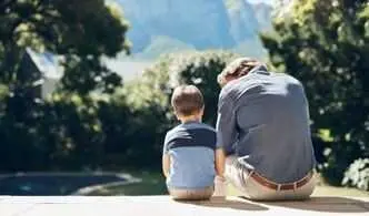 
<p>(Informaci&oacute;n remitida por la empresa firmante)</p>
<p>Madrid, 5 de diciembre de 2025.-</p>
<p>Por creencias heredadas, algunos adultos lloran a escondidas de sus hijos para "protegerlos" o evitar parecer d&eacute;biles. La Revoluci&oacute;n de los Llorones propone educar desde la empat&iacute;a y la autenticidad, recordando que permitirse sentir es el primer paso para ense&ntilde;ar a los hijos a hacerlo. Seg&uacute;n la psic&oacute;loga Conchita Sis&iacute;, directora de Salud en Mente, cuando los peque&ntilde;os ven llorar a sus padres aprenden que es una manifestaci&oacute;n sana, necesaria y profundamente humana</p>
<p>Durante a&ntilde;os, muchos adultos han crecido con la idea de que llorar deb&iacute;a evitarse, especialmente delante de los hijos. Frases como "no quiero que me vean mal" o "tengo que ser fuerte por ellos" reflejan un patr&oacute;n cultural que ha asociado el llanto con debilidad.*</p>
<p>Cambiar estas creencias es la base de "La Revoluci&oacute;n de los llorones", movimiento impulsado por IMC Toys,* romper con los estigmas que rodean al llanto y normalizar la vulnerabilidad emocional como una parte natural del desarrollo, tanto en ni&ntilde;os como en adultos.*</p>
<p>Como afirma Conchita Sis&iacute;, psic&oacute;loga y directora de la cl&iacute;nica Salud en Mente, cuando "mam&aacute; o pap&aacute; lloran", los ni&ntilde;os aprenden humanidad. Adem&aacute;s, la experta quiere reforzar la idea de que llorar es una manifestaci&oacute;n sana, necesaria y profundamente humana.</p>
<p>Hay que permitirse llorar: la necesidad de la regulaci&oacute;n emocional*</p>
<p>*El llanto ayuda a liberar tensi&oacute;n, expresar tristeza y, sobre todo, a conectar con lo que sentimos. Cuando los padres se permiten llorar, facilitan que sus hijos aprendan por aprendizaje vicario; observando c&oacute;mo otros gestionan sus emociones, integran esa informaci&oacute;n sin necesidad de experimentarla directamente. De esta forma, aprenden que sentir emociones negativas es normal y que pueden hacerlo en un espacio seguro.*</p>
<p>"Permitir que los hijos vean una emoci&oacute;n real, sin esconderse, acompa&ntilde;ada de calma y contenci&oacute;n, les ense&ntilde;a a vivir las suyas con naturalidad", declara la psic&oacute;loga, quien adem&aacute;s afirma que este tema es muy recurrente en su consulta.</p>
<p>Aceptar las emociones</p>
<p>*Mostrar las propias emociones de manera serena y honesta no desestabiliza a los ni&ntilde;os; al contrario, les da seguridad. "El mensaje no es 'mam&aacute; o pap&aacute; est&aacute; mal'*sino 'mam&aacute; o pap&aacute; tambi&eacute;n pueden estar tristes'", a&ntilde;ade Conchita Sis&iacute;.* De esta manera, los hijos aprenden a reconocer y aceptar sus propias emociones, fomentando la empat&iacute;a y mejorando la regulaci&oacute;n emocional.</p>
<p>&iquest;Por qu&eacute; una Revoluci&oacute;n de los Llorones?</p>
<p>*Se trata de una iniciativa que invita a abrazar las emociones sin miedo ni culpa, reivindicando que llorar tambi&eacute;n es una forma de comunicaci&oacute;n y fortaleza. A trav&eacute;s de mensajes positivos y la colaboraci&oacute;n de expertos, la campa&ntilde;a anima a las familias a educar desde la empat&iacute;a y la autenticidad, recordando que permitirnos sentir es el primer paso para ense&ntilde;ar a los hijos a hacerlo.</p>
<p>No obstante, es importante se&ntilde;alar que no se trata de convertir a los hijos en confidentes emocionales. El l&iacute;mite est&aacute; en la funci&oacute;n de la conducta. Compartir emociones es adecuado cuando refleja humanidad, pero nunca cuando el ni&ntilde;o debe asumir la carga del adulto. Acompa&ntilde;ar estos momentos con palabras como "Estoy triste, pero estoy gestionando mis emociones", ense&ntilde;a a los hijos que las emociones son seguras y que se pueden experimentar a cualquier edad y en cualquier momento.</p>
<p>Contacto</p>
<p>Nombre contacto: Virginia Ayala</p>
<p>Descripci&oacute;n contacto: Gabinete de prensa de IMC Toys Global</p>
<p>Tel&eacute;fono de contacto: 913022860</p>
      