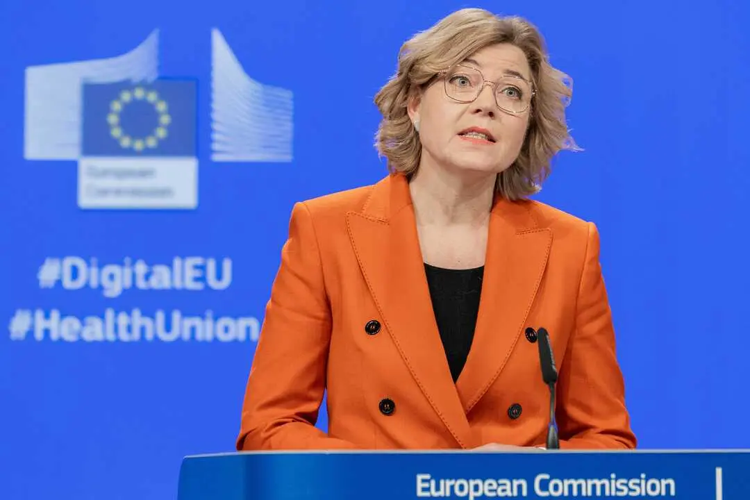 
<p>    BRUSELAS, 5 (EUROPA PRESS TELEVISI&Oacute;N)</p>
<p>   La Comisi&oacute;n Europea ha anunciado este viernes una multa de 120 millones de euros a la red social X por el "dise&ntilde;o enga&ntilde;oso" de su marca azul de verificaci&oacute;n de cuentas, que es percibido como sello de autenticidad por los usuarios a pesar de que su acceso es discrecional, lo que viola las obligaciones de la Ley europea de Servicios Digitales (DSA, por sus siglas en ingl&eacute;s).</p>
<p>   El Ejecutivo comunitario inici&oacute; una investigaci&oacute;n sobre este caso en julio de 2024, con el objetivo de aclarar si esta pr&aacute;ctica afectaba negativamente a la capacidad de los usuarios de tomar decisiones "libres e informadas".</p>
<p>   La sanci&oacute;n anunciada por Bruselas responde tambi&eacute;n a otras irregularidades castigadas por la DSA como la falta de transparencia en su repositorio de anuncios y el incumplimiento de su obligaci&oacute;n de permitir acceso a datos por parte de los investigadores.</p>
<p>   "Enga&ntilde;ar a los usuarios con marcas de verificaci&oacute;n, ocultaci&oacute;n de informaci&oacute;n en los anuncios o excluir a los investigadores son pr&aacute;cticas que no tienen cabida en Internet en la UE", ha avisado la vicepresidenta de Soberan&iacute;a Tecnol&oacute;gica, Seguridad y Democracia, Henna Virkkunen, en un comunicado tras conocerse la multa.</p>
<p>   El portavoz de Virkkunen, Thomas Regnier, ha defendido en una rueda de prensa en Bruselas la "solidez" del caso frente a las cr&iacute;ticas llegadas desde la Administraci&oacute;n Trump, que acusa a la UE de un exceso de regulaci&oacute;n enfocado a castigar a las grandes tecnol&oacute;gicas de Estados Unidos. "Nos complace decir que es una multa proporcionada, porque en la Comisi&oacute;n actuamos de forma proporcionada", ha zanjado Regnier.</p>
<p>   La regulaci&oacute;n europea para servicios digitales proh&iacute;be expresamente a las plataformas las pr&aacute;cticas de dise&ntilde;o enga&ntilde;oso en sus servicios y Bruselas ha concluido tras casi dos a&ntilde;os de investigaci&oacute;n que X incurre en un fraude que "expone a los usuarios a estafas, incluida la suplantaci&oacute;n de identidad y otras formas de manipulaci&oacute;n", porque "cualquiera puede pagar" para obtener la conocida marca azul de la red social sin que la compa&ntilde;&iacute;a "verifique" la identidad de qui&eacute;n est&aacute; detr&aacute;s de la cuenta.</p>
<p>   En este sentido, los servicios comunitarios explican que aunque la DSA no exige la verificaci&oacute;n de usuarios, s&iacute; proh&iacute;be claramente que las plataformas online afirmen falsamente que los usuarios han sido verificados, cuando no se ha realizado ese trabajo de autentificaci&oacute;n.</p>
<p>   Por otro lado, el Ejecutivo comunitario tambi&eacute;n sanciona a X por incumplir las reglas de transparencia y accesibilidad de la DSA con su repositorio de anuncios, que es una herramienta "fundamental" para que usuarios e investigadores detecten estafas o campa&ntilde;as de desinformaci&oacute;n, pero para la que la red de Elon Musk incorpora dise&ntilde;os y barreras de acceso que dificultan el acceso a informaci&oacute;n crucial.</p>
<p>   Otro de los elementos que Bruselas considera probados y por el que tambi&eacute;n sanciona a la compa&ntilde;&iacute;a norteamericana son las trabas que pone a los investigadores a la hora de acceder de forma independiente a sus datos p&uacute;blicos, incluso mediante scraping.</p>
<p>   As&iacute; las cosas, la Comisi&oacute;n ha impuesto una multa de 120 millones d euros, de los que 45 se corresponden a las irregularidades del 'tic' azul, 35 al factor del repositorio de anuncios y 40 a las dificultades de acceso a datos.</p>
<p>       IM&Aacute;GENES DISPONIBLES EN EUROPA PRESS TELEVISI&Oacute;N</p>
<p>   URL DE DESCARGA:</p>
<p><a target="_blank" href="https://www.europapress.tv/economia/1033797/1/bruselas-multa-120-millones-enganar-usuarios-marca-azul-verificacion">https://www.europapress.tv/economia/1033797/1/bruselas-multa-120-millones-enganar-usuarios-marca-azul-verificacion</a>    </p>
<p>   TEL&Eacute;FONO DE CONTACTO 91 345 44 06 </p>
      