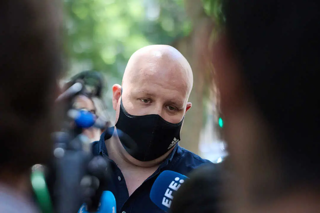 
<p> La Sala de lo Penal cree que su "ingente capacidad econ&oacute;mica" le permitir&iacute;a vivir "holgadamente" en el extranjero</p>
<p>   MADRID, 5 (EUROPA PRESS)    </p>
<p>   La Audiencia Nacional (AN) ha acordado mantener en prisi&oacute;n provisional a &Aacute;lvaro Romillo, el empresario que dio 100.000 euros al eurodiputado Luis 'Alvise' P&eacute;rez, por una presunta estafa piramidal cometida con la plataforma de inversi&oacute;n en criptomonedas Madeira Invest Club (MIC), al entender que existe riesgo de fuga.</p>
<p>    En un auto, al que ha tenido acceso Europa Press, la Sala de lo Penal justifica esa decisi&oacute;n aludiendo a la "ingente capacidad econ&oacute;mica" de la que dispone en el extranjero, lo que le permitir&iacute;a vivir "holgadamente" en pa&iacute;ses en los que evitar las posibles &oacute;rdenes de busca y captura.</p>
<p>    Los magistrados de la Secci&oacute;n Cuarta desestiman el recurso de Romillo , alias 'CryptoSpain', contra la resoluci&oacute;n del juez que le investiga, Jos&eacute; Luis Calama, dictada el pasado 7 de noviembre, en la que acord&oacute; su prisi&oacute;n provisional sin fianza.</p>
<p>   La resoluci&oacute;n de la Sala de lo Penal se&ntilde;ala que durante la investigaci&oacute;n se han localizado transferencias por valor de 12.935.000 euros en una cuenta bancaria de Singapur, que recibi&oacute; m&aacute;s de 29 millones de euros de otra abierta en un Banco de Portugal, que era utilizada presuntamente por el investigado para desviar los fondos recibidos por los inversores.</p>
<p>    Desde ella, a&ntilde;ade el auto, se desviaron aproximadamente 18 millones de d&oacute;lares a una cuenta bancaria ubicada en Tailandia.</p>
<p>INMUEBLES Y VEH&Iacute;CULOS DE LUJO EN OTROS PA&Iacute;SES</p>
<p>   A ello se suma, indica el tribunal, que el acusado posee bienes inmuebles, veh&iacute;culos de lujo y embarcaciones en diferentes pa&iacute;ses, a lo que se suma la localizaci&oacute;n de una cuenta en criptomonedas de la que es titular el investigado con m&aacute;s de 7 millones de euros, de los que solo &eacute;l puede disponer.</p>
<p>   "No cabe duda que todo ello son indicios objetivos que incrementan no s&oacute;lo el riesgo de fuga, sino tambi&eacute;n la posibilidad de destrucci&oacute;n o de ocultaci&oacute;n de pruebas del entramado societario supuestamente formado y creado por el investigado para el desv&iacute;o de fondos, pues muchas de estas sociedades y las operaciones de desv&iacute;o y ocultaci&oacute;n de fondos se encuentran en el extranjero dispersas en diferentes pa&iacute;ses", explica la resoluci&oacute;n.</p>
<p>   En esta l&iacute;nea, los magistrados destacan que es "absolutamente necesario proceder a su localizaci&oacute;n y bloqueo, y averiguar las operaciones de blanqueo presuntamente ejecutadas, medidas que se ver&iacute;an frustradas o, al menos, dificultadas si el investigado se encontrara en libertad".</p>
<p>    "Ya que hoy d&iacute;a, con los medios telem&aacute;ticos podr&iacute;a seguir operando con los fondos depositados en el extranjero y ocultar los canales utilizados para la transferencia de los fondos a terceros pa&iacute;ses", se&ntilde;alan.</p>
<p> PENAS DE C&Aacute;RCEL MUY ELEVADAS</p>
<p>   El tribunal tambi&eacute;n considera que las elevadas penas de los delitos atribuidos al investigado, superiores a 9 a&ntilde;os y que podr&iacute;an llegar hasta los 16 a&ntilde;os de prisi&oacute;n, unido a las importantes cantidades de dinero y bienes que posee en el extranjero, "hacen presumir razonablemente el riesgo de fuga para tratar de evitar el cumplimiento en el futuro de una larga pena de prisi&oacute;n".</p>
<p>   A ello se a&ntilde;ade la posibilidad real de que pudiera tratar de hacer desaparecer los rastros de las operaciones defraudatorias realizadas y evitar la incautaci&oacute;n de las ganancias obtenidas con ellas, mediante las que, adem&aacute;s, podr&iacute;a disponer de mayores recursos en el extranjero para ocultarse.</p>
<p>   Igualmente, apunta el auto, la prisi&oacute;n provisional garantiza la dificultad de hacer desaparecer el patrimonio producto del delito, a fin de posibilitar en la medida de lo posible la reparaci&oacute;n a las v&iacute;ctimas.</p>
<p>LA VISTA DE PRISI&Oacute;N</p>
<p>   Fuentes jur&iacute;dicas confirmaron a Europa Press que, en la vistilla celebrada este jueves, la fiscal de Anticorrupci&oacute;n Mar Scharfhausen defendi&oacute; que se mantienen las circunstancias que motivaron su ingreso en prisi&oacute;n: el riesgo de fuga y de destrucci&oacute;n de pruebas.</p>
<p>    En esa misma vistilla, la acusaci&oacute;n popular ejercida por Zaballos Abogados respald&oacute; la petici&oacute;n del Ministerio P&uacute;blico destacando que todav&iacute;a hay siete millones y medio de euros en criptomonedas a los que tendr&iacute;a acceso Romillo y que todav&iacute;a no han podido ser recuperados.</p>
<p>    En esta l&iacute;nea, fuentes jur&iacute;dicas se&ntilde;alaron que la acusaci&oacute;n popular argument&oacute; que tambi&eacute;n estar&iacute;a pendiente la trazabilidad de grandes cantidades de dinero a las que podr&iacute;a acceder 'CryptoSpain' en caso de ser puesto en libertad.</p>
<p>    La vista, que comenz&oacute; a las 11.00 horas y se extendi&oacute; media hora, fue fijada por la Sala de lo Penal como respuesta al recurso que present&oacute; el empresario contra su entrada en la c&aacute;rcel.</p>
<p>UNA "ORGANIZACI&Oacute;N CRIMINAL DIRIGIDA" POR ROMILLO</p>
<p>   El magistrado Jos&eacute; Luis Calama, titular del Juzgado Central de Instrucci&oacute;n N&uacute;mero 4 de la Audiencia Nacional, decret&oacute; el ingreso en prisi&oacute;n provisional sin fianza para Romillo un d&iacute;a despu&eacute;s de ordenar su detenci&oacute;n para "prevenir una eventual sustracci&oacute;n a la acci&oacute;n de la Justicia" y "asegurar" su puesta a disposici&oacute;n judicial.</p>
<p>   El magistrado apunt&oacute; a una "organizaci&oacute;n criminal creada y dirigida" por Romillo, tras descubrir una cuenta en Singapur con 29 millones de euros vinculada al empresario.</p>
<p>   Calama argument&oacute; que exist&iacute;a riesgo de fuga y de destrucci&oacute;n de pruebas, al tiempo que subray&oacute; que se trata de "hechos que presentan caracteres de delito sancionados con pena superior a dos a&ntilde;os de prisi&oacute;n" y con miles de afectados.</p>
<p>   En concreto, el juez cifr&oacute; en 3.062 los inversores perjudicados por la plataforma MIC, de los cuales 2.976 "desembolsaron un total de 185.511.947,76 euros".</p>
<p>   Asimismo, el magistrado detall&oacute; que el dinero que los inversores ingresaron en las cuentas indicadas en la plataforma MIC "no eran destinadas a las inversiones o compras" de esas criptomonedas, sino "directamente desviadas a otras cuentas del entramado societario" que habr&iacute;a creado Romillo.</p>
      