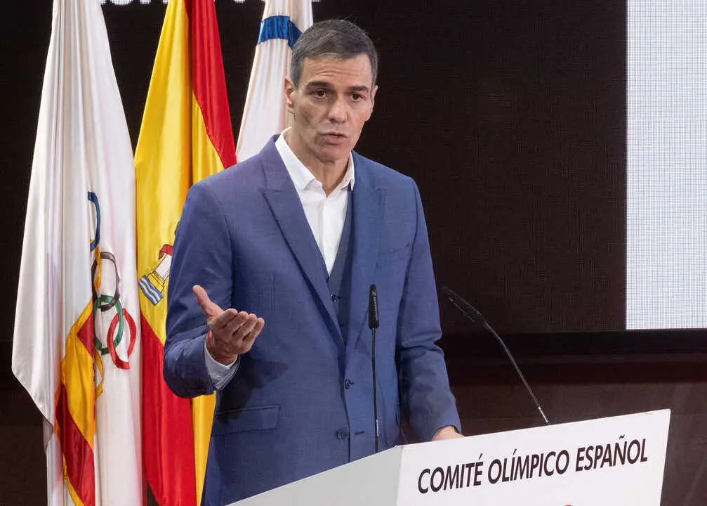 
<p>    MADRID, 5 (EUROPA PRESS TELEVISI&Oacute;N)</p>
<p>   El presidente del Gobierno, Pedro S&aacute;nchez, ha anunciado este viernes la implantaci&oacute;n del nuevo Comit&eacute; Ejecutivo del Deporte espa&ntilde;ol del que forman parte el Ejecutivo a trav&eacute;s del Consejo Superior de Deportes (CSD) as&iacute; como los comit&eacute;s nacionales ol&iacute;mpico y paral&iacute;mpico.</p>
<p>   Este nuevo &oacute;rgano se dedicar&aacute; a planificar y dirigir las l&iacute;neas estrat&eacute;gicas al servicio de las federaciones y deportistas, seg&uacute;n ha explicado S&aacute;nchez en un acto en la sede del COE, en la que se ha presentado el proyecto Modelo del Deporte y trabajar&aacute; en el marc&oacute; del CSD.</p>
<p> Para S&aacute;nchez se trata de un avance muy importante porque en el nuevo comit&eacute; estar&aacute;n representadas las tres principales instituciones en la materia y tendr&aacute;n un papel relevante para planificar y ejecutar las pol&iacute;ticas del deporte espa&ntilde;ol.</p>
<p> "Ponemos por encima de todo los intereses del deporte espa&ntilde;ol, para trabajar juntos, hacerlo en equipo y dar el protagonismo que merecen" a los deportistas nacionales, ha asegurado.</p>
<p> Adem&aacute;s ha afirmado que el deporte ol&iacute;mpico y paral&iacute;mpico "avanzan de la mano" en Espa&ntilde;a, donde no hay un modelo principal y secundario sino "un solo deporte espa&ntilde;ol" que a su juicio es "inclusivo, moderno, competitivo y tiene visi&oacute;n de futuro".</p>
<p>       IM&Aacute;GENES DISPONIBLES EN EUROPA PRESS TELEVISI&Oacute;N</p>
<p>   URL DE DESCARGA:</p>
<p><a target="_blank" href="https://www.europapress.tv/deportes/1033727/1/sanchez-anuncia-creacion-comite-ejecutivo-deporte">https://www.europapress.tv/deportes/1033727/1/sanchez-anuncia-creacion-comite-ejecutivo-deporte</a></p>
<p>   TEL&Eacute;FONO DE CONTACTO 91 345 44 06 </p>
      