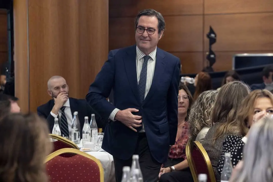 
<p>Destaca que el absentismo es el "gran problema" del mercado laboral y que un mill&oacute;n y medio de personas faltan cada d&iacute;a al trabajo en Espa&ntilde;a   </p>
<p>   VITORIA, 5 (EUROPA PRESS TELEVISI&Oacute;N)</p>
<p>   El presidente de la CEOE, Antonio Garamendi, echa en falta 'cultura del esfuerzo' para trabajar en sectores donde se necesitan "miles" de trabajadores como hosteler&iacute;a, construcci&oacute;n o transporte, y ha dicho que es una cuesti&oacute;n de "actitud" porque en el Estado hay tres millones de parados si se contabilizan "de verdad".</p>
<p>    A su juicio, el "gran problema" laboral de Espa&ntilde;a es "el elevado absentismo laboral existente" y ha resaltado que las bajas labores se concentran en lunes y viernes y que "un mill&oacute;n y medio de personas faltan cada d&iacute;a al trabajo en el Estado".</p>
<p>   Durante la apertura de la cumbre empresarial 'Liderando en incertidumbre' celebrada en Vitoria-Gasteiz, Garamendi ha realizado un an&aacute;lisis de la situaci&oacute;n econ&oacute;mica y ha reconocido que la econom&iacute;a espa&ntilde;ola y vasca van "bien", pero que existen problemas de fondo que, a su juicio, no se atajan como es preciso.</p>
<p>   En este sentido, echa en falta en la sociedad 'cultura del esfuerzo' y ha recordado que en Espa&ntilde;a hay tres millones de parados si se contabilizan "de verdad" pero, sin embargo, "faltan miles de personas en la hosteler&iacute;a, miles de personas en la construcci&oacute;n, miles de personas en el transporte, y eso es un problema de actitud", ha asegurado.</p>
<p>   Seg&uacute;n ha precisado, se trata de empleos "con sus convenios colectivos, donde falta gente", y ha censurado que una parte de la sociedad defienda que no se puede "traer gente de fuera que, por lo menos, querr&aacute;n venir a trabajar", y que la patronal reclama o que, desde determinados partidos se defienda una cultura de "trabajar menos horas".</p>
<p>BAJAS LABORALES</p>
<p>   Garamendi ha trasladado que "en Espa&ntilde;a faltan 1.600.000 personas a trabajar todos los d&iacute;as cuando, el a&ntilde;o pasado eran 1.400.000". Y ha apuntado a la juventud, puesto que "los menores de 35 a&ntilde;os el a&ntilde;o pasado han acumulado 9 millones de d&iacute;as sin trabajar. Sabemos que muchos de esos d&iacute;as son los viernes y los lunes".</p>
<p>   El l&iacute;der de la patronal ha cifrado el coste de esta situaci&oacute;n en 32.000 millones de euros, de los que 16.000 millones son a las empresas, m&aacute;s el coste de la gente y de reposici&oacute;n.</p>
<p>   El presidente de la CEOE ha vuelto a criticar a la vicepresidenta y ministra de Trabajo, Yolanda D&iacute;az, a la que ha acusado de meterles "la motosierra" al responsabilizarles de costes laborales como las bajas por cuestiones de salud mental.</p>
<p>SITUACI&Oacute;N ECONOM&Iacute;A ESPA&Ntilde;A</p>
<p>   En su an&aacute;lisis de la situaci&oacute;n econ&oacute;mica, ha reconocido de entrada que la econom&iacute;a espa&ntilde;ola y vasca van "bien", pero que, fuera de los datos "macro", existen problemas de fondo que, a su juicio, no se atajan como es preciso.</p>
<p>   En primer lugar, Garamendi ha dicho que "le preocupa cuando se dice que Espa&ntilde;a va mejor que Alemania o Francia porque son algunos de nuestros principales clientes", por lo que ha recomendado que "cuando las barbas de tu vecino veas pelar, pon las tuyas a remojar".</p>
<p>   En cuanto a los datos micro, ha recomendado detenerse a observar que "cuando la gente va al supermercado a veces tiene problemas para llegar a fin de mes por los precios y ese es un problema que se est&aacute; trasladando de lo privado todo a lo p&uacute;blico".</p>
<p>   En este sentido, ha recordado que desde la patronal est&aacute;n de acuerdo en subir los salarios para superar ese problema, pero que conviene detenerse y tener en cuenta que, para los empresarios, "los costes salariales unitarios se han disparado", y ha subrayado que la retenci&oacute;n de la Seguridad Social es del trabajador y ha subido "m&aacute;s del 65%".</p>
<p>   Por ese motivo, Garamendi considera que ese aumento de los costes salariales es el que impide que los sueldos m&aacute;s bajos puedan subir, lo que, a su juicio, provoca "una ruptura que hace que los salarios m&aacute;s bajos no puedan ser bastante m&aacute;s altos".</p>
<p>   Por ello, ha reiterado que las cotizaciones a la Seguridad Social deben ser vistas como parte del salario del trabajador y que los empresarios "lo &uacute;nico que hacemos es poner en la Seguridad Social el dinero, pero que es suyo".</p>
<p>   En este sentido, ha propuesto aplicar el sistema de los aut&oacute;nomos al conjunto de los asalariados para que "pudi&eacute;ramos hacer como ellos, para que Hacienda y la Seguridad Social hicieran lo que hace con ellos, que pudi&eacute;ramos pagar el sueldo bruto para que la gente fuera consciente realmente del coste de las retribuciones".</p>
<p>   "No decimos que no hay que pagar impuestos, sino que ser&iacute;a m&aacute;s eficiente esa gesti&oacute;n si esa parte que est&aacute; yendo a lo p&uacute;blico, fuera al bolsillo de los trabajadores", ha concluido.</p>
<p> IM&Aacute;GENES DISPONIBLES EN EUROPA PRESS TELEVISI&Oacute;N</p>
<p>URL DE DESCARGA: <a target="_blank" href="https://www.europapress.tv/economia/1033814/1/garamendi-echa-falta-cultura-esfuerzo-dice-gran-problema-absentismo">https://www.europapress.tv/economia/1033814/1/garamendi-echa-falta-cultura-esfuerzo-dice-gran-problema-absentismo</a> </p>
<p>TEL&Eacute;FONO DE CONTACTO 91 345 44 06 </p>
      