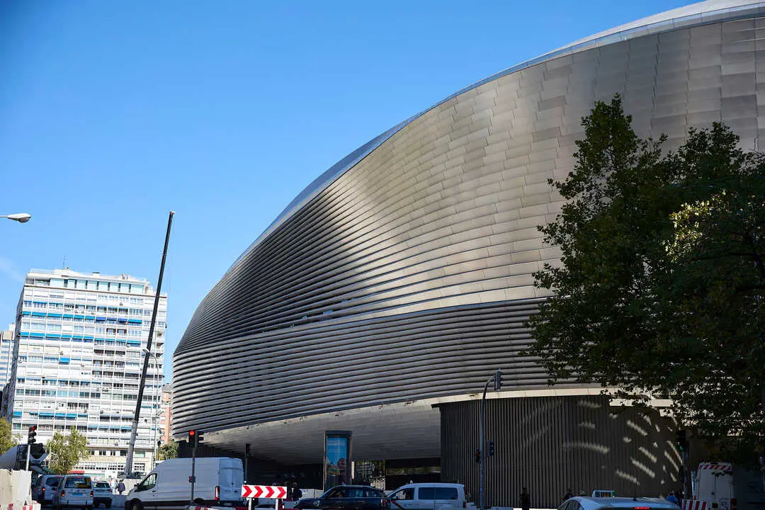 
<p>    MADRID, 5 (EUROPA PRESS)</p>
<p>   El Tribunal Supremo (TS) ha anulado una parte de los estatutos de LaLiga que fij&oacute; las condiciones del reparto de determinados derechos audiovisuales para la temporada 2015/2016, al considerar que es contraria a derecho, estimando as&iacute; parcialmente un recurso del Real Madrid y desestimando uno de la primera entidad.</p>
<p>   Los magistrados abordan en la sentencia, recogida por Europa Press, sendos recursos contra la resoluci&oacute;n de la Audiencia Nacional (AN) que anul&oacute; en parte la modificaci&oacute;n de los estatutos de LaLiga que fue aprobada por el Consejo Superior de Deportes (CSD) en el a&ntilde;o 2015.</p>
<p>   Aquella sentencia de la AN dio la raz&oacute;n al equipo blanco anulando parcialmente varios art&iacute;culos que regulaban conductas infractoras y sanciones previstas, que el Supremo comparte porque incurren en una "grave indefinici&oacute;n" que resulta contraria a la exigencia de certeza en cuanto a la graduaci&oacute;n o escala de las sanciones imponibles.</p>
<p>   Pero la AN no toc&oacute; la disposici&oacute;n adicional segunda que ahora s&iacute; anula el Supremo, pues aquel tribunal consider&oacute; que se trataba de una regulaci&oacute;n estatutaria que afectaba a cuestiones privadas de las relaciones entre LaLiga y los clubes y que, a su juicio, quedaba fuera del alcance de la jurisdicci&oacute;n contencioso-administrativa.</p>
<p>   La Sala de lo Contencioso-Administrativo del TS ahora acuerda anular la disposici&oacute;n adicional segunda de esos estatutos, ya que discrepa del criterio seguido por la Audiencia Nacional.</p>
<p>   El Real Madrid cuestionaba el reparto de derechos audiovisuales para la temporada 2015/2016, al entender que le perjudicaba en relaci&oacute;n con lo establecido en el Real Decreto-ley que regulaba la comercializaci&oacute;n por parte de los clubes de f&uacute;tbol de los derechos de los partidos de Primera y Segunda Divisi&oacute;n, Copa del Rey y Supercopa.</p>
<p>   Los magistrados del Supremo consideran que el recurrente lleva raz&oacute;n cuando se&ntilde;ala que el apartado de dicha disposici&oacute;n adicional viene a establecer una regulaci&oacute;n espec&iacute;fica que se aparta de los establecido en el r&eacute;gimen transitorio del Real Decreto-ley 5/2015.</p>
<p>NO ENTRAN EN INTERESES ECON&Oacute;MICOS</p>
<p>   No obstante, explican que a los efectos del recurso examinado "no es relevante si el concreto mecanismo de distribuci&oacute;n previsto en disposici&oacute;n adicional segunda de los estatutos favorece o perjudica a los intereses econ&oacute;micos del Real Madrid".</p>
<p>    "Es claro que, en lo estrictamente econ&oacute;mico, el club deportivo considera que la modificaci&oacute;n estatutaria le perjudica, de ah&iacute; que la impugne, pero, insistimos, no es esa la cuesti&oacute;n que aqu&iacute; resulta relevante. Lo que determina que la disposici&oacute;n adicional segunda de los estatutos de LaLiga deba ser considerada contraria a derecho es su falta de cobertura legal", precisan.</p>
<p>   Adem&aacute;s, a&ntilde;aden que el r&eacute;gimen transitorio establecido en el Real Decreto-ley no establece una regulaci&oacute;n espec&iacute;fica para la temporada 2015/2016, "ni habilita a LaLiga para abordar una regulaci&oacute;n de esa &iacute;ndole". "Y, sin embargo, esto es precisamente lo que hace la disposici&oacute;n adicional segunda pese a no contar con habilitaci&oacute;n alguna por parte de aquella norma con rango de ley", indican.</p>
<p>   El Supremo tambi&eacute;n establece que la decisi&oacute;n del CSD de aprobar una modificaci&oacute;n de los estatutos de LaLiga constituye una actuaci&oacute;n administrativa sujeta al Derecho Administrativo y, por tanto, comprendida en el &aacute;mbito de enjuiciamiento de la jurisdicci&oacute;n contencioso-administrativa, con independencia del tipo de relaciones jur&iacute;dicas afectadas por el precepto estatutario cuya aprobaci&oacute;n es objeto de impugnaci&oacute;n.</p>
<p>   A ello agrega que la decisi&oacute;n del CSD, al aprobar esa modificaci&oacute;n, fue "un palmario ejercicio de las potestades p&uacute;blicas que dicho organismo tiene conferidas en orden al control y aprobaci&oacute;n de las modificaciones de los estatutos y reglamentos de las ligas profesionales".</p>
<p>   Los magistrados concluyen que el &oacute;rgano jurisdiccional contencioso-administrativo puede y debe entrar a resolver si la decisi&oacute;n de aprobar la modificaci&oacute;n de los estatutos de LaLiga es o no ajustada a derecho, con independencia de cu&aacute;l sea la naturaleza de las relaciones afectadas por la norma estatutaria en cuesti&oacute;n.</p>
      