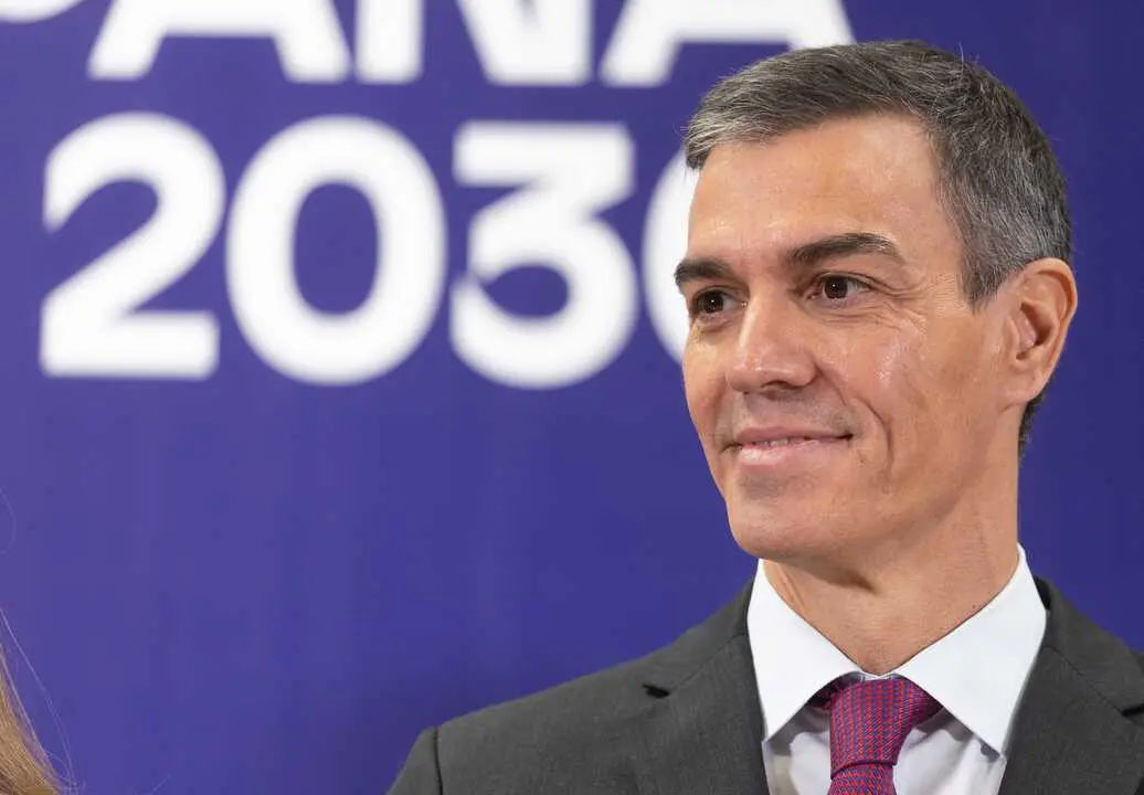 
<p>    MADRID, 6 (EUROPA PRESS)</p>
<p>   El presidente del Gobierno, Pedro S&aacute;nchez, ha se&ntilde;alado que cumplir con la Constituci&oacute;n "es el mejor camino para avanzar hacia un futuro de igualdad y justicia social, con servicios p&uacute;blicos fuertes que mejoren la vida de la gente".</p>
<p>    "Hoy celebramos 47 a&ntilde;os de democracia, libertad, derechos y convivencia. &iexcl;Feliz D&iacute;a de la Constituci&oacute;n!", ha se&ntilde;alado este s&aacute;bado S&aacute;nchez en una publicaci&oacute;n en X.</p>
<p>    El l&iacute;der del Ejecutivo asistir&aacute; este s&aacute;bado al acto institucional por el D&iacute;a de la Constituci&oacute;n que se celebrar&aacute; en el Congreso de los Diputados.</p>
<p>     La Cortes Generales celebrar&aacute;n el cuadrag&eacute;simo s&eacute;ptimo aniversario de la Constituci&oacute;n de 1978 en un clima de crispaci&oacute;n pol&iacute;tica y con el 'plante' de m&aacute;s de la mitad de los grupos parlamentarios, entre ellos los socios parlamentarios del Gobierno de Pedro S&aacute;nchez.</p>
<p>   El Sal&oacute;n de Pasos Perdidos ser&aacute; el escenario del acto institucional con motivo del aniversario de la Carta Magna en un a&ntilde;o marcado por la celebraci&oacute;n de los 50 a&ntilde;os de las muerte del dictador Francisco Franco y la restauraci&oacute;n de la Monarqu&iacute;a.</p>
<p>   Pero sobre todo un a&ntilde;o en el que la tensi&oacute;n y la crispaci&oacute;n han marcado el curso pol&iacute;tico y jur&iacute;dico, con socialistas y 'populares' principalmente enfrentados por diversos asuntos, entre ellos los casos de corrupci&oacute;n que rodean al PSOE y al entorno del presidente del Gobierno, Pedro S&aacute;nchez.</p>
<p>   En concreto, el 'caso Koldo' ha provocado, de entrada, la prisi&oacute;n provisional para los dos exsecretarios de Organizaci&oacute;n del PSOE, Jos&eacute; Luis &Aacute;balos, a&uacute;n diputado del Grupo Mixto, y Santos Cerd&aacute;n --ahora est&aacute; en libertad--, as&iacute; como del exasesor de &Aacute;balos, Koldo Garc&iacute;a.</p>
      