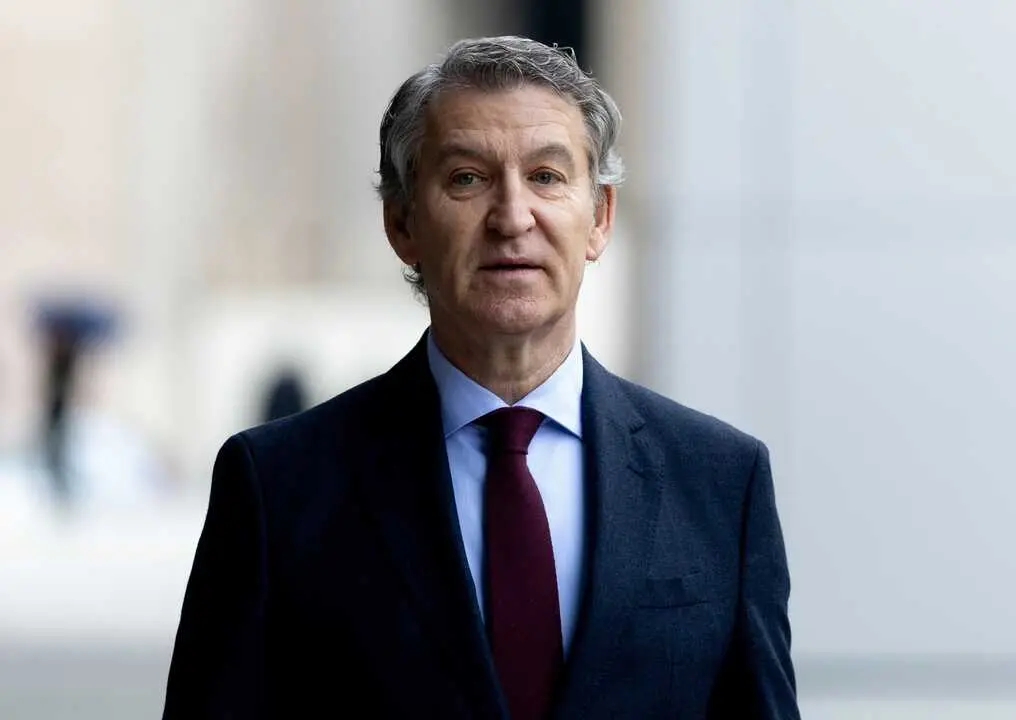 
<p>    MADRID, 6 (EUROPA PRESS)</p>
<p>   El presidente del Partido Popular, Alberto N&uacute;&ntilde;ez Feij&oacute;o, ha destacado que defender la Constituci&oacute;n "es tambi&eacute;n conocerla" y ha apostado por ense&ntilde;arla en los colegios "sin ideolog&iacute;as".</p>
<p>    "Feliz D&iacute;a de la Constituci&oacute;n. Defenderla es tambi&eacute;n conocerla. Propondremos una asignatura para ense&ntilde;ar sus valores y principios, sin ideolog&iacute;as", ha se&ntilde;alado este s&aacute;bado Feij&oacute;o en una publicaci&oacute;n en X, con motivo de la celebraci&oacute;n del cuadrag&eacute;simo s&eacute;ptimo aniversario de la Constituci&oacute;n de 1978.</p>
<p>   El l&iacute;der popular ha compartido tambi&eacute;n un v&iacute;deo en el que recuerda varios art&iacute;culos de la Carta Magna, como los que recogen que 'los espa&ntilde;oles son iguales ante la ley'; 'Espa&ntilde;a se constituye en un Estado social y democr&aacute;tico de derechos'; 'todos tienen derecho a la vida y a la integridad f&iacute;sica y moral'; y que 'todos tienen el derecho a la educaci&oacute;n y se reconoce la libertad de ense&ntilde;anza'.</p>
<p>    Feij&oacute;o propone que la Constituci&oacute;n sea una asignatura a impartir en Espa&ntilde;a, "con neutralidad ideol&oacute;gica, basado en los principios y en los valores" que se derivan de la Carta Magna.</p>
<p>    "Y haremos por tanto una asignatura para conocer nuestra historia, nuestro mejor momento de la historia y para garantizar que la vamos a proteger, que la vamos a defender y que queremos seguir viviendo en libertad, en moderaci&oacute;n y que queremos seguir viviendo trasladando una igualdad con independencia del territorio, del sexo, de las creencias, de la opini&oacute;n personal, de la religi&oacute;n, de cualquier de los ciudadanos que conviven con nosotros en este gran pa&iacute;s", defiende el presidente del PP.</p>
      