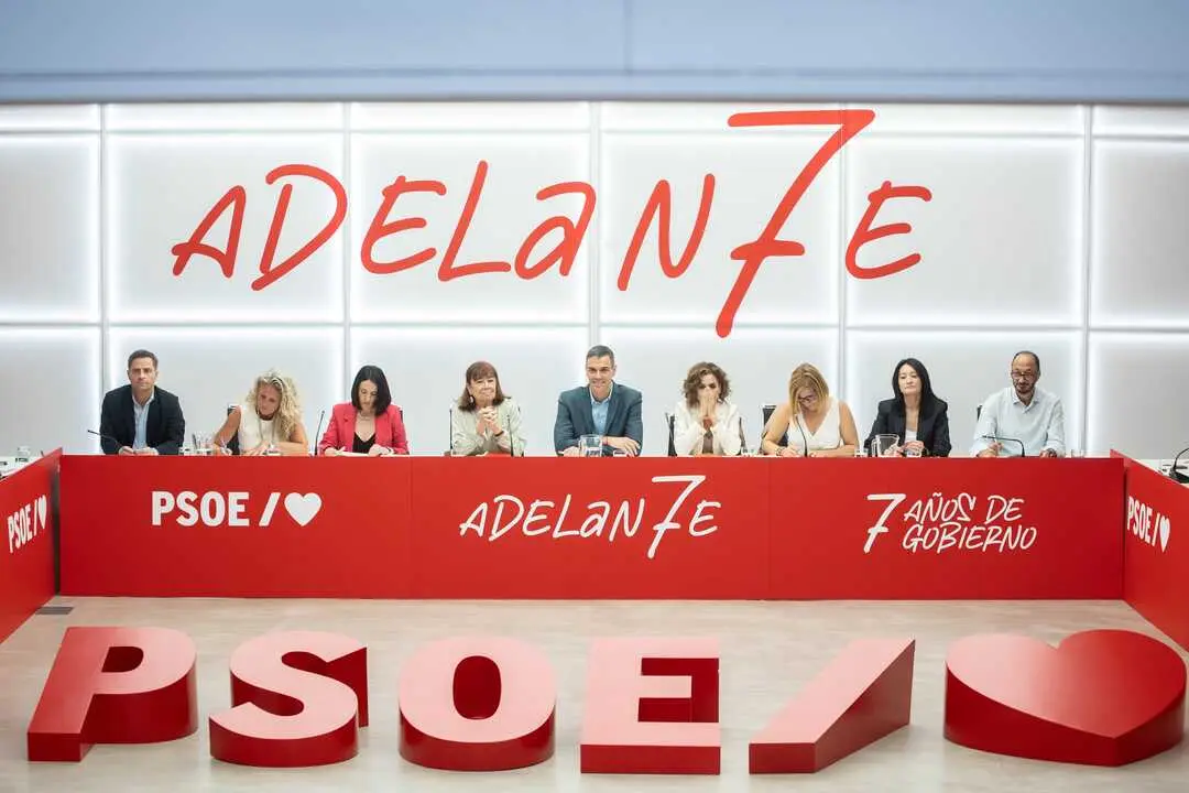 
<p>    MADRID, 6 (EUROPA PRESS)</p>
<p>   El PSOE ha publicado este s&aacute;bado un v&iacute;deo en el que asegura que "ha hecho, hace y har&aacute; todo" por defender la Constituci&oacute;n espa&ntilde;ola y ha advertido de que "nunca" permitir&aacute;n "menos Constituci&oacute;n como quieren algunos".</p>
<p>    "Este es el partido que ha hecho, hace y har&aacute;, todo por defenderla y por completarla con las leyes que nos merecemos, por seguir peleando por una vivienda digna para todos y todas, porque nunca permitiremos menos constituci&oacute;n como quieren algunos. Es hoy, somos Constituci&oacute;n, hacemos Constituci&oacute;n", ha reivindicado la formaci&oacute;n con motivo de la celebraci&oacute;n del D&iacute;a de la Constituci&oacute;n este s&aacute;bado 6 de diciembre.</p>
<p>    Los socialistas tambi&eacute;n han avisado de que la Constituci&oacute;n "ser&iacute;a mucho menos Constituci&oacute;n" si se quita la lucha por los derechos de las mujeres, todos los derechos de los trabajadores o poder tener mejores pensiones".</p>
<p>   Tambi&eacute;n si se quita de la Carta Magna que "puedan casarse personas del mismo sexo o todas las leyes LGTBI, si desaparece de ella la defensa de la sanidad o la ense&ntilde;anza p&uacute;blica".</p>
<p>    "La Constituci&oacute;n es igualdad, derechos y libertades para todos y todas. Somos el partido que la ha defendido, la defiende y la seguir&aacute; fortaleciendo con las leyes que necesitamos. Nunca permitiremos menos Constituci&oacute;n, como algunos quieren. Porque somos Constituci&oacute;n. Hacemos Constituci&oacute;n", aseveran los socialistas.</p>
<p>    En este contexto, el presidente del Gobierno, Pedro S&aacute;nchez, ha se&ntilde;alado que cumplir con la Constituci&oacute;n "es el mejor camino para avanzar hacia un futuro de igualdad y justicia social, con servicios p&uacute;blicos fuertes que mejoren la vida de la gente".</p>
<p>    "Hoy celebramos 47 a&ntilde;os de democracia, libertad, derechos y convivencia. &iexcl;Feliz D&iacute;a de la Constituci&oacute;n!", ha subrayado este s&aacute;bado S&aacute;nchez en una publicaci&oacute;n en X.</p>
      