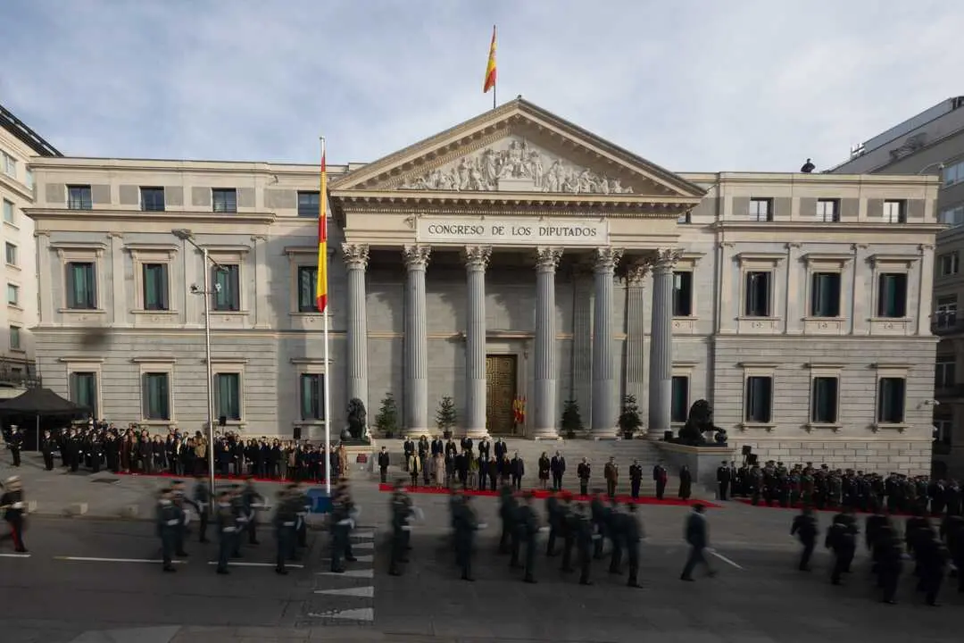 
<p>    MADRID, 6 (EUROPA PRESS)</p>
<p>   La portavoz de Vox en el Congreso, Pepa Mill&aacute;n, ha justificado este s&aacute;bado que su formaci&oacute;n no participe en ninguno de los actos oficiales de conmemoraci&oacute;n de la Constituci&oacute;n "para no fingir normalidad institucional" con un Gobierno que, seg&uacute;n ha denunciado, "ha pisoteado los s&iacute;mbolos, el orden jurisdiccional y los derechos y libertades de todos los espa&ntilde;oles"; por lo que no entiende que el PP s&iacute; asista.</p>
<p>   En una entrevista en el programa 'Parlamento' de 'RNE', recogida por Europa Press, Mill&aacute;n ha recordado que "nunca" han participado en dichos actos oficiales y que su postura no es incoherente con una formaci&oacute;n que se declara defensora de la Carta Magna.</p>
<p>   "Lo que resultar&iacute;a incoherente ser&iacute;a participar en unos actos con un Gobierno que lo &uacute;nico que est&aacute; haciendo desde que lleg&oacute; ha sido pisotear los s&iacute;mbolos, pisotear el orden jurisdiccional en Espa&ntilde;a, pisotear los derechos y libertades de todos los espa&ntilde;oles y utilizar las instituciones que son de todos los espa&ntilde;oles para su propio beneficio, o utilizarlas como escudo, como ha hecho Pedro S&aacute;nchez con la Corona", ha esgrimido.</p>
<p>   Mill&aacute;n ha confirmado que Vox tampoco acudir&aacute;, por primera vez, al izado de bandera espa&ntilde;ola ante al Congreso porque S&aacute;nchez "utiliza todo este tipo de actos para proyectar una imagen internacional de normalidad". Y ha explicado que ha enviado una carta al jefe del Estado Mayor de la Defensa, organizador del acto, para excusarse y explicar sus motivos.</p>
<p>   En este sentido, ha insistido en que la situaci&oacute;n que vive en Espa&ntilde;a desde que gobierna S&aacute;nchez "no es normal" y que su "respeto" por los s&iacute;mbolos y por la unidad nacional resulta "incompatible" con la presencia en estos actos "con un Gobierno que se ha dedicado a pisotearlas".</p>
<p>"CONNIVENCIA" CON EL PSOE</p>
<p>   Adem&aacute;s, la diputada de Vox ha afirmado que no puede comprender que, "a estas alturas", el Partido Popular "se siga prestando" a participar de estos actos "con un Gobierno contra el que supuestamente se manifiesta los fines de semana". "Ni lo entendemos nosotros ni creemos que lo vayan a entender much&iacute;simos", ha apostillado.</p>
<p>   Mill&aacute;n ha afeado al PP la "connivencia" con el PSOE y que "se siente" con ellos, y ha puesto como ejemplo que esta semana el l&iacute;der de este partido, Alberto N&uacute;&ntilde;ez Feij&oacute;o, haya participado en una conferencia con el presidente de Castilla-La Mancha, el socialista Emiliano Garc&iacute;a-Page. Tambi&eacute;n ha recordado el apoyo del PP a la reforma constitucional por la que se modific&oacute; el art&iacute;culo 49 de la Constituci&oacute;n para eliminar el t&eacute;rmino "disminuido".</p>
<p>   "No se puede confundir a los espa&ntilde;oles haciendo creer que existe un Partido Socialista bueno, que, por cierto, es el mismo que respalda S&aacute;nchez. Porque yo todav&iacute;a no he visto a ninguno de los diputados socialistas manchegos romper la disciplina de voto", ha aseverado.</p>
<p>    Por ello, la portavoz considera que la oposici&oacute;n a este Gobierno "tiene que ser total y frontal" y que "no vale hacer cr&iacute;ticas o denunciar la situaci&oacute;n y luego asistir con total normalidad a este tipo de actos". "En una situaci&oacute;n de tanta gravedad como la que estamos viviendo, con la corrupci&oacute;n que est&aacute; rodeando al Gobierno, con este uso descarado de las instituciones de todos los espa&ntilde;oles, no se puede fingir normalidad institucional", ha remachado.</p>
      