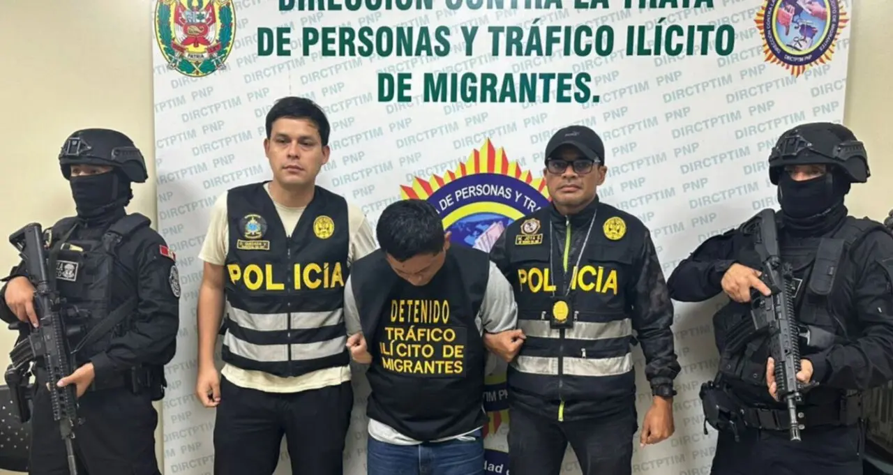 Cristian Hern&aacute;n Yong Granadino (c), alias 'Chuki&acute;, custodiado por integrantes de la Polic&iacute;a Nacional de Per&uacute;