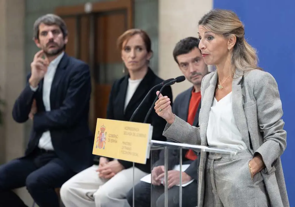 
<p>Asegura que toca "m&aacute;s Estado Social que nunca" en Espa&ntilde;a para blindar una sanidad de calidad</p>
<p>   MADRID, 6 (EUROPA PRESS)</p>
<p>   La vicepresidenta segunda, Yolanda D&iacute;az, ha recriminado que se ha "vaciado" el derecho constitucional a la vivienda, que se ha convertido en una "f&aacute;brica de desigualdad" en el pa&iacute;s, y ha exhortado a acabar con la "especulaci&oacute;n" inmobiliaria que, a su juicio, han permitido PP y PSOE durante los gobiernos anteriores.</p>
<p>   Tambi&eacute;n ha exhortado a desplegar m&aacute;s el Estado Social con sanidad, educaci&oacute;n y empleo de calidad en Espa&ntilde;a, dado que esto tambi&eacute;n es un mandato constitucional claro.</p>
<p>   Durante una comparecencia ante los medios en el acto de la conmemoraci&oacute;n de la Carta Maga en el Congreso, D&iacute;az ha proclamado que ya ha llegado el momento de "actuar" e intervenir en el mercado de la vivienda, dado que el precio del alquiler en muchas ciudades se ha vuelto "imposible".</p>
<p>   En esta l&iacute;nea, D&iacute;az ha desgranado que el art&iacute;culo 47 de la Constituci&oacute;n consagra el derecho fundamental a la vivienda, incidiendo adem&aacute;s en que este precepto adem&aacute;s deja claro que se proh&iacute;be "especular" con ella.</p>
<p>   Sin embargo, la tambi&eacute;n ministra de Trabajo ha lamentado que durante a&ntilde;os se ha producido un "vaciamiento" de este mandato constitucional y "no se ha dejado de especular", convirti&eacute;ndose este derecho "en el principal negocio del pa&iacute;s", algo que ha permitido PP y PSOE.</p>
<p>   Por tanto, ha reclamado medidas para bajar el precio del alquiler y la vivienda en general. Y es que aunque comparte que se tiene que desarrollar el paque p&uacute;blico de pisos, la clave ahora es intervenir el mercado como ha planteado Sumar con una propuesta de decreto que insta a prorrogar contratos que alquiler sin aumento de precio o prohibir la compraventa de vivienda con car&aacute;cter especulativo.</p>
<p>   "Hoy la f&aacute;brica de desigualdad en Espa&ntilde;a se llama vivienda y creo que lo que est&aacute;n esperando los j&oacute;venes y las gentes de bien de este pa&iacute;s, que muestran desafecci&oacute;n hacia el texto constitucional, es que justamente hagamos posible que se arreglen sus problemas muy singularmente el que se refiere al art&iacute;culo 47", ha remachado.</p>
<p>"NECESITAMOS M&Aacute;S ESTADO SOCIAL QUE NUNCA" </p>
<p>   Aparte, D&iacute;az ha subrayado que ante la efem&eacute;ride de la aprobaci&oacute;n de la Constituci&oacute;n espa&ntilde;ola hay que defender las instituciones y la legalidad, pero constatando una reflexi&oacute;n serna y es que la Carta Magna no nace "en los palacios" sino en la calle, por medio de las luchas de la clase obrera, de los estudiantes y de las mujeres "con mucho sufrimiento y mucho dolor".</p>
<p>   Tambi&eacute;n ha ensalzado que tanto la Constituci&oacute;n como el pueblo espa&ntilde;ol es "plurinacional", con muchas "lenguas y culturas", y ha aseverado que el principal texto normativo del pa&iacute;s hablar de un Estado Social que se tiene que potenciar m&aacute;s. "Toca desarrollarlo, necesitamos m&aacute;s Estado Social que nunca", ha ahondado D&iacute;az para agregar que la prioridad es garantizar una sanidad, educaci&oacute;n y mercado laboral de calidad.</p>
      