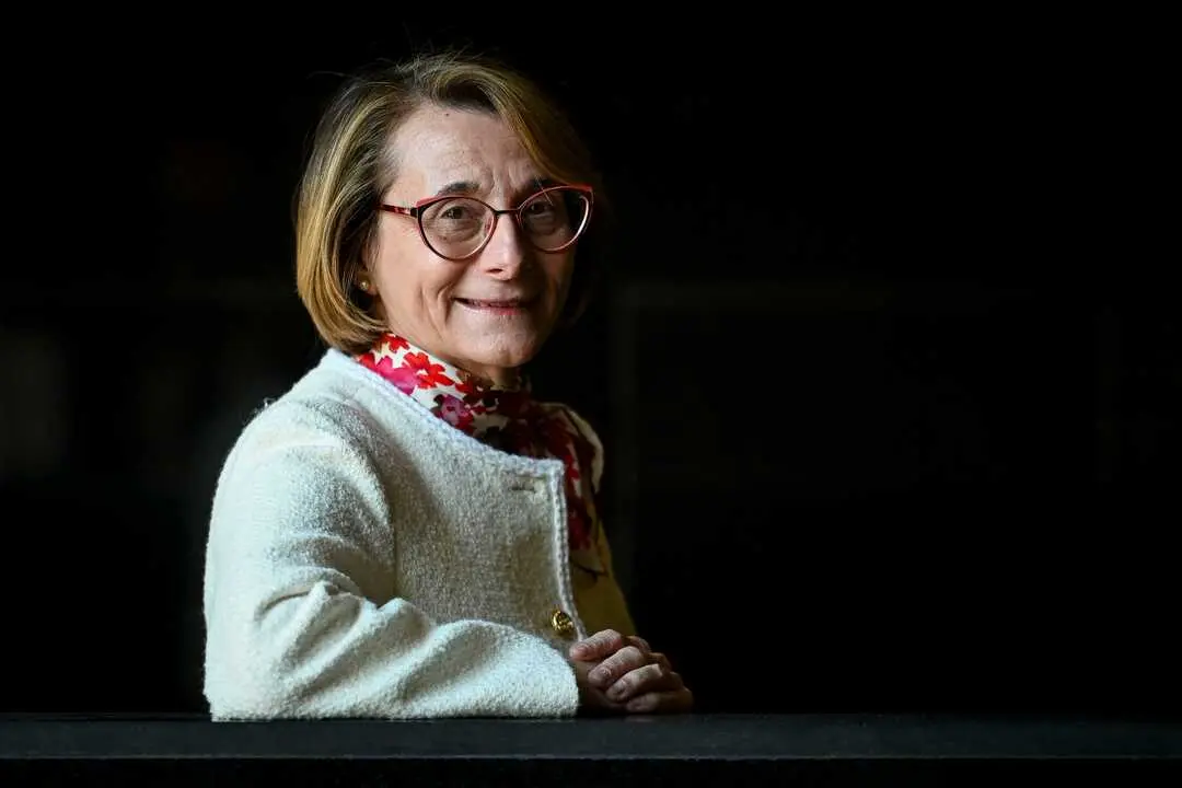 
<p>Pide al Gobierno una financiaci&oacute;n basal para la investigaci&oacute;n: "Nos resulta dif&iacute;cil que la gente venga con las condiciones que tenemos"</p>
<p>   MADRID, 6 (EUROPA PRESS TELEVISI&Oacute;N)</p>
<p>   La presidenta de la Conferencia de Rectores de las Universidades Espa&ntilde;olas (CRUE), Eva Alc&oacute;n, ha advertido de la "grave" situaci&oacute;n que atraviesan las universidades p&uacute;blicas madrile&ntilde;as por la falta de financiaci&oacute;n, motivo por el cual convocaron una huelga de dos d&iacute;as a finales del mes de noviembre.</p>
<p>    "La situaci&oacute;n que est&aacute;n sufriendo no es un tema puntual, hace tiempo que se est&aacute; diagnosticando y es el momento de que, una vez se tenga el diagn&oacute;stico, buscar la soluci&oacute;n", ha se&ntilde;alado Alc&oacute;n en una entrevista a Europa Press.</p>
<p>    La tambi&eacute;n rectora de la Universitat Jaume I, que considera que las universidades p&uacute;blicas de la Comunidad de Madrid ya han llegado a un punto cr&iacute;tico, ha explicado que los rectores madrile&ntilde;os est&aacute;n "preocupados y ocupados" en hablar con la comunidad aut&oacute;noma "para ver hasta qu&eacute; punto se tiene que revertir la situaci&oacute;n que hace a&ntilde;os est&aacute;n sufriendo".</p>
<p>   En t&eacute;rminos generales, esa falta de financiaci&oacute;n supone que las universidades, seg&uacute;n ha subrayado Alc&oacute;n, no pueden dar el servicio p&uacute;blico que les gustar&iacute;a dar.</p>
<p>    "Por ejemplo, nos gustar&iacute;a ofrecer m&aacute;s plazas en aquellas titulaciones en las que hay mucha demanda. En las titulaciones de Medicina no ofrecemos m&aacute;s plazas porque no tenemos recursos suficientes para desdoblar los grupos y atender a m&aacute;s ciudadan&iacute;a. Eso es un problema y hace que aquellas personas que no tengan recursos vean frustradas sus expectativas profesionales y de vida", ha alertado.</p>
<p>   La presidenta de los rectores reconoce que, aunque la situaci&oacute;n en la Comunidad de Madrid "es grave", el tema de la financiaci&oacute;n universitaria es un problema que afecta a las universidades p&uacute;blicas de toda Espa&ntilde;a. "Es un tema que compete a las comunidades aut&oacute;nomas y cada una de las comunidades aut&oacute;nomas est&aacute; revisando estos temas", ha precisado.</p>
<p>    La CRUE, ha agregado, no entra en la relaci&oacute;n de las universidades con sus comunidades aut&oacute;nomas, a no ser que sea un programa estatal: "En ese sentido s&iacute; que hacemos de puente entre el Gobierno y las comunidades aut&oacute;nomas".</p>
<p>    Es el caso del programa Mar&iacute;a Goyri, una colaboraci&oacute;n entre el Gobierno y las comunidades aut&oacute;nomas para la incorporaci&oacute;n de profesores ayudantes doctor a las universidades p&uacute;blicas. "El programa necesitaba una corresponsabilidad y lo que hemos hecho es tender puentes en el Gobierno y las comunidades aut&oacute;nomas para que el proyecto se hiciera una realidad", ha recordado.</p>
<p>   "Est&aacute; tambi&eacute;n pendiente de resolver la financiaci&oacute;n de las comunidades aut&oacute;nomas y eso es un tema que tienen que hablar entre el Gobierno y las comunidades aut&oacute;nomas para llegar a una soluci&oacute;n a esa infrafinanciaci&oacute;n. Una vez se resuelva este tema, las comunidades aut&oacute;nomas, ese dinero que reciban, lo destinen a las universidades y, eso s&iacute;, ya es una voluntad de cada una de las comunidades aut&oacute;nomas", ha aseverado Alc&oacute;n.</p>
<p>DAR "UN PASO DECIDIDO" PARA ALCANZAR EL 1% DEL PIB </p>
<p>   Asimismo, ha advertido de que alcanzar el 1% del Producto Interior Bruto de financiaci&oacute;n universitaria para 2030, tal y como mandata la Ley de Universidades (LOSU), "es urgente". "Ahora es el momento de dar un paso decidido para ver c&oacute;mo podemos avanzar en esa direcci&oacute;n", ha comentado.</p>
<p>   Aunque reconoce que ha habido un incremento en el presupuesto destinado a la ciencia en Espa&ntilde;a, Alc&oacute;n ha reclamado a la Administraci&oacute;n establecer una financiaci&oacute;n basal para la investigaci&oacute;n que complemente a las convocatorias competitivas, con el objetivo de dar "continuidad" a los grupos de investigaci&oacute;n.</p>
<p>   "Las condiciones econ&oacute;micas que las universidades podemos ofrecer a personal de otros pa&iacute;ses son m&aacute;s limitadas y, por lo tanto, nos resulta m&aacute;s dif&iacute;cil que la gente venga a nuestras universidades con las condiciones que tenemos", ha lamentado.</p>
<p>    A pesar de que la inversi&oacute;n en las universidades espa&ntilde;olas est&aacute; por debajo de la que reciben los pa&iacute;ses de la OCDE y la Uni&oacute;n Europea, Alc&oacute;n ha celebrado que est&eacute;n "atrayendo talento", aunque ha precisado que "queda mucho margen por recorrer".</p>
<p>    En este sentido, ha puesto como ejemplo que las condiciones econ&oacute;micas de los profesores que est&aacute;n trabajando en las universidades de Estados Unidos "son mucho mejores" que las que pueden ofrecer las universidades espa&ntilde;oles. "No podemos competir en salarios de ninguna manera", ha dicho.</p>
<p>    Respecto al conflicto en Gaza, la presidenta de los rectores ha se&ntilde;alado que no se puede "tolerar el genocidio" y ha pedido "no mirar hacia otro lado". "La universidades tienen su autonom&iacute;a universitaria, cada una de las universidades ha decidido qu&eacute; postura va a tomar a ese respecto, pero lo que no podemos estar es mirando hacia otro lado", ha manifestado sobre la ruptura de relaciones con instituciones israel&iacute;es.</p>
<p>    "Hemos trabajado de la mano de los estudiantes para condenar esta masacre, el genocidio que hemos tenido que vivir en este siglo, que nunca tendr&iacute;amos que haberlo vuelto a vivir y se ha vivido", ha concluido Alc&oacute;n.</p>
<p>IM&Aacute;GENES DISPONIBLES EN EUROPA PRESS TELEVISI&Oacute;N</p>
<p>URL DE DESCARGA: <a target="_blank" href="https://www.europapress.tv/sociedad/1033987/1/presidenta-rectores-ve-grave-situacion-universidades-madrid">https://www.europapress.tv/sociedad/1033987/1/presidenta-rectores-ve-grave-situacion-universidades-madrid</a> </p>
<p>TEL&Eacute;FONO DE CONTACTO 91 345 44 06 </p>
      