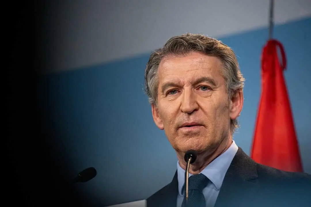 
<p>"Estoy convencido de que el se&ntilde;or Maz&oacute;n nos ha dicho aquello que considera que es verdad y yo no tengo nada m&aacute;s que a&ntilde;adir", a&ntilde;ade</p>
<p>    MADRID, 6 (EUROPA PRESS)</p>
<p>   El l&iacute;der del PP, Alberto N&uacute;&ntilde;ez Feij&oacute;o, ha asegurado este s&aacute;bado, tras revelarse los mensajes de WhatsApp de la exconsejera de Emergencias Salom&eacute; Pradas el d&iacute;a de la dana, que Carlos Maz&oacute;n ha asumido responsabilidades pol&iacute;ticas al presentar su dimisi&oacute;n como presidente de la Generalitat. Seg&uacute;n ha recalcado, el PP ha "pasado p&aacute;gina" en la Presidencia de la Generalitat y ahora hay un nuevo 'president'.</p>
<p>   "El se&ntilde;or Maz&oacute;n ha asumido sus responsabilidades pol&iacute;ticas al m&aacute;ximo nivel. No hay un solo pol&iacute;tico socialista en Espa&ntilde;a que las haya asumido en los &uacute;ltimos a&ntilde;os, el se&ntilde;or Maz&oacute;n s&iacute;", ha declarado Feij&oacute;o a los medios a su llegada al acto de aniversario del 47 cumplea&ntilde;os de la Constituci&oacute;n que se celebra en el Congreso, al que ha asistido acompa&ntilde;ado por varios presidentes auton&oacute;micos del PP.</p>
<p>   Carlos Maz&oacute;n y la exconsellera de Justicia e Interior Salom&eacute; Pradas intercambiaron varios mensajes de WhatsApp el d&iacute;a de la catastr&oacute;fica dana y en uno de ellos, en los que la exconsellera le alertaba esa misma ma&ntilde;ana de que "preocupa" el barranco del Poyo, el ya 'expresident' le respondi&oacute;: "Cojonudo", seg&uacute;n se desprende del listado de mensajes que ha entregado Pradas a la juez que investiga la riada del 29 de octubre de 2024.</p>
<p>   Al ser preguntado por esos mensajes que ponen en entredicho la versi&oacute;n de Maz&oacute;n al evidenciar que la Generalitat ya era consciente de la gravedad de la situaci&oacute;n a primera hora de la tarde y hab&iacute;a informaci&oacute;n del barranco del Poyo, Feij&oacute;o ha evitado entrar en valorar esos WhatsApp y si hay uno y otro "comentario" y ha dicho que ya hay un nuevo presidente de la Generalitat.</p>
<p>RECUERDA QUE MAZ&Oacute;N HA COMPARECIDO EN SEDE PARLAMENTARIA</p>
<p>   As&iacute;, ha indicado que Juanfran P&eacute;rez Llorca, que le ha acompa&ntilde;ado al acto de la Constituci&oacute;n en el Congreso, acaba de ser votado en las Cortes valencianas como presidente de la Generalitat. "Le puedo asegurar que el Partido Popular ha pasado p&aacute;gina definitiva en la Generalitat con un nuevo candidato previo a la dimisi&oacute;n del se&ntilde;or Maz&oacute;n", ha apostillado.</p>
<p>   El l&iacute;der del PP ha indicado que Maz&oacute;n ha realizado declaraciones sobre lo ocurrido, ha comparecido en las Cortes valencianas y en la comisi&oacute;n de investigaci&oacute;n del Congreso de los Diputados sobre la dana.</p>
<p>    "Y en consecuencia estoy convencido de que el se&ntilde;or Maz&oacute;n nos ha dicho aquello que considera que es verdad y yo no tengo nada m&aacute;s que a&ntilde;adir", ha finalizado el presidente de los 'populares' ante los medios de comunicaci&oacute;n.</p>
      