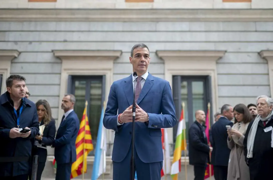 
<p>   MADRID, 6 (EUROPA PRESS TELEVISI&Oacute;N)</p>
<p>   El presidente del Gobierno, Pedro S&aacute;nchez, ha reivindicado este s&aacute;bado la protecci&oacute;n a la sanidad p&uacute;blica recogida en la Constituci&oacute;n al tiempo que ha cargado contra los "recortes" y "privatizaciones" que a su juicio aplican las comunidades aut&oacute;nomas gobernadas por el Partido Popular.</p>
<p>   El jefe del Ejecutivo ha hecho estas declaraciones a su llegada al acto conmemorativo del 47&ordm; aniversario de la Constituci&oacute;n Espa&ntilde;ola, en la C&aacute;mara Baja. Se producen adem&aacute;s en plena pol&eacute;mica por el caso del Hospital de Torrej&oacute;n despu&eacute;s de la publicaci&oacute;n de unos audios en los que un directivo de la empresa gestora hablaba de hacer aumentar las lista de espera y rechazar pacientes no rentables para incrementar los beneficios.</p>
<p>   As&iacute;, S&aacute;nchez ha querido reivindicar el art&iacute;culo 43 de la Carta Magna, que reconoce el derecho a la protecci&oacute;n de la salud y se&ntilde;ala que los poderes p&uacute;blicos son los responsables de organizar y tutelar la salud p&uacute;blica.</p>
<p>   "Ante los recortes, los aumentos de la lista de espera, y tambi&eacute;n las privatizaciones que se est&aacute;n haciendo por parte de la administraci&oacute;n del PP, ah&iacute; donde gobiernan, el art&iacute;culo 43 lo que hace es consagrar el derecho a la salud p&uacute;blica de todos, y no el derecho a la privada", ha manifestado.</p>
<p>   En ese sentido, ha reprochado que las privatizaciones se hacen siempre a favor de "las mismas empresas afines" a los gobiernos del PP con el objetivo de "llenar su cuenta de resultados". Por tanto se ha comprometido a hacer todo lo que est&eacute; en su mano y utilizar "todas las herramienta del Estado" para defender ese art&iacute;culo 43 y "hacer realidad una sanidad p&uacute;blica, gratuita, universal y equitativa".</p>
<p> IM&Aacute;GENES DISPONIBLES EN EUROPA PRESS TELEVISI&Oacute;N</p>
<p>URL DE DESCARGA: <a target="_blank" href="https://www.europapress.tv/politica/1034064/1/sanchez-defiende-proteger-salud-publica-recogida-constitucion-privatizacion-pp">https://www.europapress.tv/politica/1034064/1/sanchez-defiende-proteger-salud-publica-recogida-constitucion-privatizacion-pp</a> </p>
<p>TEL&Eacute;FONO DE CONTACTO 91 345 44 06 </p>
      