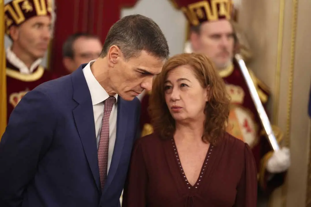 
<p>Dice que no hay contactos con Junts y solo habr&aacute; cambios "puntuales" de ministros por las elecciones auton&oacute;micas</p>
<p>   MADRID, 6 (EUROPA PRESS)</p>
<p>   El presidente del Gobierno, Pedro S&aacute;nchez, ha reiterado su intenci&oacute;n de agotar la legislatura y convocar las pr&oacute;ximas elecciones generales en el a&ntilde;o 2027 y considera que cuenta con apoyos para sacar algunas iniciativas en el Congreso de los Diputados.</p>
<p>   Pese a la ruptura anunciada por Junts, que asegur&oacute; que no negociar&aacute; m&aacute;s con el Gobierno por incumplir los acuerdos firmados en 2023, y a pesar de que sus votos son imprescindibles para sacar adelante cualquier votaci&oacute;n, S&aacute;nchez considera que tendr&aacute; apoyo para ganar votaciones.</p>
<p>   No obstante asegura que en este momento no hay contactos entre los socialistas y los de Carles Puigdemont y pide "paciencia", pero reitera su prop&oacute;sito de completar los cuatro a&ntilde;os de legislatura para poder culminar la ejecuci&oacute;n de los fondos europeos y consolidar la normalizaci&oacute;n en Catalu&ntilde;a.</p>
<p>   Sobre el proyecto de Presupuestos Generales del Estado (PGE), tanto S&aacute;nchez como Montero se mantienen firmes en su decisi&oacute;n de presentarlos, aunque los pierdan, y seguir&aacute; buscando apoyos para aprobarlos.</p>
<p>   Tambi&eacute;n se ha referido a Junts la vicepresidenta primera, Mar&iacute;a Jes&uacute;s Montero, quien da por hecho que las relaciones con los de Puigdemont s&oacute;lo podr&aacute;n recomponerse, en su caso, si se produce su vuelta a Espa&ntilde;a. La sentencia del Tribunal Constitucional que esperan d&eacute; v&iacute;a libre a su regreso se espera para la pr&oacute;xima primavera, por lo que Montero no espera cambios en Junts durante los primeros meses de 2026.</p>
<p>   Eso s&iacute;, ya avanza que si Puigdemont vuelve y el partido decide reconciliarse con el Gobierno de coalici&oacute;n, podr&aacute;n volver a presentar los Presupuestos, aunque se hubieran rechazado antes, para volver a probar suerte y ver si pueden salir adelante.</p>
<p>   Respecto al resto de socios de investidura, S&aacute;nchez considera que hay una amplia mayor&iacute;a de grupos que quieren agotar la legislatura al igual que &eacute;l.</p>
<p>SATISFECHO CON TODOS SUS MINISTROS</p>
<p>   Por otro lado, ante los previsibles cambios de ministros en su Gobierno ante las sucesivas elecciones auton&oacute;micas, S&aacute;nchez asegura que est&aacute; satisfecho con el trabajo realizado por todos sus ministros y solo acometer&aacute; cambios puntuales en el momento oportuno.</p>
<p>   El presidente se ver&aacute; obligado a sustituir a media docena de ministros que tambi&eacute;n son candidatos auton&oacute;micos del PSOE: En 2026 saldr&aacute; del Gobierno la vicepresidenta primera Mar&iacute;a Jes&uacute;s Montero por los comicios en Andaluc&iacute;a y previsiblemente Pilar Alegr&iacute;a ante el probable adelanto electoral en Arag&oacute;n.</p>
<p>   En la misma situaci&oacute;n est&aacute;n Diana Morant en la Comunidad Valenciana, &Oacute;scar L&oacute;pez en Madrid y &Aacute;ngel V&iacute;ctor Torres en Canarias, aunque pueden continuar en el Gobierno hasta 2027 si no hay anticipo en estas regiones.</p>
<p>   Dos a&ntilde;os y medio despu&eacute;s de las elecciones generales del 23J , Pedro S&aacute;nchez hace un balance de una legislatura muy complicada en la que sin embargo ha ganado todas las batallas importantes, defiende, y ha conseguido lograr avances y aportar estabilidad al pa&iacute;s.    </p>
      