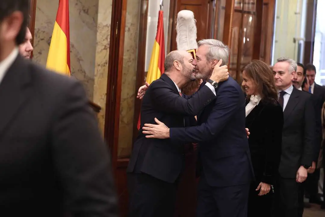 
<p>Dice que ve a Vox en una situaci&oacute;n de "confrontaci&oacute;n" y Feij&oacute;o respalda a su bar&oacute;n subrayando que no puede "ser m&aacute;s claro"</p>
<p>   MADRID, 6 (EUROPA PRESS)</p>
<p>   El presidente del Gobierno de Arag&oacute;n, Jorge Azc&oacute;n, llevar&aacute; a cabo esta pr&oacute;xima semana la ronda de contactos con los diferentes grupos parlamentarios de las Cortes para pulsar los apoyos con los que puede llegar a contar en la negociaci&oacute;n de los presupuestos de la Comunidad, unas cuentas sobre las que considera que "no hay razones objetivas para que no puedan tener los votos suficientes".</p>
<p>   As&iacute; lo ha manifestado este s&aacute;bado, 6 de diciembre, en Madrid a los periodistas en los proleg&oacute;menos del acto de conmemoraci&oacute;n por los 47 a&ntilde;os de la Constituci&oacute;n Espa&ntilde;ola de 1978 en el Congreso de los diputados.</p>
<p>   Azc&oacute;n ha asegurado que har&aacute; "todo lo posible" para lograr los apoyos necesarios para que las cuentas salgan adelante por cuanto "Arag&oacute;n --ha sostenido-- vive un momento de crecimiento econ&oacute;mico, de atracci&oacute;n de inversiones como nunca" y el presupuesto "va a mejorar la calidad de vida de los aragoneses" mediante "incrementos hist&oacute;ricos" en la sanidad, la educaci&oacute;n, los servicios sociales y en nuevos proyectos "que mejoran la econom&iacute;a" de la comunidad.</p>
<p>   Un planteamiento que, a su juicio, deber&iacute;a provocar una uni&oacute;n entre las fuerzas porque el momento que vive Arag&oacute;n exige unos presupuestos. De lo contrario, ha advertido, "lo l&oacute;gico es que se convoquen elecciones".</p>
<p>"LA RESPONSABILIDAD ES DE TODOS"</p>
<p>   "Si no somos capaces de ver lo que ocurre pol&iacute;ticamente en este pa&iacute;s y que la prioridad pasa por que en Arag&oacute;n sigan yendo las cosas bien y porque haya un cambio pol&iacute;tico en Espa&ntilde;a, pues evidentemente convocaremos elecciones", ha reiterado. Una posibilidad cuyo calendario ha declinado avanzar para centrarse en las reuniones de la semana que viene.</p>
<p>   Preguntado por los medios de comunicaci&oacute;n por la "incapacidad" que le ha reprochado la portavoz parlamentaria de Vox en el Congreso, Pepa Mill&aacute;n, para aprobar los presupuestos, Azc&oacute;n ha eludido la confrontaci&oacute;n y se ha limitado a se&ntilde;alar que "la responsabilidad es de todos", y que el PP, al carecer de una mayor&iacute;a propia, hablar&aacute; con todos los grupos, pero especialmente "con aquellos partidos pol&iacute;ticos que a los aragoneses les dieron la responsabilidad de cambiar".</p>
<p>   "Creo que durante este tiempo lo hemos hecho bien, creo que la comunidad aut&oacute;noma se encuentra en un buen momento y que no hay razones en Arag&oacute;n para que no se aprueben unos presupuestos", ha defendido.</p>
<p>   S&iacute; ha entrado Azc&oacute;n a la cuesti&oacute;n deslizada por Vox de condicionar su apoyo al PP en Extremadura a la salida de la candidata Mar&iacute;a Guardiola. Azc&oacute;n ha reivindicado que la democracia "se basa en entender el pluralismo pol&iacute;tico y en respetar a todos", lo que a su entender pasa por "respetar a los adversarios pol&iacute;ticos". "Nos va mejor cuando nos respetamos y cuando respetamos las decisiones del resto de los partidos pol&iacute;ticos", sostiene.</p>
<p>    Y, llevando el asunto tambi&eacute;n a la situaci&oacute;n de Arag&oacute;n, ha afirmado que "la democracia consiste en que nos pongamos de acuerdo cuando no hay una mayor&iacute;a y eso pasa por el m&iacute;nimo com&uacute;n para que podamos seguir transformando y mejorando nuestra sociedad".</p>
<p>   "Creo que merecer&iacute;a la pena que todos tuvi&eacute;ramos las prioridades claras. Las del PP son indudables: hay que cambiar el Gobierno de Espa&ntilde;a, y Vox tiene que saber si quiere cambiarlo y quiere cambiar a Pedro S&aacute;nchez o quiere bloquear las comunidades aut&oacute;nomas en las que gobierna el PP porque creo que es incompatible", ha advertido a la formaci&oacute;n de Santiago Abascal.</p>
<p>SE BARAJA QUE LAS ELECCIONES SEAN EN FEBRERO</p>
<p>   Posteriormente, en una charla informal con periodistas por el 47 aniversario de la Carta Magna, Azc&oacute;n ha se&ntilde;alado que ve a Vox en una posici&oacute;n de "confrontar" y el debate lo considera "ideol&oacute;gico". En todo caso, ha insistido en que su objetivo es gobernar Arag&oacute;n, en primer lugar, y cambiar el Gobierno de Espa&ntilde;a, en segundo.</p>
<p>   Y por eso es que se muestra optimista en aprobar los presupuestos porque no quiere elecciones. Eso s&iacute;, ha comentado que si al presidente del Ejecutivo, Pedro S&aacute;nchez, le dieran las encuestas lo que le dan a &eacute;l en Arag&oacute;n, "convocar&iacute;a elecciones".</p>
<p>   En el mismo escenario, y en otra charla informal, el propio presidente del PP, Alberto N&uacute;&ntilde;ez Feij&oacute;o ha admitido que Azc&oacute;n "no ha podido ser m&aacute;s claro", en alusi&oacute;n a sus declaraciones esta misma ma&ntilde;ana avisando que si no se aprueban los presupuestos, habr&aacute; elecciones. Fuentes del PP ya apuntan a la posibilidad de que esa cita con las urnas sea en febrero.</p>
      