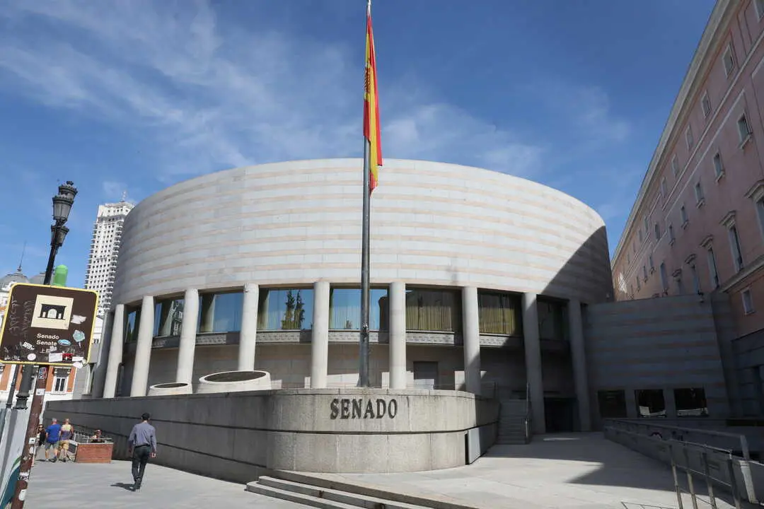
<p>    MADRID, 7 (EUROPA PRESS)</p>
<p>   El gasto de los desplazamientos de los senadores con cargo al presupuesto de la C&aacute;mara Alta ha ascendido a unos 2,7 millones de euros durante los nueve primeros meses de 2025, lo que supone la segunda cifra m&aacute;s alta en los diez a&ntilde;os desde que se tienen datos. Hay que tener en cuenta que en este per&iacute;odo hay dos meses inh&aacute;biles --enero y agosto-- en los que no hay actividad parlamentaria ordinaria.</p>
<p>   Seg&uacute;n las cifras recopiladas por Europa Press, el Senado ha reducido un 7% el gasto por viajes de sus se&ntilde;or&iacute;as respecto al a&ntilde;o anterior por estas fechas, aunque estos datos marcan el segundo puesto en el r&aacute;nking hist&oacute;rico con motivo del incremento de la actividad parlamentaria.</p>
<p>   Y es que la C&aacute;mara Alta ha detallado recientemente los datos del tercer trimestre de 2025, que ascienden a 735.356,92 euros. Estos gastos est&aacute;n divididos entre los viajes parlamentarios, pol&iacute;ticos y oficiales de los senadores, y tambi&eacute;n se incluyen los gastos de gesti&oacute;n, de cancelaci&oacute;n y de cambio de billetes, as&iacute; como los billetes emitidos pendientes de utilizaci&oacute;n.</p>
<p>   El Senado corre con los gastos de los viajes de los senadores en los medios de transporte colectivo (avi&oacute;n, tren, autob&uacute;s o barco) para el desempe&ntilde;o de su actividad parlamentaria, para realizar actividades de naturaleza pol&iacute;tica, sectorial o de representaci&oacute;n institucional, as&iacute; como tambi&eacute;n los viajes oficiales que se realicen en representaci&oacute;n del Senado.</p>
<p>   Asimismo, el Senado entrega a los parlamentarios una 'Tarjeta-Taxi' con un cr&eacute;dito m&aacute;ximo anual de 3.000 euros, v&aacute;lida para cubrir sus desplazamientos en la Comunidad de Madrid, y, en caso del uso del propio autom&oacute;vil, se abonan 0,25 euros por kil&oacute;metro, as&iacute; como, en su caso, los importes de los peajes de autopistas.</p>
<p>CON DOS MESES INH&Aacute;BILES</p>
<p>   Cabe recordar que en este per&iacute;odo ha habido dos meses inh&aacute;biles por per&iacute;odos vacacionales, enero y agosto, en los cuales no hay actividad parlamentaria ordinaria.</p>
<p>   En comparaci&oacute;n con el mismo per&iacute;odo de otros a&ntilde;os, los nueve primeros meses de 2024 se saldaron con un gasto total de 2.921.267,36 euros en viajes, mientras que el gasto en 2023 fue de 1.826.444,5 euros y el de 2022 fue de 2.069.327,02 euros.</p>
<p>   En 2020, cuando estall&oacute; la pandemia de la Covid-19 y se cerr&oacute; casi por completo la actividad presencial en la C&aacute;mara Alta, los gastos fueron de 1.000.570,44 euros. En 2021, cuando a&uacute;n hab&iacute;an ciertas restricciones, los costes ascendieron a 1.495.368,52 euros.</p>
<p>   En 2019, el &uacute;ltimo a&ntilde;o antes de la pandemia, los gastos en viaje de los senadores durante tres trimestres fueron de 1.362.853,74 euros. En 2018 (2.343.775,4 euros), en 2017 (2.106.744,77 euros), 2016 (1.305.659,19 euros) y 2015 (2.127.007,83 euros) nunca se super&oacute; la barrera de los 2,7 millones de este a&ntilde;o.</p>
      