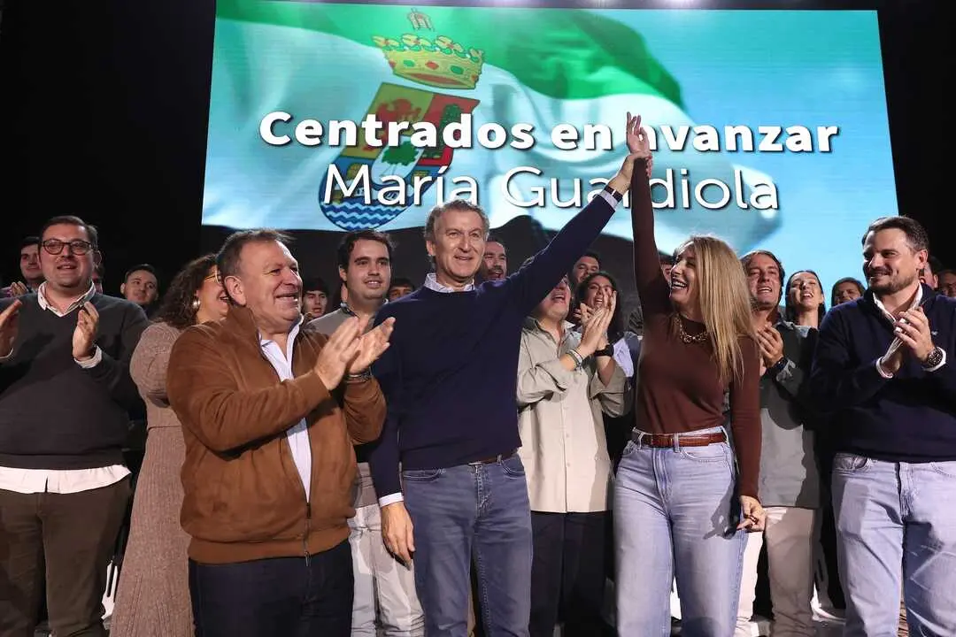 
<p>Se lanzan a por el voto "decepcionado" con el PSOE y achacan la intensa agenda de Abascal a que el candidato de Vox "no es conocido"</p>
<p>   MADRID, 7 (EUROPA PRESS)</p>
<p>   El l&iacute;der del PP, Alberto N&uacute;&ntilde;ez Feij&oacute;o, y la presidenta de la Junta de Extremadura, Mar&iacute;a Guardiola, afrontan las elecciones extreme&ntilde;as del 21 de diciembre con el objetivo de "fortalecer" la posici&oacute;n del PP en esta comunidad y lograr "m&aacute;s esca&ntilde;os que toda la izquierda", reduciendo la "dependencia de Vox", seg&uacute;n han indicado a Europa Press fuentes del partido.</p>
<p>   Feij&oacute;o, que arranc&oacute; el jueves la campa&ntilde;a con una intensa agenda --program&oacute; en dos d&iacute;as desplazamientos a seis municipios-- volver&aacute; a recalar esta pr&oacute;xima semana en Extremadura para apoyar a Guardiola, con una agenda "paralela" en muchos casos para "peinar" el territorio y llegar a m&aacute;s votantes. El s&aacute;bado 13 se prev&eacute; un mitin central de ambos en pleno ecuador de campa&ntilde;a.</p>
<p>   El PSOE extreme&ntilde;o liderado por Guillermo Fern&aacute;ndez Vara fue el ganador de los comicios del 28 de mayo de 2023 con 242.659 votos (39,9%) y 28 esca&ntilde;os, seguido muy de cerca por el PP, que logr&oacute; tambi&eacute;n 28 diputados (38,84%) pero unos seis mil votos menos. Entonces, Vox logr&oacute; cinco esca&ntilde;os y tuvo la llave, pero ahora pretende aumentar su representaci&oacute;n y tener de nuevo un papel clave.</p>
<p>   "En 2023 el PP fue segunda fuerza y ahora queremos ser primeros. En el 2023 no ten&iacute;amos m&aacute;s esca&ntilde;os que toda la izquierda junta y ahora aspiramos a ello. En el 2023 necesitamos el s&iacute; de Vox en la investidura y ahora aspiramos a reducir la dependencia de Vox", han admitido fuentes de la direcci&oacute;n del PP, que esperan que solo haga falta la abstenci&oacute;n de los de Santiago Abascal y no un s&iacute; expreso como hace dos a&ntilde;os y medio.</p>
<p>   En 'G&eacute;nova' recuerdan que el Partido Popular solo ha ganado una vez en Extremadura, en 2011, despu&eacute;s de que la abstenci&oacute;n de Izquierda Unida permitiera gobernar al 'popular' Jos&eacute; Antonio Monago, que hab&iacute;a logrado 32 esca&ntilde;os frente a los 30 diputados del PSOE.</p>
<p>"A POR EL CENTRO POL&Iacute;TICO"</p>
<p>   Pese a que el PP asume que Vox va a crecer en Extremadura --el CIS pronostica que puede lograr entre 10 o 12 esca&ntilde;os frente a los cinco actuales--, conf&iacute;a en que los de Abascal no sean decisivos en la gobernabilidad. "La dependencia va a ser menor", aseguran en el equipo de Feij&oacute;o, donde aspiran a que solo haga falta su abstenci&oacute;n para que el PP revalide la Presidencia de la Junta de Extremadura.</p>
<p>   En el PP est&aacute;n convencidos de que pueden captar votos en el caladero del PSOE porque hay "muchos votantes socialistas decepcionados" con Pedro S&aacute;nchez, ya no solo por los esc&aacute;ndalos de corrupci&oacute;n sino por asuntos como el 'caso Salazar' tras las denuncias de acoso sexual. De hecho, este asunto se ha convertido en uno de los temas clave que van a explotar Feij&oacute;o y Guardiola en la campa&ntilde;a extreme&ntilde;a.</p>
<p>   "Nunca hemos escondido que hemos venido aqu&iacute; a competir por el centro. Nuestro objetivo es quitarle votos y esca&ntilde;os a la izquierda en Extremadura y a los de Pedro S&aacute;nchez en Espa&ntilde;a. Y lo estamos consiguiendo", aseguran fuentes de la c&uacute;pula del PP.</p>
<p> "S&Aacute;NCHEZ Y ABASCAL NECESITAN AYUDAR A REMONTAR A SUS MARCAS</p>
<p>   El PP considera que Mar&iacute;a Guardiola "puede pasear" por Extremadura con sus consejeros y "exhibir gesti&oacute;n" frente a la "pinza" que, a su juicio, representan el PSOE extreme&ntilde;o que lidera Miguel &Aacute;ngel Gallardo y Vox. De hecho, en 'G&eacute;nova' achacan la intensa agenda de campa&ntilde;a de Santiago Abascal a que su candidato, &Oacute;scar Fern&aacute;ndez, "no es conocido".</p>
<p>    "En el caso del PSOE, su candidato procesado es conocido de m&aacute;s. Y en el caso de Vox, el candidato es conocido de menos. Por eso S&aacute;nchez y Abascal necesitan ayudar a remontar a sus marcas en Extremadura", sentencian fuentes 'populares'.</p>
<p>EL "ENCHUFE" DEL HERMANO DE S&Aacute;NCHEZ Y EL CIERRE DE ALMARAZ</p>
<p>   Aparte de buscar el voto femenino en Extremadura atacando al PSOE por el 'caso Salazar', los fallos en las pulseras antimaltrato o la ley del 's&iacute; es s&iacute;', el cierre de la central nuclear de Almaraz (C&aacute;ceres) ser&aacute; otro eje clave de la campa&ntilde;a del PP, con cr&iacute;ticas a la postura de S&aacute;nchez y Gallardo.</p>
<p>   Adem&aacute;s, el PP cargar&aacute; contra el PSOE por el "enchufe" al hermano del presidente del Gobierno en la Diputaci&oacute;n de Badajoz. "&iquest;Hab&eacute;is visto a S&aacute;nchez realmente preocupado alguna vez por Extremadura? Yo, una vez. Solo le preocup&oacute; el enchufe de su hermano con el dinero de los extreme&ntilde;os", exclam&oacute; el viernes en una comida mitin en Pinofranqueado (C&aacute;ceres).</p>
<p>   El candidato socialista a la Presidencia de la Junta de Extremadura est&aacute; pendiente de sentarse en el banquillo por un presunto delito de prevaricaci&oacute;n y tr&aacute;fico de influencias. Esta semana, la Audiencia de Badajoz ha retrasado de febrero a mayo el juicio contra el hermano de Pedro S&aacute;nchez y Miguel &Aacute;ngel Gallardo.</p>
<p>   Las elecciones en Extremadura ser&aacute;n el primer term&oacute;metro del nuevo ciclo electoral que se abre este 21 de diciembre y servir&aacute;n para medir las fuerzas de Feij&oacute;o y de S&aacute;nchez. Despu&eacute;s le seguir&aacute;n las elecciones en Castilla y Le&oacute;n, previstas para marzo de 2026, y las elecciones andaluzas, que tendr&aacute;n lugar antes de que finalice junio.</p>
      