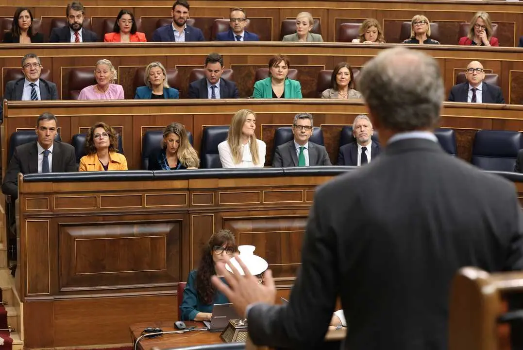 
<p>    MADRID, 7 (EUROPA PRESS)</p>
<p>   La Comisi&oacute;n Mixta de Seguridad Nacional debatir&aacute; este martes dos mociones del PP centradas en exigir al Gobierno un tratamiento "riguroso y no propagand&iacute;stico" de la desinformaci&oacute;n, as&iacute; como medidas para detectar y neutralizar bulos y campa&ntilde;as que a su juicio se impulsan desde el entorno del Gobierno como el reciente bulo de la bomba lapa que se achac&oacute; a un mando de la UCO</p>
<p>   Las proposiciones no de ley (PNL) piden poner fin a lo que describen como "ideologizaci&oacute;n" de los informes oficiales, elaborar un nuevo an&aacute;lisis sin sesgos y reforzar los mecanismos de respuesta ante bulos vinculados a operaciones de seguridad o actuaciones policiales.</p>
<p>   La primera propuesta, registrada por el Grupo Popular en el Congreso, solicita abordar el problema de la desinformaci&oacute;n "con rigor y sentido de Estado", acabar con la "ideologizaci&oacute;n y propaganda progubernamental" de los informes y foros sobre desinformaci&oacute;n impulsados desde el Gobierno y desde el Departamento de Seguridad Nacional, realizar un nuevo Informe sobre desinformaci&oacute;n "basado en datos e informaci&oacute;n y sin sesgos ideol&oacute;gicos" y garantizar que cualquier estrategia nacional contra la desinformaci&oacute;n se elabore con "criterios objetivos y cient&iacute;ficos".</p>
<p>    El PP critica que los Informes de Seguridad Nacional de 2023 y 2024 "mezclen" desinformaci&oacute;n con discursos del odio y medios de comunicaci&oacute;n, as&iacute; como referencias del Foro contra campa&ntilde;as de desinformaci&oacute;n que vinculan el fen&oacute;meno a ejemplos pol&iacute;ticos, medi&aacute;ticos o sociales. Denuncia que recoja declaraciones del presidente del Gobierno, Pedro S&aacute;nchez, y pasajes de la ponencia marco del 41 Congreso del PSOE, por lo que concluyen que el Ejecutivo "ha convertido un problema real en un instrumento de propaganda contra la oposici&oacute;n".</p>
<p>EXPLICACIONES POR EL 'BULO DE LA BOMBA LAPA'</p>
<p>   La segunda moci&oacute;n pide al Gobierno que "reconozca expresamente la gravedad de la propagaci&oacute;n de bulos sobre supuestas operaciones de seguridad o actuaciones policiales" y que comparezca ante las Cortes para informar de la difusi&oacute;n y validaci&oacute;n p&uacute;blica hecha por algunos ministros del llamado 'bulo de la bomba lapa', en alusi&oacute;n a la noticia falsa de que el exagente de la UCO de la Guardia Civil Juan Vicente Bonilla, contratado ahora por la Comunidad de Madrid, quisiera poner un explosivo a Pedro S&aacute;nchez.</p>
<p>   El PP tambi&eacute;n pide al Ejecutivo conocer las medidas adoptadas para preservar la neutralidad institucional, y que refuerce las capacidades del Sistema de Seguridad Nacional para detectar "y neutralizar campa&ntilde;as de desinformaci&oacute;n impulsadas desde el propio entorno institucional", incluyendo un protocolo de desmentido obligatorio cuando se difundan datos falsos desde esferas gubernamentales. </p>
      