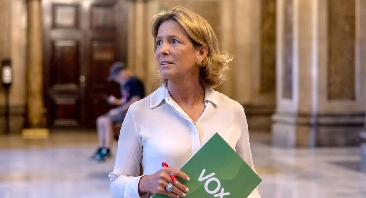 
<p>   MADRID, 7 (EUROPA PRESS)</p>
<p>   La portavoz nacional de Vox en materia de Sanidad, Mar&iacute;a Fuster, ha exigido al Gobierno un estatuto m&eacute;dico propio y que se escuche a los profesionales sanitarios porque "sin ellos no hay sanidad".</p>
<p>   "Basta ya de ignorarles. No est&aacute;n solos. Vox siempre estar&aacute; del lado de los profesionales que se dejan la piel cada d&iacute;a trabajando por ofrecer una calidad asistencial excelente", ha asegurado Mar&iacute;a Fuster este domingo en un v&iacute;deo remitido por la formaci&oacute;n.</p>
<p>    La portavoz, que acudir&aacute; a la huelga de m&eacute;dicos del pr&oacute;ximo martes para apoyar a los sanitarios, ha se&ntilde;alado que los profesionales tras d&eacute;cadas de "vapuleo y ninguneo han dicho basta". "Se acab&oacute; el abusar de su vocaci&oacute;n, se acab&oacute; utilizar su sacrificio, su responsabilidad o su esfuerzo", ha afirmado Fuster.</p>
<p>   "Los m&eacute;dicos quieren ser escuchados y ser los interlocutores de sus propias condiciones laborales. No piden nada que no tengan el resto de los trabajadores", ha defendido.</p>
<p>   Fuster ha criticado que el objetivo de la ministra M&oacute;nica Garc&iacute;a es "dejar una impronta ideol&oacute;gica". "Poco le importan los sanitarios y mucho menos la salud de los espa&ntilde;oles. Dejar&aacute; una huella nefasta en la sanidad espa&ntilde;ola", ha asegurado.</p>
      