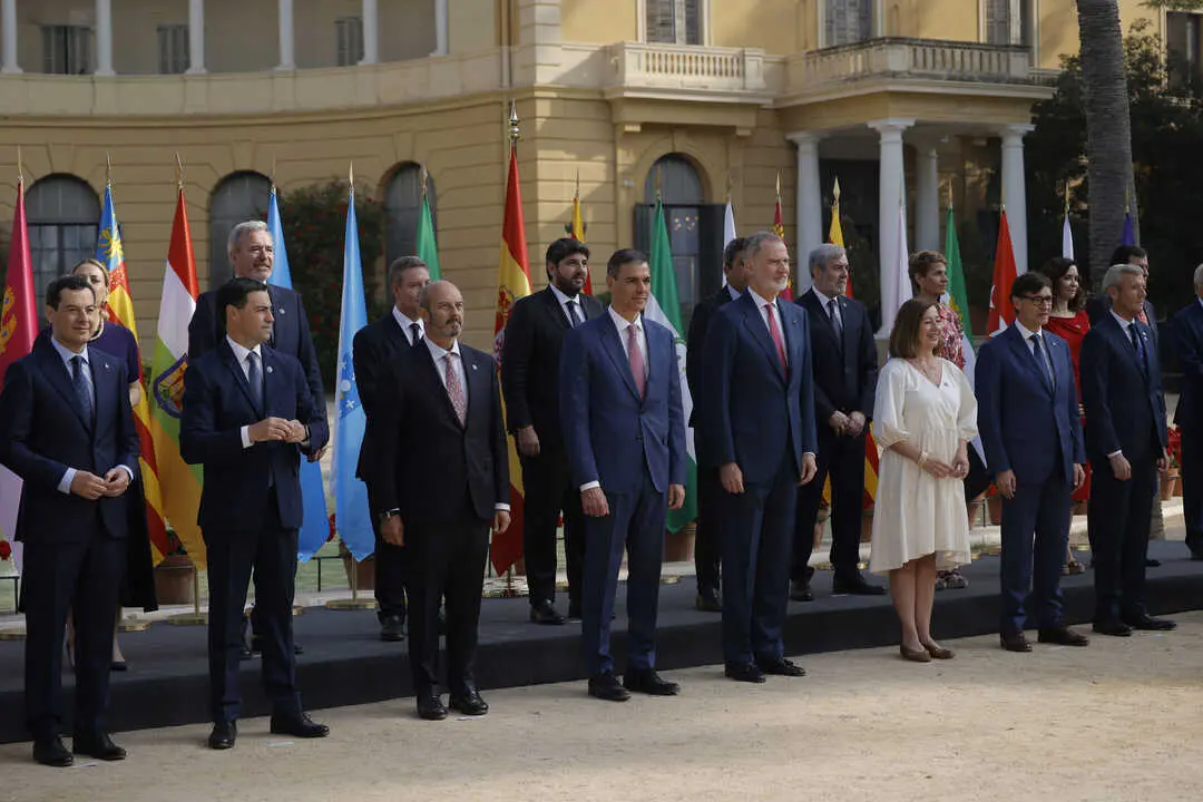 
<p> Muchas CCAA a&uacute;n no han presentado sus Presupuestos, aunque algunos 'barones' han decidido congelar su salario</p>
<p>   MADRID, 8 (EUROPA PRESS)</p>
<p>   Los presidentes de Asturias, Cantabria, Pa&iacute;s Vasco, Navarra, La Rioja, Castilla y Le&oacute;n y Castilla-La Mancha son los l&iacute;deres territoriales que, hasta el momento, han previsto un incremento salarial el pr&oacute;ximo a&ntilde;o 2026 en consonancia con la subida preparada para los funcionarios.</p>
<p>   As&iacute; aparece reflejado en los Presupuestos de cada comunidad, consultados por Europa Press, aunque el n&uacute;mero total de presidentes que se incrementar&aacute;n su salario a&uacute;n se desconoce porque muchos Gobiernos auton&oacute;micos siguen elaborando sus cuentas p&uacute;blicas para el pr&oacute;ximo curso.</p>
<p>   Estos siete 'barones' auton&oacute;micos que por el momento tienen previsto subir su salario han optado por el incremento salarial acordado para los funcionarios, tal y como se recoge en los articulados de las leyes de Presupuestos.</p>
<p>   Y es que el Gobierno central ha aprobado recientemente un decreto ley con la subida salarial de los empleados p&uacute;blicos para los pr&oacute;ximos a&ntilde;os: El incremento salarial ser&aacute; del 2,5% para este a&ntilde;o y de hasta el 2% para 2026.</p>
<p>   En el caso del Gobierno central, el Ejecutivo a&uacute;n no ha dado a conocer su proyecto de Presupuestos para el pr&oacute;ximo a&ntilde;o, por lo que el sueldo anual de Pedro S&aacute;nchez es por el momento de 90.010,20 euros anuales, lo que supone una retribuci&oacute;n mensual de 7.500 euros.</p>
<p>LA SUBIDA QUE SE LES PERMITA</p>
<p>   As&iacute; las cosas, Adri&aacute;n Barb&oacute;n (PSOE), Mar&iacute;a Jos&eacute; Sa&eacute;nz de Buruaga (PP), Imanol Pradales (PNV), Mar&iacute;a Chivite (PSOE), Gonzalo Capell&aacute;n (PP), Alfonso Fern&aacute;ndez Ma&ntilde;ueco (PP) y Emiliano Garc&iacute;a-Page (PSOE) tienen previsto experimentar en 2026 el incremento salarial que permita el Estado.</p>
<p>   Muchos de ellos han contemplado esta subida mediante una f&oacute;rmula en sus Presupuestos en la que aseguran que las retribuciones de los miembros del Consejo de Gobierno y dem&aacute;s altos cargos ser&aacute;n las vigentes para este a&ntilde;o, "sin perjuicio" del incremento salarial para los empleados p&uacute;blicos.</p>
<p>   De este modo, la retribuci&oacute;n del presidente de Asturias, Adri&aacute;n Barb&oacute;n, pasar&iacute;a de 72.979 euros anuales al incremento previsto por el Estado para 2026. En 2025, el salario anual de su hom&oacute;loga c&aacute;ntabra, Mar&iacute;a Jos&eacute; Sa&eacute;nz de Buruaga, era de 71.835,12 euros y tambi&eacute;n crecer&aacute; en proporci&oacute;n de lo que permita el Estado.</p>
<p>   En el caso del lehendakari, Imanol Pradales, no especifica su sueldo, aunque el proyecto de Presupuestos precisa que sus retribuciones pueden experimentar una subida de sueldo a la par que los empleados p&uacute;blicos.</p>
<p>   Algo similar ocurre en Navarra, donde su presidenta, Mar&iacute;a Chivite, percibir&aacute; 83.381,76 euros anuales en catorce pagas, sin perjuicio, en el caso del personal fijo y contratado, de la percepci&oacute;n de la retribuci&oacute;n por grado y/o antig&uuml;edad que pudiera corresponderles de acuerdo con la normativa aplicable a la respectiva relaci&oacute;n de servicio.</p>
<p>   Mientras, el presidente riojano, Gonzalo Capell&aacute;n, que ha cobrado 82.756 euros este a&ntilde;o, ahora prev&eacute; una subida salarial como los funcionarios, al igual que su hom&oacute;logo de Castilla-La Mancha, Emiliano Garc&iacute;a-Page, que este a&ntilde;o ha cobrado 91.717,78 euros.</p>
<p>   En cuanto a Ma&ntilde;ueco, el sueldo que tiene el presidente de Castilla y Le&oacute;n en el a&ntilde;o 2025 era de 79.415,16 euros y el proyecto de cuentas p&uacute;blicas regionales tambi&eacute;n contempla la subida de los funcionarios.</p>
<p>LOS QUE SE LO CONGELAN</p>
<p>   Por contra, Madrid, Canarias y Galicia son los &uacute;nicos que, por el momento, han recogido una congelaci&oacute;n salarial de sus presidentes en sus proyectos de presupuestos para el pr&oacute;ximo a&ntilde;o.</p>
<p>   En el caso de la Comunidad de Madrid lleva ya catorce a&ntilde;os consecutivos con el mismo sueldo para la Presidencia, aunque Isabel D&iacute;az Ayuso es la mandataria auton&oacute;mica que m&aacute;s retribuci&oacute;n anual percibe de estas comunidades, unos 103.090 euros al a&ntilde;o.</p>
<p>   Por su parte, Fernando Clavijo, de Canarias, ha previsto en sus cuentas p&uacute;blicas para el pr&oacute;ximo a&ntilde;o seguir cobrando 76.823 euros anuales, mientras que el dirigente gallego Alfonso Rueda percibir&aacute; tambi&eacute;n en 2026 unos 85.743,00 euros anuales.</p>
<p>   En cualquier caso, todav&iacute;a hay Gobiernos auton&oacute;micos que a&uacute;n no han presentado su proyecto de Presupuestos para el a&ntilde;o que viene y otros que, aunque s&iacute; que han dado a conocer sus cuentas, no se especifica si hay una subida salarial para los miembros de Gobierno.</p>
<p>   El sueldo actual del resto de presidentes auton&oacute;micos es el siguiente: Jorge Azc&oacute;n (96.013,32 euros anuales); Juanma Moreno (89.275,32 euros); Juanfran P&eacute;rez Llorca (80.173 euros); Marga Prohens (78.803 euros); Mar&iacute;a Guardiola (85.325 euros); Fernando L&oacute;pez Miras (79.499,44 euros).</p>
<p>   De todos los presidentes auton&oacute;micos, el mandatario catal&aacute;n Salvador Illa es el que m&aacute;s cobra. A la espera de conocer el proyecto de Presupuestos para el a&ntilde;o 2026, el l&iacute;der del PSC tiene un salario anual de 136.177,5 euros.</p>
      