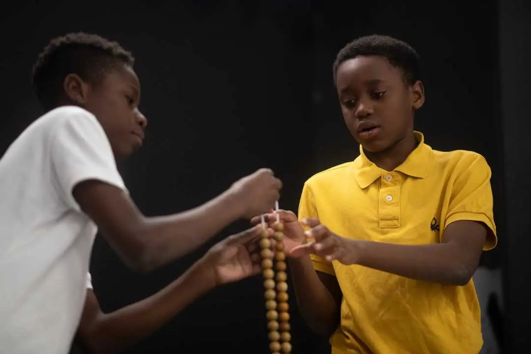 
<p>    MADRID, 8 (EUROPA PRESS TELEVISI&Oacute;N)</p>
<p>   Los ni&ntilde;os de la Residencia-Internado de San Ildefonso de Madrid llevan desde octubre ensayando para extraer y cantar los n&uacute;meros y premios del Sorteo Extraordinario de la Loter&iacute;a de Navidad, que se celebrar&aacute; en el Teatro Real el pr&oacute;ximo 22 de diciembre. Este a&ntilde;o, participan 28 menores.</p>
<p>   Entre los veteranos se encuentra &Aacute;ngel, de 12 a&ntilde;os, que participa por cuarta vez y anima a otros ni&ntilde;os y ni&ntilde;as a apuntarse al Sorteo porque "mola mucho", porque "cantar es bonito" y es una "experiencia &uacute;nica".</p>
<p>   "Me gusta cantar y, si hay alg&uacute;n premio, mejor", afirma en una entrevista con Europa Press. De hecho, recuerda que uno de los a&ntilde;os cant&oacute; el Gordo y fue "muy feliz".</p>
<p>   &Aacute;ngel dice que siempre ha sentido nervios pero luego sale al escenario del Teatro Real y se siente bien. "Al principio cuando entro y les veo (a los asistentes), me pongo nervioso pero cuando canto, no los miro", asegura.</p>
<p>   A los ni&ntilde;os que participan por primera vez, les recomienda que "no tengan miedo" porque "no va a pasar nada si se equivocan", y cuidar la voz. "En octubre, cuando empezamos a ensayar, pues bueno, grito un poco pero en diciembre ya me calmo", remarca.</p>
<p>   Tambi&eacute;n repite Aurora, de 10 a&ntilde;os, que participar&aacute; por segunda vez en el Sorteo y explica que le produce "mucha emoci&oacute;n". "A veces siento emoci&oacute;n o nervios o incluso felicidad porque estoy haciendo algo muy importante que no mucha gente puede hacer", enfatiza.</p>
<p>"RESPIRAR DOS VECES Y VOLVER A INTENTARLO"</p>
<p>   El a&ntilde;o pasado reconoce que estaba "muy nerviosa" pero le recomendaron que, si dudaba con un n&uacute;mero, "respirase dos veces y lo volviese a intentar". Adem&aacute;s, cuenta que se le cay&oacute; una bola, la recogi&oacute; y continu&oacute; cantando. "Tampoco pasa nada", a&ntilde;ade.</p>
<p>   La peque&ntilde;a explica que lo que m&aacute;s le cuesta es "el soniquete". "A veces no me sal&iacute;a, entonces como que me pon&iacute;a de los nervios y no ten&iacute;a tanta paciencia", admite. Sobre la preparaci&oacute;n de la voz, Aurora indica que los educadores les aconsejan cuidarla para no quedarse af&oacute;nicos. "Por ejemplo, si juego al f&uacute;tbol, pues no gritar tan fuerte y ponerme tan emocionada", se&ntilde;ala.</p>
<p>    Otro de los ni&ntilde;os que cantar&aacute; en el sorteo es Kyron, de 10 a&ntilde;os. Repite por segundo a&ntilde;o consecutivo y cuenta que a pesar de los nervios, le "gust&oacute;" la experiencia. "Me pongo un poquito nervioso, pero se me pasa", comenta.</p>
<p>   La educadora social Arancha Mart&iacute;nez ha explicado que este a&ntilde;o van a participar 28 menores, 16 ni&ntilde;as y 12 ni&ntilde;os con edades comprendidas entre los 10 y los 14 a&ntilde;os y de diferentes nacionalidades (espa&ntilde;ola, boliviana, nicarag&uuml;ense, guineana y hondure&ntilde;a, entre otras).</p>
<p>   El casting se realiz&oacute; a mediados de octubre y, a partir de ese momento, probaron la tonalidad de sus voces y formaron las parejas. Todos los ni&ntilde;os y ni&ntilde;as se han presentado voluntarios. Los que no pueden cantar, se dedican a extraer las bolas.</p>
<p>DOS O TRES ENSAYOS A LA SEMANA: "SE TIENEN QUE SINCRONIZAR"</p>
<p>   Seg&uacute;n explica Mart&iacute;nez, hasta el d&iacute;a del Sorteo, los ni&ntilde;os seleccionados participan en ensayos "dos o tres veces a la semana". "Van cantando, van leyendo, se les ense&ntilde;a a leer perfectamente el n&uacute;mero y a cantar, se tienen que sincronizar", ha comentado.</p>
<p>   Tambi&eacute;n ensayan c&oacute;mo tienen que introducir las bolas en el alambre, primero la del n&uacute;mero y despu&eacute;s la del premio, y se preparan para el momento en el que sale uno grande. "Si surge un premio que sea distinto a mil euros, pues entonces el otro ni&ntilde;o tiene que tapar (el alambre)", ha precisado. Asimismo, les ense&ntilde;an c&oacute;mo mantener una buena postura.</p>
<p>   Tal y como ha puntualizado Mart&iacute;nez, "lo m&aacute;s dif&iacute;cil es el ritmo". "Tienen que mantener un ritmo vivo para que la tabla m&aacute;s o menos dure unos 15-20 minutos y el mayor miedo que tienen es a que se les caiga la bola", ha apuntado.</p>
<p>   A pesar de sus temores, asegura que est&aacute;n "muy ilusionados" porque "les van a ver su familia, sus amigos" y que la noche previa al Sorteo "a muchos les cuesta dormir" porque est&aacute;n "muy nerviosos".</p>
<p>   Precisamente, para gestionar esos nervios, los educadores sociales les acompa&ntilde;an y les preparan para imprevistos as&iacute; como para los casos en los que no les toca cantar ning&uacute;n premio gordo. "Lo importante es estar ah&iacute;, disfrutar de ese d&iacute;a, cantarlo lo mejor posible", zanja.</p>
<p>    IM&Aacute;GENES DISPONIBLES EN EUROPA PRESS TELEVISI&Oacute;N</p>
<p>   URL DE DESCARGA: </p>
<p><a target="_blank" href="https://www.europapress.tv/sociedad/1032957/1/ninos-preparan-nervios-loteria-navidad-esperanza-dar-algun-premio">https://www.europapress.tv/sociedad/1032957/1/ninos-preparan-nervios-loteria-navidad-esperanza-dar-algun-premio</a></p>
<p><a target="_blank" href="https://www.europapress.tv/sociedad/1032954/1/total-28-ninos-ninas-participan-sorteo-loteria-navidad-2025">https://www.europapress.tv/sociedad/1032954/1/total-28-ninos-ninas-participan-sorteo-loteria-navidad-2025</a></p>
<p>    TEL&Eacute;FONO DE CONTACTO 91 345 44 06 </p>
      