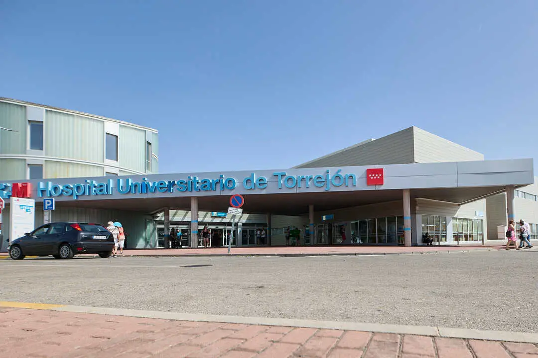 
<p>   MADRID, 8 (EUROPA PRESS)</p>
<p>   La asociaci&oacute;n El Defensor del Paciente ha pedido este lunes por carta a la fiscal general del Estado, Teresa Peramato, que investigue las supuestas pr&aacute;cticas de la direcci&oacute;n del Hospital de Torrej&oacute;n, que habr&iacute;a ordenado modificar la prioridad de los pacientes en el triaje de Urgencias.</p>
<p>   El organismo se ha referido a una noticia publicada por laSexta sobre una trabajadora que se quejaba en un correo electr&oacute;nico que sus superiores ped&iacute;an cambiar la prioridad de los pacientes triados en amarillo, color que se usa casos de urgencia no inmediata, a verde, utilizado para casos de urgencia menor y cuya atenci&oacute;n puede demorarse m&aacute;s que en el amarillo.</p>
<p>   Estas pr&aacute;cticas se habr&iacute;an seguido haciendo, supuestamente, al menos hasta el 20 de noviembre, tal y como muestra otro correo de esta trabajadora, en el que comunicaba que ese d&iacute;a por la tarde "hab&iacute;an sido retriados varios pacientes por parte de medicina de amarillos a verdes sin ser valorados por ning&uacute;n m&eacute;dico previamente".</p>
<p>   Dichas pr&aacute;cticas tambi&eacute;n las recoge un documento elaborado por el personal de Enfermer&iacute;a y entregado en abril a la direcci&oacute;n del Hospital, tal y como publica 'Eldiario.es', en el que se exponen &oacute;rdenes de la gerencia del centro, que presuntamente ped&iacute;a evitar subir a enfermos a las plantas de medicina interna y que los pacientes graves fueran reasignados como leves.</p>
<p>   El Defensor del Paciente tambi&eacute;n ha presentado en su carta la queja de una paciente, quien alega que el mismo Hospital habr&iacute;a mandado pruebas gen&eacute;ticas, supuestamente "sin permiso", a un laboratorio de Valencia de Ribera Salud, compa&ntilde;&iacute;a encargada de la gesti&oacute;n de este hospital p&uacute;blico.</p>
<p>   La paciente tambi&eacute;n ha explicado que en la informaci&oacute;n de consentimiento no se mencion&oacute; el env&iacute;o de estas pruebas a un centro privado, algo que acab&oacute; descubriendo tras ver los resultados.</p>
<p>   La presidenta de la organizaci&oacute;n, Carmen Flores, se ha dirigido por carta a la fiscal general para sumar estas denuncias a la solicitud realizada el pasado viernes tras recibir informaciones relativas a la reutilizaci&oacute;n de material sanitario de un solo uso en el mismo centro.</p>
<p>   Todo ello se produce en el marco de una pol&eacute;mica surgida tras la filtraci&oacute;n de un audio del CEO del grupo Ribera Salud, Pablo Gallart, en el que insta a rechazar pacientes o pr&aacute;cticas no rentables en el Hospital de Torrej&oacute;n.</p>
      