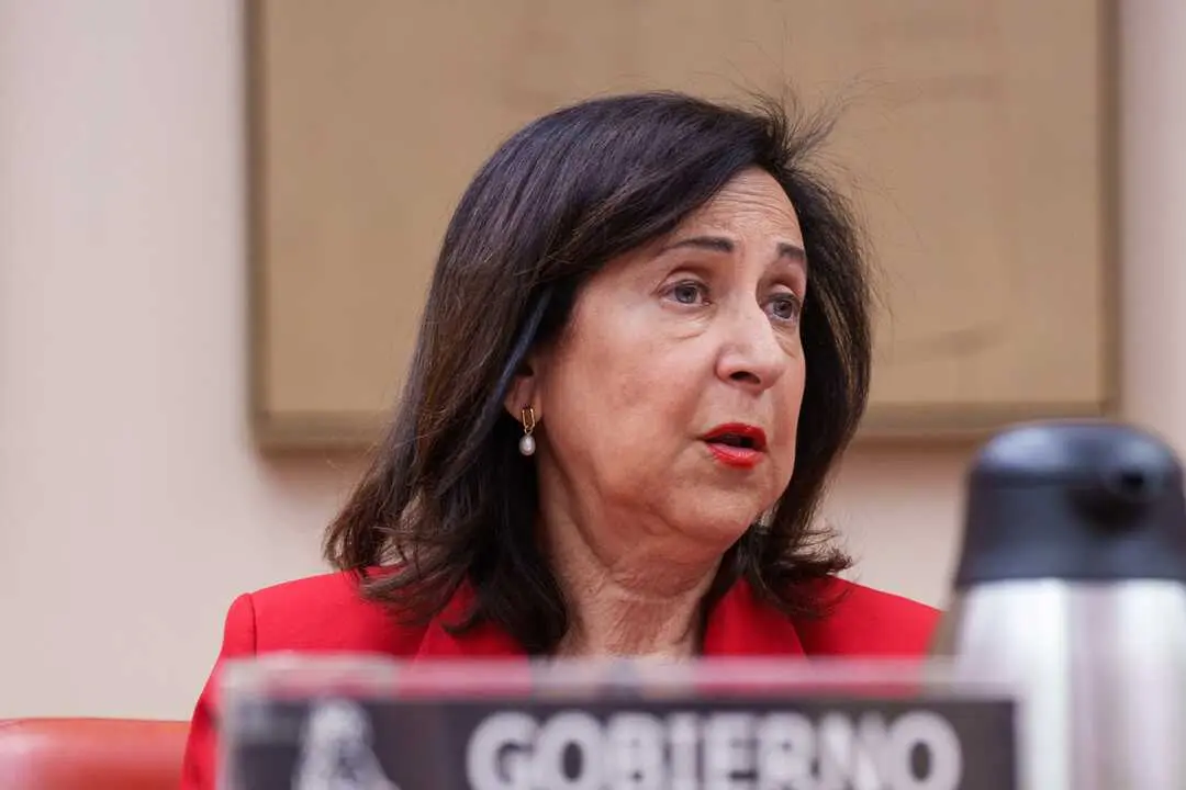 
<p>    MADRID, 8 (EUROPA PRESS)</p>
<p>   La ministra de Defensa, Margarita Robles, acude este martes al Congreso para informar a puerta cerrada de los v&iacute;nculos del cerebro de los atentados yihadistas del 17 de agosto de 2017 en Catalu&ntilde;a, el fallecido im&aacute;n de Ripoll (Girona) Abdelbaki Es Satty, y de la utilizaci&oacute;n que ha hecho su departamento de los fondos reservados.</p>
<p>   La comparecencia de la ministra tendr&aacute; lugar ante la Comisi&oacute;n de control de los cr&eacute;ditos destinados a gastos reservados, la conocida como comisi&oacute;n de Secretos Oficiales, que es, a su vez, la encargada de controlar las actividades del Centro Nacional de Inteligencia (CNI).</p>
<p>   Fue Esquerra Republicana la que, hace ya casi un a&ntilde;o, pidi&oacute; la presencia de Robles en este &oacute;rgano para dar cuenta de las informaciones aparecidas a tenor de la desclasificaci&oacute;n de los documentos que acreditan que el CNI tuvo contacto con Es Satty.</p>
<p>LA COMISI&Oacute;N DE INVESTIGACI&Oacute;N HIBERNA</p>
<p>   El Congreso tiene abierta una comisi&oacute;n de investigaci&oacute;n sobre los atentados del 17 de agosto de 2017 en Barcelona y Cambrils. Es una de las dos comisiones, junto con la de llamada 'Operaci&oacute;n Catalu&ntilde;a', creadas al inicio de legislatura en virtud del acuerdo que el PSOE alcanz&oacute; con ERC y Junts a cambio de su apoyo a la elecci&oacute;n de Francina Armengol como presidenta de la C&aacute;mara.</p>
<p>   La &uacute;ltima vez que recibi&oacute; comparecientes esta comisi&oacute;n fue el pasado mes de junio y, a la vuelta del verano s&oacute;lo se reuni&oacute; en una ocasi&oacute;n, a puerta cerrada, para tramitar nuevas peticiones de Junts y reiterar las relativas a desclasificaciones que segu&iacute;an pendientes y reclamar otras nuevas.</p>
<p>   Los de M&iacute;riam Nogueras incluyen este asunto en su carpeta de incumplimientos del Gobierno pero, seg&uacute;n informaron a Europa Press fuentes de la formaci&oacute;n independentista, no tienen previsto solicitar que se reactive la comisi&oacute;n de investigaci&oacute;n porque eso implicar&iacute;a tener que negociar con el PSOE y mantienen rotos todos los puentes con los socialistas.</p>
<p>   Aunque Robles acudir&aacute; al Congreso para hablar de los v&iacute;nculos de Es Satty con el CNI a petici&oacute;n de ERC, su presencia puede servir a Junts para pedirle explicaciones sobre la negativa del Gobierno a las nuevas desclasificaciones que han venido reclamando.</p>
<p>   Por otra parte, Robles dar&aacute; cuenta del uso de los fondos reservados asignados al Ministerio de Defensa a petici&oacute;n del PP, que pidi&oacute; su comparecencia para tal fin el pasado mes de octubre. Un mes despu&eacute;s la propia ministra solicit&oacute; acudir a la C&aacute;mara para hacer lo propio.</p>
<p>   Robles sigue as&iacute; la estela del titular de Interior, Fernando Grande-Marlaska, que compareci&oacute; ante la misma comisi&oacute;n por el mismo asunto a finales de octubre, cuando el Gobierno acumulaba ya tres a&ntilde;os sin informar a la C&aacute;mara del uso de los fondos reservados.</p>
<p>FALTA ALBARES</p>
<p>   Seg&uacute;n la legislaci&oacute;n, la conocida como Comisi&oacute;n de Secretos es la encargada de ejercer el control parlamentario del uso de ese dinero por parte de los ministerios que tienen asignadas partidas de este tipo: Interior, Exteriores, Defensa y el CNI, cuyos titulares deben presentar informes cada seis meses.</p>
<p>   Pero lo cierto es que esa obligaci&oacute;n legal se hab&iacute;a dejado de cumplir, pues los ministros no informaban a la C&aacute;mara desde finales de 2022, en la pasada legislatura. Entonces lo hicieron Robles y Marlaska, pero el titular de Exteriores, Jos&eacute; Manuel Albares, ni siquiera se ha estrenado. Es posible que lo haga pr&oacute;ximamente porque el PP tambi&eacute;n tiene solicitada su comparecencia.</p>
<p>    En los Presupuestos Generales de 2023, los &uacute;ltimos aprobados por el Congreso y que se han venido prorrogando, la partida destinada a sufragar gastos reservados se fij&oacute; en 27,86 millones de euros: 19,8 millones para el Centro Nacional de Inteligencia (CNI); 500.000 euros, para Defensa; 7,37 millones, para Interior; y 186.310 euros, para Exteriores.</p>
<p>COMPARECENCIAS PENDIENTES DEL CNI</p>
<p>   La misma comisi&oacute;n se ocupa tambi&eacute;n de controlar las actividades del Centro Nacional de Inteligencia (CNI) y sobre eso tambi&eacute;n hay varias peticiones de comparecencia de distintos grupos que siguen sin fecha pese a transcurrir meses e incluso a&ntilde;os.</p>
<p>   As&iacute;, el PP reclam&oacute; que la directora del CNI, Esperanza Casteleiro, informe de la aparici&oacute;n de Carles Puigdemont en Espa&ntilde;a y su posterior huida en el verano de 2023, y que tambi&eacute;n explique su firma en un documento de varios servicios de inteligencia de otros pa&iacute;ses advirtiendo de ciberataques patrocinados por China.</p>
<p>   Por su parte, Sumar tiene pedida la comparecencia de la directora del CNI por el supuesto uso de dinero p&uacute;blico para "silenciar" relaciones sentimentales del rey Juan Carlos.</p>
<p>   Quitando la comparecencia de Marlaska en octubre, desde el inicio de legislatura la Comisi&oacute;n de Gastos Reservados s&oacute;lo se hab&iacute;a reunido una vez, el pasado mes de junio, cuando compareci&oacute; a puerta cerrada de la vicepresidenta Sara Aagesen para explicar las causas del apag&oacute;n de finales de abril.</p>
      