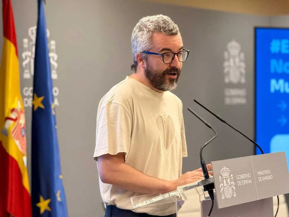 
<p>    MADRID, 9 (EUROPA PRESS)</p>
<p>   El secretario de Estado de Sanidad, Javier Padilla, ha afirmado que un Estatuto Marco exclusivo para los m&eacute;dicos "rompe" con la idea de gesti&oacute;n en equipo del sistema sanitario, una medida por la que la Confederaci&oacute;n Espa&ntilde;ola de Sindicatos M&eacute;dicos (CESM) y el Sindicato M&eacute;dico Andaluz (SMA) han convocado cuatro jornadas de huelga nacional desde este martes.</p>
<p>   "Desde nuestro punto de vista, rompe la idea de que el sistema sanitario tiene que ser gestionado como una conjunci&oacute;n de profesionales que trabajan en equipo para la atenci&oacute;n del paciente. Ese punto, que para el sindicato convocante parece ser un elemento fundamental, para nosotros supone un elemento de ruptura de la ordenaci&oacute;n jur&iacute;dica del propio sistema sanitario y de c&oacute;mo coordinamos y protegemos los derechos y deberes del conjunto de los profesionales", ha declarado Padilla durante una entrevista en el programa 'La Hora' de La 1, recogida por Europa Press.</p>
<p>   Tras ello, ha recalcado que Sanidad en ning&uacute;n momento "se ha cerrado en banda" a incluir otras propuestas de contenido y siempre que respetase las competencias, tales como la eliminaci&oacute;n de las guardias de 24 horas con tope de 17 horas, la reducci&oacute;n de la jornada laboral semanal a 45 horas, el blindaje de los descansos o el fin a la temporalidad mediante OPEs obligatorias cada dos a&ntilde;os, entre otras.</p>
<p>   "Nos encontramos con que hay una parte importante de esas competencias, como puede ser por ejemplo la ligada a las retribuciones o la organizaci&oacute;n de los servicios, que son de las comunidades aut&oacute;nomas. A nosotros se nos demanda que incorporemos eso en el Estatuto Marco, pero si nosotros incorporamos eso en el Estatuto Marco, haciendo una invasi&oacute;n de competencias a las comunidades aut&oacute;nomas, nos exponemos a que la norma pueda ser recurrida y ser tirados abajo los posibles avances que puedan estar ah&iacute;", ha detallado.</p>
<p>   Padilla tambi&eacute;n se ha mostrado comprensivo con el malestar de los profesionales sanitarios tras "d&eacute;cadas sin modificaciones sustantivas" de esta norma, y ha recordado que el nuevo texto se lleva negociando tres a&ntilde;os, antes incluso de que la ministra de Sanidad, M&oacute;nica Garc&iacute;a, llegase a liderar el departamento.</p>
<p>   "As&iacute; que nosotros lo que decimos (...) es que sigamos avanzando hasta llegar a un acuerdo a ese respecto porque creo que lo que tenemos que perder, que es que ese texto se metiera en un caj&oacute;n, es much&iacute;simo mayor que la posible ganancia de empezar desde cero", ha concluido.</p>
      