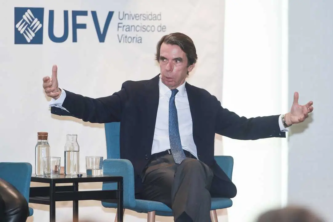 
<p>Avisa de que los de Abascal buscan "nutrirse del descr&eacute;dito institucional que provoca el Gobierno para intentar suplir al PP"</p>
<p>   MADRID, 9 (EUROPA PRESS)</p>
<p>   El expresidente del Gobierno Jos&eacute; Mar&iacute;a Aznar ha criticado este martes el "populismo tanto de derechas como de izquierdas" al censurar a Vox por priorizar en la campa&ntilde;a a las elecciones de Extremadura el ataque a la candidata del PP, Mar&iacute;a Guardiola, y al PSOE por presentar un candidato "procesado" como Miguel &Aacute;ngel Gallardo.</p>
<p>    "El populismo de derecha en Espa&ntilde;a no tiene mejor aliado que este Gobierno, y este Gobierno no tiene mejor aliado que el de la derecha", ha sostenido Aznar en una entrevista en Espejo P&uacute;blico de Antena 3, recogida por Europa Press, en referencia a Vox y al PSOE.</p>
<p>    Al ser preguntado por qu&eacute; el partido de Santiago Abascal est&aacute; centrando principalmente los ataques en la candidata del PP durante la campa&ntilde;a en Extremadura, Aznar ha contestado que esto se debe a que "lo que quiere evidentemente es que Mar&iacute;a Guardiola no pueda gobernar".</p>
<p>    "Lo que le interesa a Vox es nutrirse del descr&eacute;dito institucional que provoca el Gobierno para intentar suplir al Partido Popular", ha apostillado.</p>
<p>COALICI&Oacute;N ANTICONSTITUCIONAL Y SIN PRESUPUESTOS </p>
<p>    En este sentido, Aznar ha censurado al Ejecutivo del PSOE por los esc&aacute;ndalos de corrupci&oacute;n del 'caso Koldo' y del exasesor en Moncloa Francisco Salazar, pero principalmente se ha centrado en la condena al fiscal general del Estado y a la elecci&oacute;n de un candidato del PSOE "procesado" en Extremadura como Gallardo.</p>
<p>    En su opini&oacute;n, esto &uacute;ltimo demuestra que al PSOE y al Gobierno "le da igual el prestigio" de su partido y el de las instituciones, advirtiendo que este desprestigio es lo que termina "alimentando el populismo".</p>
<p>CONTEMPLA QUE EL PP AGRUPE UNA MAYOR&Iacute;A A DERECHA E IZQUIERDA</p>
<p>    El expresidente del PP ha dicho que &eacute;l lo que "contempla" es que el PP sea un partido que "sepa agrupar una mayor&iacute;a social" que responda a la "mayor&iacute;a liberal, abierta, constitucional, a derecha e izquierda, que sepa ordenar y estabilizar el pa&iacute;s".</p>
<p>   Adem&aacute;s, ha cuestionado que la evoluci&oacute;n de la econom&iacute;a espa&ntilde;ola est&eacute; siendo positiva para las clases medias y ha criticado que el pa&iacute;s no tenga Presupuestos Generales del Estado debido a lo que ha calificado como "coalici&oacute;n anticonstitucional".</p>
<p>    "&iquest;Hasta d&oacute;nde se quiere aguantar la situaci&oacute;n, que es una situaci&oacute;n estrictamente personal? &iquest;Y hasta qu&eacute; punto se quiere da&ntilde;ar las instituciones a cambio de estar unas cuantas semanas, unos cuantos meses en el poder?", se ha preguntado Aznar.</p>
      