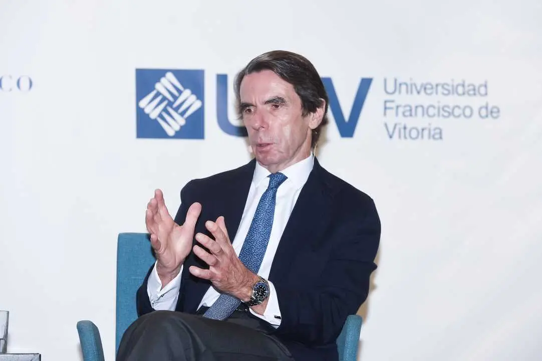 
<p>Destaca que hizo posible el tr&aacute;nsito a la democracia y lamenta que no se haya celebrado "como se merece" los 50 a&ntilde;os de su coronaci&oacute;n </p>
<p>   MADRID, 9 (EUROPA PRESS)</p>
<p>   El expresidente del Gobierno Jos&eacute; Mar&iacute;a Aznar considera que Don Juan Carlos no deber&iacute;a haber escrito un libro de memorias, ya que, a su entender, un rey no deber hacerlo. En cualquier caso, ha dicho que tiene su "reconocimiento" porque es el rey que hizo posible el tr&aacute;nsito a la democracia y ha lamentado que los espa&ntilde;oles no hayan podido celebrar "como se merece" los 50 a&ntilde;os de su coronaci&oacute;n.</p>
<p>   "Yo creo que un rey no debe escribir memorias. Esa es mi opini&oacute;n. Un rey no debe escribir un libro de memorias", ha afirmado Aznar en una entrevista en 'Antena 3', que ha recogido Europa Press, una semana despu&eacute;s de la publicaci&oacute;n en Espa&ntilde;a de 'Reconciliaci&oacute;n', el libro de memorias del rey em&eacute;rito que se conoci&oacute; hace un mes en Francia.</p>
<p>   Se trata de una obra de 500 p&aacute;ginas narradas en primera persona, en las que el em&eacute;rito repasa su vida desde su nacimiento en Roma el 5 de enero de 1938, en el exilio, hasta su salida voluntaria del pa&iacute;s para mudarse a Abu Dabi, donde reside desde agosto de 2020.</p>
<p>NO HIZO CASO A SU PADRE DON JUAN DE BORB&Oacute;N</p>
<p>   Aznar ha agradecido al rey em&eacute;rito las referencias positivas que le hace en su libro pero ha admitido que, en su opini&oacute;n, un rey no debe escribir un libro de memorias. De hecho, ha destacado que en eso no hizo caso a su padre, don Juan de Borb&oacute;n.</p>
<p>   Dicho esto, el expresidente del Gobierno ha asegurado que el rey em&eacute;rito merece toda su "consideraci&oacute;n" porque "hizo posible un tr&aacute;nsito que trajo a Espa&ntilde;a a las libertades y la democracia". A su entender, eso es "un hecho hist&oacute;rico formidable y &uacute;nico".</p>
<p> "Por lo tanto, siempre por encima de cualquier otra cosa, tendr&aacute; mi reconocimiento. Y lamento mucho que eso los espa&ntilde;oles, en estos 50 a&ntilde;os que ha pasado ahora, por distintas razones, no hayamos podido celebrarlo como se merece", ha manifestado.</p>
<p>   Aznar ha insistido en que "hacer un tr&aacute;nsito en paz" y "en concordia, mirando hacia el futuro bajo el amparo del rey es un hecho hist&oacute;rico" con "trascendencia" y "alg&uacute;n d&iacute;a" se dar&aacute;n "cuenta de su importancia".</p>
<p>   Al ser preguntado por la posibilidad de que esas memorias las presentaran a la vez Jos&eacute; Mar&iacute;a Aznar y Felipe Gonz&aacute;lez, el expresidente del Gobierno se ha limitado a asegurar: "Preg&uacute;ntele a su majestad, yo no lo s&eacute;".</p>
      