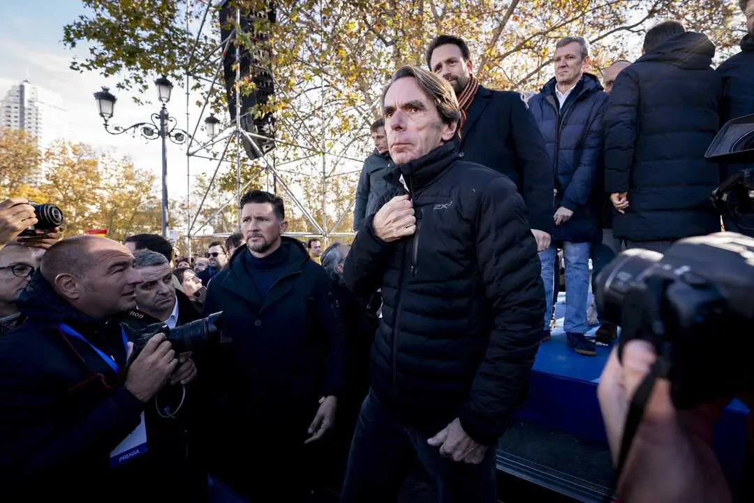 
<p>Avisa de que la "principal fuente de poder" es la demograf&iacute;a y se&ntilde;ala que la inmigraci&oacute;n es una soluci&oacute;n "paliativa" pero no sustitutiva</p>
<p>   MADRID, 9 (EUROPA PRESS)</p>
<p>   El expresidente del Gobierno Jos&eacute; Mar&iacute;a Aznar ha asegurado este martes que Estados Unidos cometer&iacute;a un "error muy grande" si llevasen a cabo acciones que concluyan con la disoluci&oacute;n de la Uni&oacute;n Europea, al ser preguntado por la Estrategia de Seguridad Nacional del presidente estadounidense, Donald Trump, en el que se&ntilde;ala "la amenaza real de un declive de la civilizaci&oacute;n occidental en el continente europeo".</p>
<p>   El 'popular' ha asegurado en una entrevista en 'Espejo P&uacute;blico' de 'Antena 3', recogida por Europa Press, que durante el siglo pasado EE.UU. ya intervino en dos ocasiones "a consecuencia del surgimiento de los populismos nacionalistas en Europa".</p>
<p>   As&iacute; ha respondido Aznar al escrito del neoyorquino en el que recordaba que Europa sigue gozando de una "importancia vital, tanto estrat&eacute;gica como cultural" para Estados Unidos, y en el que destaca que el objetivo de Washington "deber&iacute;a ser el de ayudar a Europa a corregir su trayectoria actual" usando como plataforma los "motivos para el optimismo" que percibe, como el resurgimiento del esp&iacute;ritu nacionalista, y "la creciente influencia de los partidos patri&oacute;ticos europeos".</p>
<p>LA HISTORIA, UNA BUENA MAESTRA</p>
<p>   Dicho esto, ha sostenido que desde la Casa Blanca "no parecen haber aprendido esa lecci&oacute;n" y ha recomendado que se retrotraigan a la historia para no repetir errores: "Hay veces que la historia es una buena maestra, siempre. Y cuanto menos se sabe de historia, m&aacute;s errores se pueden cometer".</p>
<p>    Sin embargo, el expresidente ha reconocido que coincide con el dirigente americano en lo que respecta a los problemas de la inmigraci&oacute;n y la demograf&iacute;a. El documento de Trump asevera a este respecto que los problemas residen en las "conflictivas pol&iacute;ticas migratorias que est&aacute;n transformando el continente, la censura de la libertad de expresi&oacute;n y la supresi&oacute;n de la oposici&oacute;n pol&iacute;tica, la ca&iacute;da de las tasas de natalidad y, por &uacute;ltimo, la "p&eacute;rdida de la identidad nacional".</p>
<p>   En este sentido, ha destacado la importancia de la demograf&iacute;a y la inmigraci&oacute;n. La primera de estas siendo la "principal fuente de poder", as&iacute; como el gran problema de Occidente. Al hilo, ha agregado que la inmigraci&oacute;n es una soluci&oacute;n "paliativa" pero nunca sustitutiva de la cuesti&oacute;n demogr&aacute;fica.</p>
<p>   Asimismo, ha reivindicado la importancia de que la Uni&oacute;n Europea est&eacute; compuesta por "estados muy poderosos". Adem&aacute;s, ha recordado la importancia de las naciones como base de la Uni&oacute;n, as&iacute; como de la convivencia o del desarrollo de las "actividades fundamentales": "La naci&oacute;n es nuestro presente y nuestro futuro y es nuestra historia". </p>
      