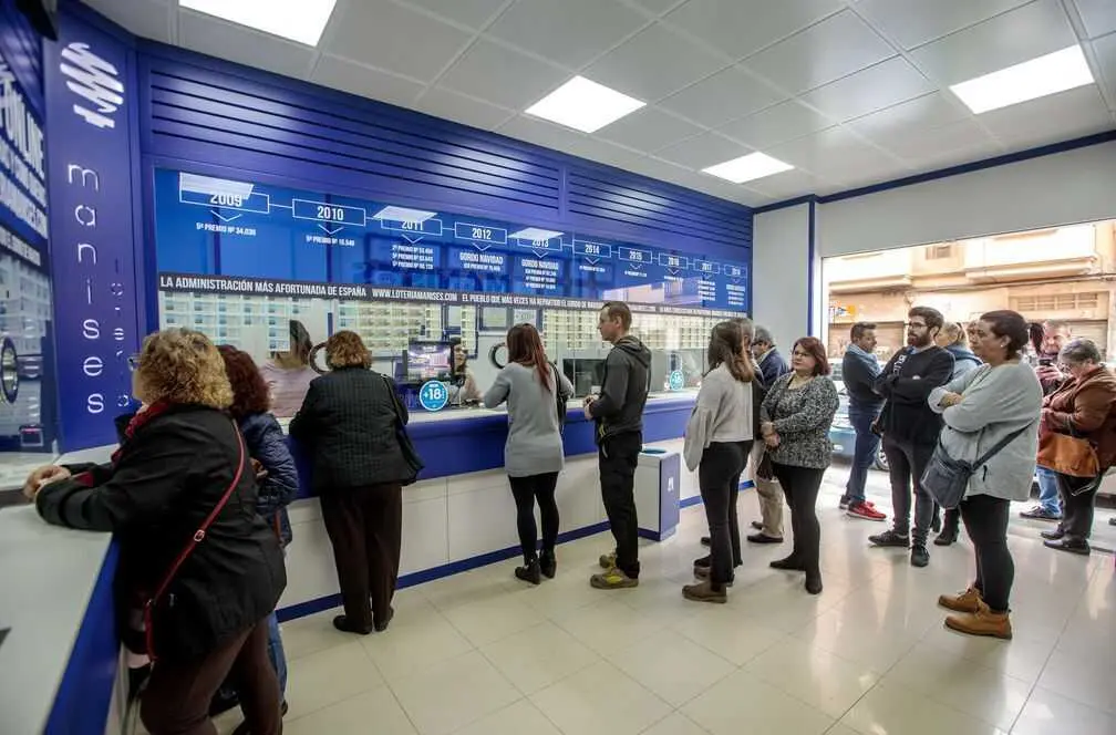 Gente comprando en una administracion