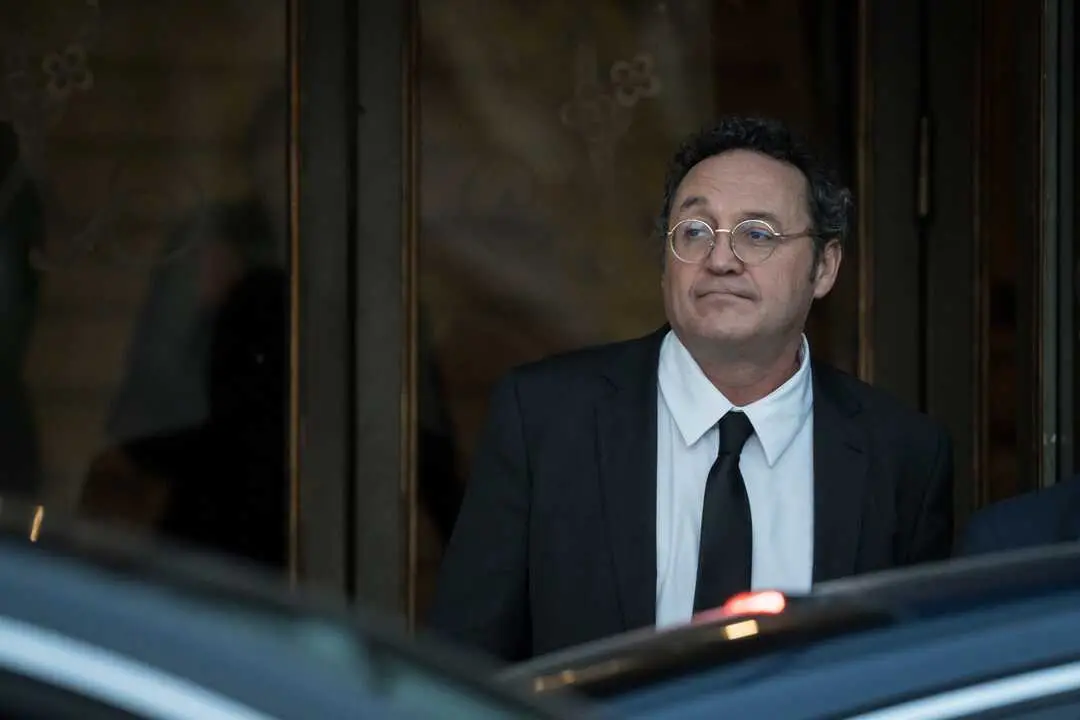 
<p> Cinco de siete magistrados creen que existe un "cuadro probatorio s&oacute;lido, coherente y concluyente" contra Garc&iacute;a Ortiz</p>
<p>   MADRID, 9 (EUROPA PRESS)</p>
<p>   El Tribunal Supremo (TS) ha sentenciado que el fiscal general del Estado, &Aacute;lvaro Garc&iacute;a Ortiz, "no puede responder a una noticia falsa mediante la comisi&oacute;n de un delito", indicando que en este caso la revelaci&oacute;n de secretos contra Alberto Gonz&aacute;lez Amador --novio de la presidenta madrile&ntilde;a, Isabel D&iacute;az Ayuso-- lo fue tanto por la filtraci&oacute;n a los medios del 'email' donde el empresario se ofrec&iacute;a a confesar como por la publicaci&oacute;n de la nota de prensa que lo mencionaba.</p>
<p>   La sentencia se ha conocido este martes, casi tres semanas despu&eacute;s de que el tribunal que juzg&oacute; a Garc&iacute;a Ortiz adelantara el fallo por el que acord&oacute; condenarle a dos a&ntilde;os de inhabilitaci&oacute;n para el cargo y multa de 7.200 euros, as&iacute; como a indemnizar a Gonz&aacute;lez Amador con 10.000 euros por da&ntilde;os morales.</p>
<p>    El texto, de 180 folios, considera que existe un "cuadro probatorio s&oacute;lido, coherente y concluyente" para considerar que fue Garc&iacute;a Ortiz o una persona de su entorno y con su conocimiento quien filtr&oacute; la noche del 13 de marzo a la 'Cadena SER' el correo enviado el 2 de febrero de ese a&ntilde;o por el abogado de Gonz&aacute;lez Amador a Fiscal&iacute;a para ofrecer que su cliente reconociera los dos delitos fiscales por los que se le investigaba a cambio de eludir la c&aacute;rcel.</p>
<p>    Tambi&eacute;n apoya la condena en la publicaci&oacute;n, a las 10:22 horas del 14 de marzo, de la nota de prensa difundida por la Fiscal&iacute;a donde daba detallada cuenta del intercambio de 'emails' entre la defensa de Gonz&aacute;lez Amador y el fiscal del caso, Juli&aacute;n Salto, incluido el hecho de que reconoc&iacute;a la autor&iacute;a de esos dos delitos fiscales.</p>
<p>   Para el tribunal, la divulgaci&oacute;n de la informaci&oacute;n reservada se materializ&oacute; tanto por la filtraci&oacute;n del 'email' como por la publicaci&oacute;n de la nota informativa, que constituyen "una unidad de acci&oacute;n". "La nota consolida la filtraci&oacute;n iniciada por el correo, en realidad la oficializa", afirma.</p>
<p>   Garc&iacute;a Ortiz esgrimi&oacute; que dicho comunicado era necesario para desmentir lo que consideraba un "bulo", en alusi&oacute;n a la noticia publicada a las 21:29 horas del 13 de marzo por 'El Mundo', donde se dec&iacute;a que fue Fiscal&iacute;a quien ofreci&oacute; pactar, en vez de al rev&eacute;s; as&iacute; como a las siguientes informaciones que apuntaban que el pacto se hab&iacute;a frenado por "&oacute;rdenes de arriba".</p>
<p>   Sin embargo, el tribunal resuelve que "el fiscal general del Estado no puede responder a una noticia falsa mediante la comisi&oacute;n de un delito, como la divulgaci&oacute;n de un escrito de reconocimiento de un hecho para evitar el juicio, incluso cuando el investigado ha insinuado un comportamiento del Ministerio Fiscal no procedente".</p>
<p> "UN DEBER REFORZADO DE RESERVA" </p>
<p>   En este sentido, indica que "la negaci&oacute;n de una noticia incierta no requiere la afirmaci&oacute;n p&uacute;blica de la responsabilidad penal reconocida" que, subraya, puede lesionar los derechos de defensa y a la presunci&oacute;n de inocencia que la Fiscal&iacute;a debe garantizar, enfatizando que "sobre Garc&iacute;a Ortiz pesaba un reforzado deber de reserva que quebrant&oacute; sin justificaci&oacute;n".</p>
<p>   En consecuencia, rechaza la tesis de que lo que ya haya sido divulgado no merezca la protecci&oacute;n dispensable a la informaci&oacute;n secreta o reservada, o que todo aquello que ya es conocido por el p&uacute;blico se sit&uacute;e extramuros de la tutela penal que se dispensa a informaciones que puedan comprometer el derecho a la presunci&oacute;n de inocencia.</p>
<p>    "El deber de confidencialidad del fiscal general del Estado --en t&eacute;rminos generales, de cualquier funcionario del Ministerio Fiscal-- no desaparece por el hecho de que la informaci&oacute;n que &eacute;l conoce por raz&oacute;n de su cargo ya ha sido objeto de tratamiento p&uacute;blico", sostienen los magistrados.</p>
<p>   Por eso, establecen que el hecho de que algunos medios dispusieran del correo electr&oacute;nico de 2 de febrero de 2024 antes de que le llegara a Garc&iacute;a Ortiz, a las 21:59 horas del 13 de marzo por 'email', "no neutraliza el deber de confidencialidad del fiscal general del Estado".</p>
<p>    No obstante, el tribunal no cuestiona la credibilidad de los periodistas ni la veracidad de sus testimonios, al tiempo que destaca el "exquisito respeto" que ha tenido hacia su secreto profesional.</p>
<p>   Garc&iacute;a Ortiz dimiti&oacute; el pasado 24 de noviembre, cuatro d&iacute;as despu&eacute;s de comunicarse el fallo. Posteriormente, el Gobierno anunci&oacute; que la fiscal de sala del TS Teresa Peramato era la candidata para relevarle como jefe del Ministerio P&uacute;blico.</p>
<p>    Junto a la sentencia consta el voto particular de las magistradas progresistas Ana Ferrer y Susana Polo, que se han desmarcado de sus compa&ntilde;eros --Andr&eacute;s Mart&iacute;nez Arrieta, Manuel Marchena, Antonio del Moral, Juan Ram&oacute;n Berdugo y Carmen Lamela--. Polo era la encargada de redactarla pero, dada su discrepancia, la tarea recay&oacute; en Mart&iacute;nez Arrieta. El cambio de ponente y la obligaci&oacute;n de comunicarlo a las partes fue lo que propici&oacute; que se avanzara el fallo, seg&uacute;n fuentes jur&iacute;dicas.</p>
      