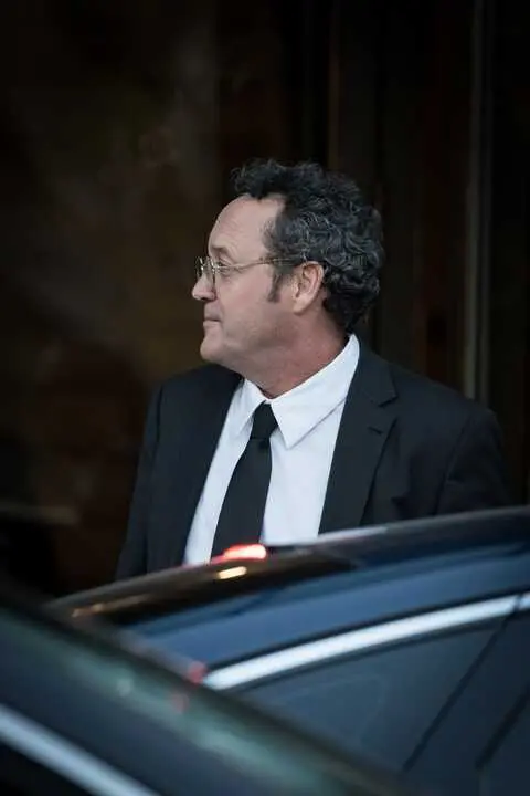 
<p> Los magistrados subrayan que "las consecuencias extraprocesales" de la condena "se mueven en otro plano"</p>
<p>   MADRID, 9 (EUROPA PRESS)</p>
<p>   El Tribunal Supremo (TS) ha aclarado en la sentencia que ha dictado este martes que la condena a dos a&ntilde;os de inhabilitaci&oacute;n contra &Aacute;lvaro Garc&iacute;a Ortiz se limita al cargo de fiscal general del Estado, al considerar "excesiva su proyecci&oacute;n a otros". No obstante, al mismo tiempo se&ntilde;ala que "las consecuencias extraprocesales" de la condena "se mueven en otro plano" distinto al estrictamente judicial.</p>
<p>   La sentencia, de 180 p&aacute;ginas, arroja luz sobre el fallo que se conoci&oacute; el pasado 20 de noviembre, cuando trascendi&oacute; que el tribunal condenaba a Garc&iacute;a Ortiz a esos dos a&ntilde;os de inhabilitaci&oacute;n y multa de 7.200 euros, as&iacute; como a indemnizar a Alberto Gonz&aacute;lez Amador --novio de la presidenta madrile&ntilde;a, Isabel D&iacute;az Ayuso-- con 10.000 euros por da&ntilde;os morales por un delito de revelaci&oacute;n de secretos.</p>
<p>   Los magistrados precisan que "la pena de inhabilitaci&oacute;n especial para empleo o cargo p&uacute;blico supone la privaci&oacute;n definitiva del cargo sobre el que recae", que en este caso "se concreta exclusivamente en el que ostentaba el acusado en el momento de los hechos: fiscal general del Estado".</p>
<p>   El tribunal expone que, "desde una perspectiva estrictamente penal, es proporcionada esa acotaci&oacute;n" de la pena, "revel&aacute;ndose como excesiva su proyecci&oacute;n a otros". Al hilo, recuerdan que "no es necesario ser fiscal para alcanzar la titularidad de la Fiscal&iacute;a General del Estado".</p>
<p>   Los magistrados puntualizan, adem&aacute;s, que "esa era la petici&oacute;n de la acusaci&oacute;n particular" que ejerce Gonz&aacute;lez Amador y de "muchas de las acusaciones" populares de la causa.</p>
<p>   En todo caso, se muestran conscientes de que no les compete "dilucidar las consecuencias extraprocesales de la condena, que se mueven en otro plano", sin especificar cu&aacute;l.</p>
<p>   Esta matizaci&oacute;n resulta relevante por cuanto fuentes jur&iacute;dicas consultadas por Europa Press advert&iacute;an de que Garc&iacute;a Ortiz se arriesgaba a quedar expulsado de la carrera fiscal aunque la inhabilitaci&oacute;n fuera solo para el cargo de jefe del Ministerio P&uacute;blico.</p>
<p>   Y ello porque, tras salir de la jefatura del Ministerio P&uacute;blico, un puesto que implica estar en una situaci&oacute;n extraordinaria, en "servicios especiales", debe solicitar su reingreso a la carrera fiscal, donde surgir&iacute;a el problema.</p>
<p>   Las fuentes se&ntilde;alaban el art&iacute;culo 46 del Estatuto Org&aacute;nico del Ministerio Fiscal (EOMF), en su apartado d), que establece que la condici&oacute;n de fiscal se pierde cuando existe una "pena principal o accesoria de inhabilitaci&oacute;n para cargos p&uacute;blicos".</p>
<p>   De igual forma, apuntaban al Reglamento del Ministerio Fiscal, que en el ep&iacute;grafe d) del art&iacute;culo 32 fija como causa para la p&eacute;rdida de la condici&oacute;n de fiscal la imposici&oacute;n de una condena con "pena principal o accesoria de inhabilitaci&oacute;n para cargo p&uacute;blico o condena por delito doloso".</p>
      