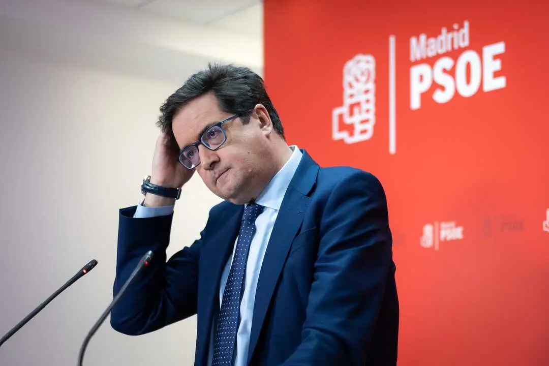 
<p>   MADRID, 9 (EUROPA PRESS)</p>
<p>   El ministro para la Tranformaci&oacute;n Digital y de la Funci&oacute;n P&uacute;blica adem&aacute;s de secretario general del PSOE de Madrid, &Oacute;scar L&oacute;pez, ha asegurado que la sentencia del Tribunal Supremo contra el ya exfiscal general del Estado, que le condena por filtrar el e-mail y la nota de prensa sobre el novio de Ayuso, trata de justificar lo injustificable.</p>
<p> "He podido leer lo que he podido leer, porque acaba de salir, pero a la vista de lo que he podido leer y lo que le escucho a ustedes, conozco muchos guiones de Hollywood con menos creatividad que esa sentencia", ha exclamado el dirigente socialista en declaraciones a TVE, recogidas por Europa Press.</p>
<p>   Seg&uacute;n L&oacute;pez, el argumento principal que da el Tribunal Supremo es que no tienen pruebas de que haya sido el fiscal general quien filtr&oacute; datos del novio de la presidenta de la comunidad de Madrid, pero alegan que "no puede ser otro" quien filtrara.</p>
<p>   El ministro, tras reprochar que la sentencia desmiente a alg&uacute;n periodista, ha precisado que el Gobierno ha acatado el fallo y que ya actu&oacute; con el relevo del fiscal general. Ahora, ha a&ntilde;adido, veinte d&iacute;as despu&eacute;s del fallo, el Tribunal Supremo saca la sentencia en un intento, en su opini&oacute;n, de "justigicar lo injustificable".</p>
      