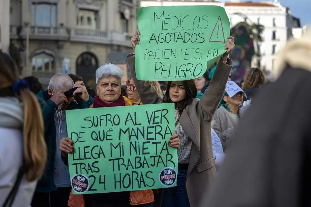 
<p>    MADRID, 9 (EUROPA PRESS)</p>
<p>   La Confederaci&oacute;n Espa&ntilde;ola de Sindicatos M&eacute;dicos (CESM) ha mostrado su satisfacci&oacute;n por c&oacute;mo se ha desarrollando esta primera jornada de huelga nacional contra el borrador de Estatuto Marco del Ministerio de Sanidad, un paro que asegura que ha sido secundado por entre el 85 y el 90 por ciento de los m&eacute;dicos y facultativos que estaban llamados a esta huelga de cuatro jornadas consecutivas.</p>
<p>    Estas cifras suponen, seg&uacute;n CESM, un seguimiento global "muy alto" pese a los servicios m&iacute;nimos "abusivos" que se han impuesto en la mayor&iacute;a de las comunidades aut&oacute;nomas. "Unas medidas que han sido denunciadas por los sindicatos auton&oacute;micos incluso por v&iacute;a judicial, ya que han aumentado considerablemente los decretados para las dos jornadas anteriores de huelga del 13 de junio y el 3 de octubre y en muchos casos suponen contar con muchos m&aacute;s efectivos de los que habr&iacute;a en un d&iacute;a festivo", explica.</p>
<p>    Pese a esta circunstancia, la participaci&oacute;n ha sido en torno al 80 por ciento en el &aacute;mbito hospitalario, donde se ha paralizado toda actividad quir&uacute;rgica no urgente y se han reprogramado consultas y pruebas diagn&oacute;sticas, mientras que en Atenci&oacute;n Primaria ha superado el 60 por ciento, debido en parte a la presi&oacute;n asistencial por el pico de gripe y por los servicios m&iacute;nimos abusivos decretados.</p>
<p>    El sindicato destaca la implicaci&oacute;n de servicios como el de Anestesia, alcanzando en algunos puntos el 100% de seguimiento, y de los MIR y estudiantes de Medicina, movilizados desde el principio con las reivindicaciones del colectivo.</p>
<p>   La Confederaci&oacute;n defiende que estos datos de seguimiento han sido "maquillados sistem&aacute;ticamente" por las consejer&iacute;as, ya que han contabilizado como no huelguistas a m&eacute;dicos que est&aacute;n de m&iacute;nimos, de vacaciones, de baja o de libranza tras la guardia para "generar una imagen distorsionada de la realidad".</p>
<p>    "Confirman una participaci&oacute;n masiva y, por tanto, que los facultativos est&aacute;n dispuestos a sostener un conflicto de largo recorrido si el ministerio no ofrece una respuesta inmediata y efectiva a las reivindicaciones planteadas", se&ntilde;alan desde CESM.</p>
<p>   Adem&aacute;s, explican que los m&eacute;dicos siempre han estado a la altura de su responsabilidad, tal y como demostraron durante la pandemia de COVID19, y que pese a las molestias que pueda llegar a ocasionar, quieren aclarar que la huelga tiene como objetivo mejorar las condiciones laborales del m&eacute;dico y la calidad de la atenci&oacute;n a los pacientes, motivo por el que solicitan el apoyo y la comprensi&oacute;n de la poblaci&oacute;n.</p>
<p>   CESM insiste en que toda la profesi&oacute;n est&aacute; exigiendo una norma que plasme una mejora notable de sus condiciones laborales y que repercuta a su vez en la calidad asistencial que se preste a la poblaci&oacute;n, y anima a los profesionales a participar en las pr&oacute;ximas tres jornadas de paro, as&iacute; como en las diversas concentraciones que tendr&aacute;n lugar en todas las comunidades aut&oacute;nomas para mostrar el rechazo al borrador ministerial y la necesidad de que se atiendan sus reivindicaciones. </p>
      