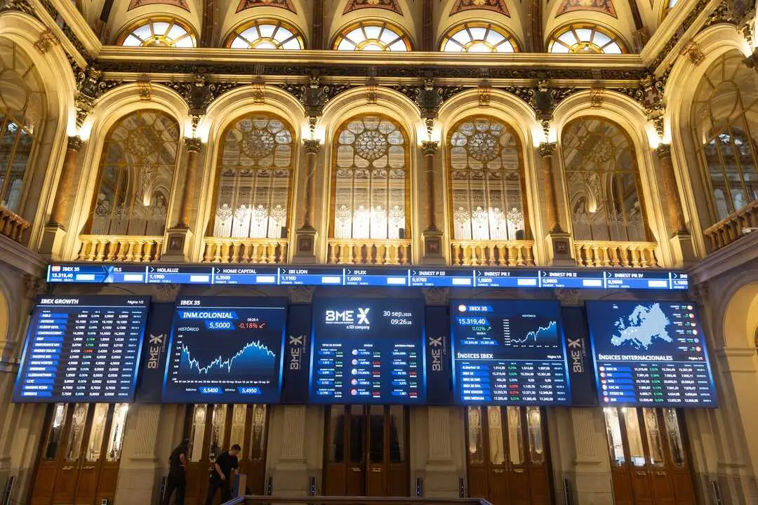 
<p>    MADRID, 9 (EUROPA PRESS TELEVISI&Oacute;N)</p>
<p>   El Ibex 35 ha cerrado la sesi&oacute;n de este martes situado en los 16.734,5 puntos, lo que supone un alza del 0,13% respecto al cierre del lunes, por lo que el selectivo de las bolsas y mercados espa&ntilde;olas busca nuevos m&aacute;ximos hist&oacute;ricos.</p>
<p>   En todo caso, el &iacute;ndice ha perdido fuerza tras haber llegado a rozar los 16.800 enteros en los primeros minutos de cotizaci&oacute;n durante la sesi&oacute;n de este martes.</p>
<p>   Los inversores est&aacute;n pendientes, en parte, del resultado de la reuni&oacute;n de pol&iacute;tica monetaria de la Reserva Federal de Estados Unidos (Fed), en la que se da por descontada una rebaja de los tipos de inter&eacute;s.</p>
<p>   Los analistas de Renta 4 han desgranado que el mercado descuenta al 100% un recorte de 25 puntos b&aacute;sicos por parte de la Fed --lo que dejar&iacute;a los tipos en el 3,5-3,75%--, pero que toda la atenci&oacute;n estar&aacute; puesta en el mensaje de su presidente, Jerome Powell.</p>
<p>   Seg&uacute;n los expertos de Banca March, en Estados Unidos los mercados se muestran m&aacute;s cautos respecto a los recortes esperados de la Fed: "La llegada de los datos retrasados por el cierre de Gobierno, el impulso de los est&iacute;mulos fiscales el a&ntilde;o que viene y la inamovible fortaleza del consumo han reducido las expectativas de recortes a dos para 2026", han enmarcado.</p>
<p>   Tambi&eacute;n en el plano internacional, el presidente de Estados Unidos, Donald Trump, ha amenazado con un nuevo arancel del 5% sobre los productos importados de M&eacute;xico, si &eacute;ste no libera "200.000 acres-pies de agua" (246,7 hect&oacute;metros c&uacute;bicos) de inmediato, tras acusar al pa&iacute;s vecino de violar el Tratado Integral del Agua.</p>
<p>    Adem&aacute;s, el mandatario estadounidense ha autorizado a la compa&ntilde;&iacute;a Nvidia a vender sus chips de inteligencia artificial H200 a cambio de una comisi&oacute;n del 25% sobre las ventas.</p>
<p>    En el &aacute;mbito nacional, el Tesoro P&uacute;blico ha colocado este martes 2.252,548 millones de euros en una subasta --la &uacute;ltima del a&ntilde;o-- de letras a tres y nueve meses, en el rango medio previsto, y lo ha hecho elevando la rentabilidad marginal ofrecida a los inversores por ambas referencias, seg&uacute;n el resultado de la emisi&oacute;n publicado por el Banco de Espa&ntilde;a.</p>
<p>    En este contexto, los mayores incrementos en el selectivo han sido los de Mapfre (+2,14%), Indra (+1,93%), Solaria (+1,90%), ArcelorMittal (+1,55%), ACS (+1,32%) y Cellnex (+1,31%).</p>
<p>   Del lado contrario, los mayores descensos han sido los de Fluidra (-2,33%), IAG (-1,16%), Enag&aacute;s (-1,07%), Merlin (-0,98%), Grifols (-0,88%) y Endesa (-0,81%).</p>
<p>   La evoluci&oacute;n del resto de los principales mercados europeos ha sido mixta. Londres ha ca&iacute;do un 0,03% y Par&iacute;s, un 0,69%. De su lado, Fr&aacute;ncfort ha avanzado un 0,49% y Mil&aacute;n, un 0,33%.</p>
<p>   Al cierre de la sesi&oacute;n europea, el barril de Brent cotizaba en los 61,92 d&oacute;lares, un 0,90% menos, mientras que el West Texas Intermediate (WTI) alcanzaba los 58,23 d&oacute;lares, un 1,10% menos.</p>
<p>   En el mercado de renta fija, el rendimiento del bono espa&ntilde;ol con vencimiento a 10 a&ntilde;os alcanzaba el 3,311%, desde el 3,334% registrado al cierre del lunes. De esta forma, la prima de riesgo frente al bono alem&aacute;n ha ca&iacute;do a 46,1 puntos b&aacute;sicos.</p>
<p>   Respecto a las divisas, el euro se manten&iacute;a pr&aacute;cticamente estable frente al d&oacute;lar, cruz&aacute;ndose en un tipo de cambio de 1,1639 d&oacute;lares por cada euro.</p>
<p> IM&Aacute;GENES DISPONIBLES EN EUROPA PRESS TELEVISI&Oacute;N</p>
<p>URL DE DESCARGA: </p>
<p><a target="_blank" href="https://www.europapress.tv/economia/1034613/1/ibex-35-sube-013-cierre-16734-puntos">https://www.europapress.tv/economia/1034613/1/ibex-35-sube-013-cierre-16734-puntos</a></p>
<p>TEL&Eacute;FONO DE CONTACTO 91 345 44 06 </p>
      