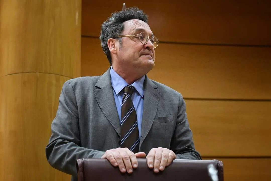 
<p> Cree que existe un "cuadro probatorio s&oacute;lido, coherente y concluyente" contra Garc&iacute;a Ortiz</p>
<p>   MADRID, 9 (EUROPA PRESS) </p>
<p>   El Tribunal Supremo (TS) ha sentenciado que el fiscal general del Estado, &Aacute;lvaro Garc&iacute;a Ortiz, "no puede responder a una noticia falsa mediante la comisi&oacute;n de un delito", indicando que en este caso la revelaci&oacute;n de secretos contra Alberto Gonz&aacute;lez Amador --novio de la presidenta madrile&ntilde;a, Isabel D&iacute;az Ayuso-- lo fue tanto por la filtraci&oacute;n a los medios del 'email' donde el empresario se ofrec&iacute;a a confesar como por la posterior publicaci&oacute;n de una nota de prensa que lo mencionaba.</p>
<p>   La sentencia se ha conocido este martes, casi tres semanas despu&eacute;s de que el tribunal que juzg&oacute; a Garc&iacute;a Ortiz adelantara el fallo por el que acord&oacute; condenarle a dos a&ntilde;os de inhabilitaci&oacute;n para el cargo, multa de 7.200 euros e indemnizaci&oacute;n de 10.000 euros por da&ntilde;os morales.</p>
<p>   En el texto, de 180 folios, el TS da por probado que fue Garc&iacute;a Ortiz o "una persona de su entorno inmediato y con su conocimiento" quien filtr&oacute; la noche del 13 de marzo de 2024 a la 'Cadena SER' el correo enviado el 2 de febrero de ese a&ntilde;o por el abogado de Gonz&aacute;lez Amador a Fiscal&iacute;a para ofrecer que su cliente reconociera los dos delitos fiscales por los que se le investigaba a cambio de eludir la c&aacute;rcel.</p>
<p>   En este punto, el tribunal llama la atenci&oacute;n sobre la llamada de WhatsApp que el periodista de la radio hizo a las 21:38 a Garc&iacute;a Ortiz y que dur&oacute; "cuatro segundos", a pesar de que ambos negaron que llegaran a hablar. Para el TS, esa conexi&oacute;n sugiere "contactos ulteriores por otras v&iacute;as telem&aacute;ticas".</p>
<p>   Los magistrados tambi&eacute;n apoyan la condena en la difusi&oacute;n, a las 10:22 horas del 14 de marzo, de la nota de prensa de la Fiscal&iacute;a donde se detallaba el intercambio de 'emails' entre la defensa de Gonz&aacute;lez Amador y el fiscal del caso, Juli&aacute;n Salto, incluido el hecho de que reconoc&iacute;a la autor&iacute;a de esos dos delitos fiscales.</p>
<p>    A este respecto, recuerdan que Garc&iacute;a Ortiz asumi&oacute; desde el primer momento la autor&iacute;a de ese comunicado, as&iacute; como que su jefa de prensa reconoci&oacute; que "le dict&oacute; p&aacute;rrafos concretos" y que ambos formaron el "consejo de redacci&oacute;n" para ese texto.</p>
<p>   El tribunal considera que la divulgaci&oacute;n de la informaci&oacute;n reservada se materializ&oacute; tanto por la filtraci&oacute;n del 'email' como por la publicaci&oacute;n de la nota informativa, que constituyen "una unidad de acci&oacute;n". "La nota consolida la filtraci&oacute;n iniciada por el correo, en realidad la oficializa", afirma.</p>
<p>   Garc&iacute;a Ortiz esgrimi&oacute; que el comunicado era necesario para desmentir lo que consideraba un "bulo", en alusi&oacute;n a la noticia publicada a las 21:29 horas del 13 de marzo por 'El Mundo', donde se dec&iacute;a que fue Fiscal&iacute;a quien ofreci&oacute; pactar, en vez de al rev&eacute;s; y a las siguientes informaciones que apuntaban que el pacto se hab&iacute;a frenado por "&oacute;rdenes de arriba".</p>
<p>   Sin embargo, el Supremo resuelve que "el fiscal general no puede responder a una noticia falsa mediante la comisi&oacute;n de un delito, como la divulgaci&oacute;n de un escrito de reconocimiento de un hecho para evitar el juicio, incluso cuando el investigado ha insinuado un comportamiento del Ministerio Fiscal no procedente".</p>
<p>"UN DEBER REFORZADO DE RESERVA" </p>
<p>   El tribunal razona que "la negaci&oacute;n de una noticia incierta no requiere la afirmaci&oacute;n p&uacute;blica de la responsabilidad penal reconocida" por una persona bajo investigaci&oacute;n porque eso puede lesionar los derechos de defensa y a la presunci&oacute;n de inocencia que la Fiscal&iacute;a debe garantizar, enfatizando que "sobre Garc&iacute;a Ortiz pesaba un reforzado deber de reserva que quebrant&oacute; sin justificaci&oacute;n".</p>
<p>   En consecuencia, rechaza la tesis de que "lo que ya haya sido divulgado no merezca la protecci&oacute;n dispensable a la informaci&oacute;n secreta o reservada, o que todo aquello que ya es conocido por el p&uacute;blico se sit&uacute;e extramuros de la tutela penal que se dispensa a informaciones que puedan comprometer" derechos fundamentales.</p>
<p>   Por eso, establece que el hecho de que algunos medios dispusieran del correo electr&oacute;nico de 2 de febrero de 2024 antes de que le llegara a Garc&iacute;a Ortiz, a las 21:59 horas del 13 de marzo por 'email', "no neutraliza el deber de confidencialidad del fiscal general".</p>
<p>   Pese a ello, el Supremo no cuestiona la "credibilidad" de los periodistas ni la veracidad de sus testimonios. Simplemente expone que no son suficientes para exonerarlo.</p>
<p>"NO SE ENTIENDE" LA "PREMURA"</p>
<p>   A la filtraci&oacute;n del correo y la difusi&oacute;n de la nota, el TS suma como indicios "la secuencia temporal de comunicaciones, la urgencia mostrada en la obtenci&oacute;n de los correos, (...) el posterior borrado de los registros, los recelos expresados por sus subordinadas sobre la filtraci&oacute;n, junto al hecho de que ninguna otra persona distinta al letrado de Gonz&aacute;lez Amador, el fiscal Salto, la fiscal provincial y el propio fiscal general y su entorno pudieron participar en la filtraci&oacute;n".</p>
<p>   Los magistrados repasan las horas clave de la noche del 13 de marzo, en las que Garc&iacute;a Ortiz activ&oacute; a la jefa de la Fiscal&iacute;a Provincial de Madrid, Pilar Rodr&iacute;guez, para que reclamase al fiscal Salto la cadena completa de correos que intercambi&oacute; con la defensa de Gonz&aacute;lez Amador.</p>
<p>   "Tan apremiante era el encargo que no dudaron en hacer salir al fiscal Salto del partido de f&uacute;tbol al que en ese momento estaba asistiendo, para proceder de forma inmediata a la remisi&oacute;n de los correos", apuntan.</p>
<p>   El Supremo no entiende la "premura" de tal actuaci&oacute;n. "Desde luego, no eran necesarios los correos para negar p&uacute;blicamente que hubiera dado &oacute;rdenes para que no se llegara a una conformidad en el asunto de Gonz&aacute;lez Amador", concluye.</p>
<p>   De hecho, desestima el argumento del fiscal general de que era necesario difundir la nota de prensa para cumplir con el deber de informar de la Fiscal&iacute;a.</p>
<p>EL BORRADO Y LAS ADVERTENCIAS DE LASTRA </p>
<p>   Asimismo, el Supremo recalca que "no existe" norma alguna que obligase a Garc&iacute;a Ortiz a borrar el contenido de su tel&eacute;fono m&oacute;vil "casualmente el d&iacute;a 16 de octubre de 2024, tan solo un d&iacute;a despu&eacute;s" de que se abriera la causa en su contra.</p>
<p>   Para los magistrados, la causa explicativa del borrado "no puede ser otra que la estrat&eacute;gica destrucci&oacute;n de toda la informaci&oacute;n que pudiera comprometer la tesis exoneratoria que hace valer, con toda legitimidad, Garc&iacute;a Ortiz".</p>
<p>   De igual forma, el tribunal se apoya en la declaraci&oacute;n de la fiscal superior de Madrid, Almudena Lastra, quien manifest&oacute; que desde el primer momento advirti&oacute; de que la informaci&oacute;n pod&iacute;a filtrarse. Seg&uacute;n ella, pregunt&oacute; directamente a Garc&iacute;a Ortiz si lo hab&iacute;a hecho y &eacute;l contest&oacute;: "Eso ahora no importa". El Supremo cree que con ello reconoci&oacute; "indirectamente su participaci&oacute;n en la filtraci&oacute;n".</p>
<p>NO HAY "ALTERNATIVA" CRE&Iacute;BLE</p>
<p>   El Supremo estima que todo esto dibuja un "cuadro probatorio s&oacute;lido, coherente y concluyente" contra Garc&iacute;a Ortiz, haciendo hincapi&eacute; en que "no existe una explicaci&oacute;n alternativa razonable que permita cuestionar que la filtraci&oacute;n se desarroll&oacute; en la Fiscal&iacute;a General del Estado y que el propio fiscal tuvo una participaci&oacute;n directa".</p>
<p>   El TS se detiene a analizar la tesis de la defensa de que hasta 600 personas ten&iacute;an acceso a la informaci&oacute;n sensible para rechazarla, porque solo el "entorno pr&oacute;ximo" al fiscal general sab&iacute;a que afectaba al novio de D&iacute;az Ayuso, y porque "evidenciar&iacute;a una brecha de seguridad importante" que habr&iacute;a "merecido" una actuaci&oacute;n del servicio de inspecci&oacute;n que no hubo. Esa "indiferencia institucional (...) s&oacute;lo es entendible a partir de la interesada pasividad" de Garc&iacute;a Ortiz, afea.</p>
<p>   Por &uacute;ltimo, dice que se ha probado que "al menos" hubo esa filtraci&oacute;n a la Cadena SER, ya que constata que "sobre este mismo asunto se han producido otras dos filtraciones, la del expediente tributario y la de la nota de prensa". "Filtraciones que no son objeto de este procedimiento pero revelan una forma de actuar, un tanto an&oacute;mala, sobre este objeto procesal", desliza.</p>
      
