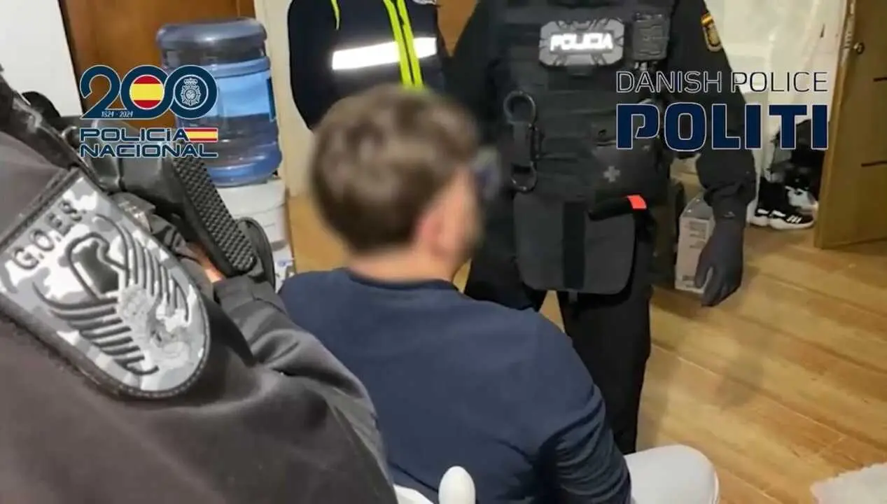 
<p>   MADRID, 10 (EUROPA PRESS)</p>
<p>   La Polic&iacute;a Nacional ha detenido a cinco personas por el secuestro de una pareja en Mijas (M&aacute;laga) y el posterior asesinato del hombre, tras ser estos asaltados y retenidos con el fin de acceder a sus 'wallets' digitales y tratar de sustraer sus criptoactivos.</p>
<p>   As&iacute; lo ha confirmado el cuerpo en un comunicado, recogido por Europa Press, en el que ha detallado que gracias a la colaboraci&oacute;n la polic&iacute;a danesa tambi&eacute;n se han imputado por este delito a otras cuatro personas que ahora se encuentran en territorio dan&eacute;s. De estos, dos est&aacute;n en prisi&oacute;n "por hechos similares".</p>
<p>   El pasado mes de abril, los arrestados presuntamente asaltaron a una pareja disparando al hombre en la pierna "cuando trataba de huir". Acto seguido, les introdujeron en un veh&iacute;culo, para posteriormente retenerles durante "varias horas" en una vivienda mientras la organizaci&oacute;n criminal trataba de acceder a las carteras digitales de la pareja.</p>
<p>   A media noche, la mujer fue liberada por los captores, mientras que su pareja permaneci&oacute; en paradero desconocido hasta que su cad&aacute;ver fue hallado en una zona boscosa de la localidad malague&ntilde;a. El cuerpo de la v&iacute;ctima presentaba evidentes signos de violencia, adem&aacute;s del disparo recibido en la pierna.</p>
<p>    La mujer, denunciante del caso, confirm&oacute; que los asaltantes "vest&iacute;an &iacute;ntegramente de negro, portaban guantes y ocultaban sus rostros con pasamonta&ntilde;as, portando armas de fuego".</p>
<p>    Finalmente, los agentes llevaron a cabo la detenci&oacute;n de las cinco personas en Espa&ntilde;a y registraron seis inmuebles en Madrid y en M&aacute;laga, donde los agentes encontraron dos armas de fuego --una de ellas simulada--, un bast&oacute;n extensible, un pasamonta&ntilde;as, un pantal&oacute;n con restos de sangre.</p>
<p>   Tambi&eacute;n hallaron "vestigios biol&oacute;gicos compatibles" con la sangre hallada en la vivienda donde las v&iacute;ctimas permanecieron retenidas, e intervinieron diversa documentaci&oacute;n de inter&eacute;s para el caso, adem&aacute;s de m&uacute;ltiples dispositivos electr&oacute;nicos y m&oacute;viles.</p>
      