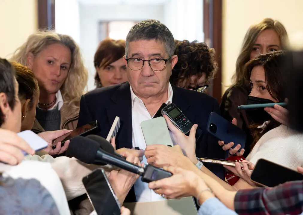 
<p>    MADRID, 10 (EUROPA PRESS)</p>
<p>   El portavoz del PSOE en el Congreso, Patxi L&oacute;pez, ha asegurado este mi&eacute;rcoles que el partido apartar&aacute; "con contundencia" a quienes sean denunciados por acoso sexual, tras el nuevo caso del presidente de la Diputaci&oacute;n socialista de Lugo y alcalde de Monforte de Lemos, Jos&eacute; Tom&eacute;.</p>
<p>   Seis mujeres han denunciado a Tom&eacute; por presunto acoso sexual a trav&eacute;s del canal interno del PSOE. Los testimonios de las mujeres, en los que hablan de tocamientos, llamadas e im&aacute;genes por parte del socialista, se han dado a conocer en el programa de televisi&oacute;n C&oacute;digo10, de Cuatro.</p>
<p>   En los pasillos de la C&aacute;mara Baja, L&oacute;pez ha se&ntilde;alado que estos casos que est&aacute;n apareciendo est&aacute;n fuera de lo que son "los principios y los valores" del PSOE y "todos" ser&aacute;n apartados del partido "con contundencia".</p>
<p>   Preguntado por el hecho de que socios parlamentarios como ERC est&eacute;n tachando a los socialistas de "in&uacute;tiles" en este asunto, L&oacute;pez ha defendido que su partido lleva propuestas semana tras semana al Congreso, muchas de las cuales "significan un avance para la ciudadan&iacute;a espa&ntilde;ola, que significan nuevos derechos, nuevas ayudas y un nuevo progreso colectivo".</p>
<p>   Y, respecto a la protecci&oacute;n e las mujeres, ha a&ntilde;adido, "hay todo un despliegue de lo que es el Pacto de Estado en este sentido". "Lamentablemente tenemos que lamentar demasiadas v&iacute;ctimas de esa lacra que es el terrorismo machista, pero yo creo que tenemos que sumar todos recursos, fuerzas y voluntades para intentar acabar con ello", ha concluido.</p>
      